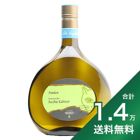 産地ドイツ ＞ フランケン生産者ゾンメラッハー品種バッフス 100%英字Sommeracher Bacchus Kabinett醸造Alc：11.9%　残糖：13.9g/l　酸：5.7g/l （2018VT)飲み頃温度7〜10℃おすすめグラス白ワイングラス内容量750mlJANコード4005880005127輸入元ヘレンベルガー ホーフ《バッフスとは》 バッフスはドイツの交配品種。1930年ごろに開発されました。ジルヴァーナーとリースリングを掛け合わせたブドウに、さらにミュラー・トゥルガウを交配。ドイツの交配品種としてはまずまず多く栽培されていますが、近年はやや減少傾向にあります。 その名前の由来はギリシャ神話に出てくるディオニソスに当たる「Bucchus ＝ バッカス」。主にラインヘッセンやフランケンで栽培されています。 特徴香としてマスカットに似た甘い香りを持ち、繊細なハーブのような香りも感じます。 《テイスティングノート》 ほんのりと甘味を残した、半辛口のスタイル。マスカットや青りんごのようなフルーティーな香りが広がります。穏やかな酸味を持つ親しみやすいワインです。《ギフトラッピング不可商品》こちらの商品は瓶の形状が特殊なため、ギフトボックスに入れることができません。ラッピングには対応していませんのでご了承ください。■■■■■■■■■■■■■■■■■■■■■■■■ 分類記号: 乙33丁N戊N己N 猫のエチケット ボックスボイテルミディアムボディ やや辛口 丑5　