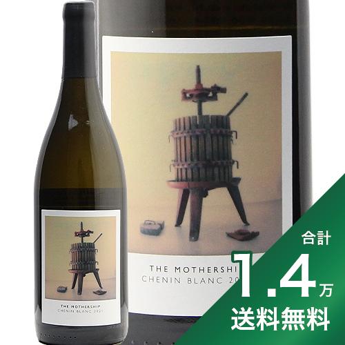 産地南アフリカ ＞ ステレンボッシュ生産者ステレンラスト品種シュナン・ブラン 100%英字Stellenrust Artisons Mother Ship Chenin Blanc おすすめ料理シーフード、グリルした魚、クリームソース、タイのグリーンカレー、スパイス料理飲み頃温度10?12℃おすすめグラス白ワイングラス評価プラッター（南ア）5星、ティムアトキン95点　[2019年]内容量750ml輸入元マスダ200haという広大な畑から数多くのワインをつくるステレンラスト。 そのトップキュベとしてふさわしい風格を備えたシュナン・ブランです。 《生産者について》 ステレンボッシュの中央のあたりに位置するステレンラストは、2箇所に合計200haもの畑をもつ比較的大規模な生産者。家族経営を続けており、フェアトレードの認証も受けています。2012年のロンドンオリンピックの際には、公式ワインとしてふるまわれました。 《ブッシュヴァインについて》 南アフリカで時折見かける仕立て方法として、ブッシュヴァインというものがあります。通常、ワインは垣根仕立てという、畝をつくるように針金にツタを添わせる剪定を行います。しかしブッシュヴァインはブドウの樹が伸びるに任せて、伝うものを設けません。樹高は低く抑えられ自然と収量が落ちるため、より凝縮した果実が得られるうえ、垣根仕立てほどの水を必要としないのがメリットです。半面、収穫の際にはしゃがみ込んで葉をかき分けて房を見つけないといけないので、より人手を必要とします。 《シュナン・ブランの畑と醸造法》 ステレンボッシュのサブリージョンであるポタラリー・ヒルズの畑に1964年にサンソーとともに植樹されたシュナン・ブランの畑。ブッシュヴァインで育てられています。 しっかり黄色く熟してから収穫し、6-12時間のスキンコンタクト。これが味わいの厚みにつながっているのでしょう。 大樽とコンクリートの卵型タンクで自然酵母で発酵。そのまま12か月熟成してブレンド。 《このワインについて》 ステレンラストのトップレンジシリーズがこの『アーティソンズ』。意味は「職人」で、工芸品的に少量だけこだわり抜いたワインをつくります。既存のワインのイメージにとらわれず、自由に作っていると言います。 このシリーズのエチケットに描かれるのは昔のワインづくりに用いられた道具です。 《テイスティングノート》 完熟ブドウからくる蜜のような甘いアロマ。しかし味わいは美しい酸をもつ辛口。オーク樽の風味がきいている訳でないのに、素晴らしい厚みがあり、長い余韻を持ちます。 とてつもない存在感をもつ白ワインです。 ■■■■■■■■■■■■■■■■■■■■■■■■ 分類記号: 乙24丁N戊N己N フルボディ 辛口 ワイン 白ワイン酉20 惰K≪関連カテゴリ≫