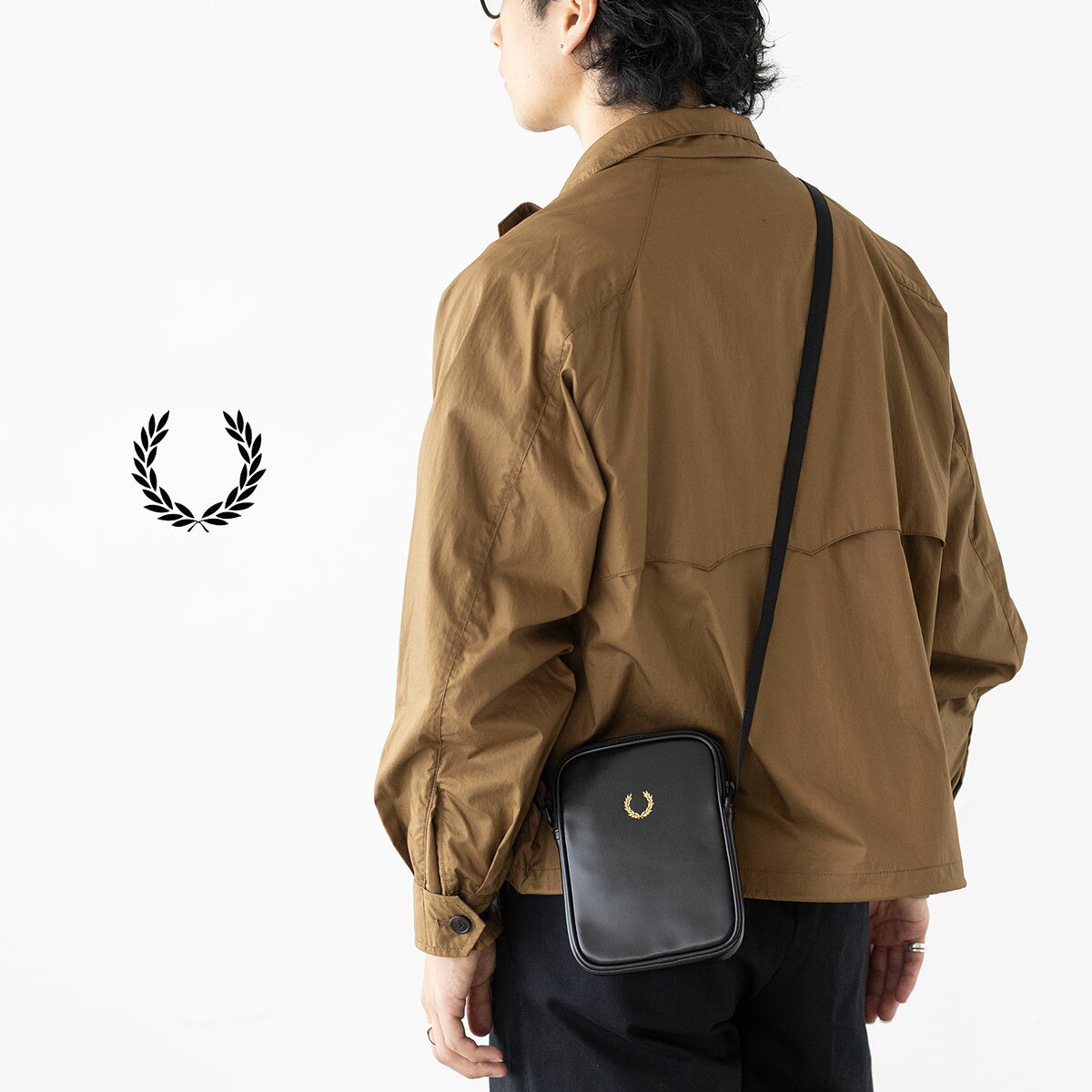 メーカー希望小売価格はメーカー商品タグに基づいて掲載しています。*フレッドペリー ショルダーバッグ ユニセックス F6 * 大人顔のレザーサイドバッグ。 SMOOTH LEATHER SMALL SIDE BAG エレガントできれいめなスタイルに映える、なめらかなスムースレザーのサイドバッグ。 フロントにはフレッドペリーを象徴するローレルロゴをあしらい、ミニマルなデザインにブランドらしい空気感を添えてます。 長さを調整できるショルダーストラップを備え、ちょっとしたお出かけから旅行時のセカンドバッグまで気軽に使えるサイズ感です。 カジュアルな装いにはもちろん、ジャケットなどのきれいめなスタイルにも好相性。クセのないシンプルなデザインで、性別や世代を問わず幅広く取り入れられます。 &minus;&nbsp;fabric&nbsp;&minus; 耐久性に優れたスムースレザー。 なめらかな表情と落ち着いた光沢感が大人っぽい雰囲気を演出するスムースレザー。日常使いにも頼もしいしっかりと堅牢な素材感です。 使い込むほどに風合いが深まり、自分だけの表情へと育っていく、天然皮革ならではの経年変化も楽しめます。 &minus;&nbsp;detail&nbsp;&minus; &nbsp; &minus;&nbsp;size&nbsp;&amp;&nbsp;spec&nbsp;&minus; サイズ表(cm) 表記サイズ 幅 高さ マチ 1SZ 28 18.5 3 オフィシャルサイトの寸法を引用。 スペック 容量 0.2L 素材 本体：皮革 裏地：ポリエステル 企画・製造 日本代理店正規品（タイ製） &minus;&nbsp;brand&nbsp;&minus;英国のテニスプレイヤー、フレデリック・ジョン・ペリーが創始したブランド。1960年代のモッズを始めとして、その後のルードボーイ、ブリティッシュポップ、スカなど、英国のポップカルチャーに愛されながら深く浸透。現在では、レトロスポーツ感覚のヴィンテージブランドとして支持を受ける。 FREDPERRYのアイテムをみる