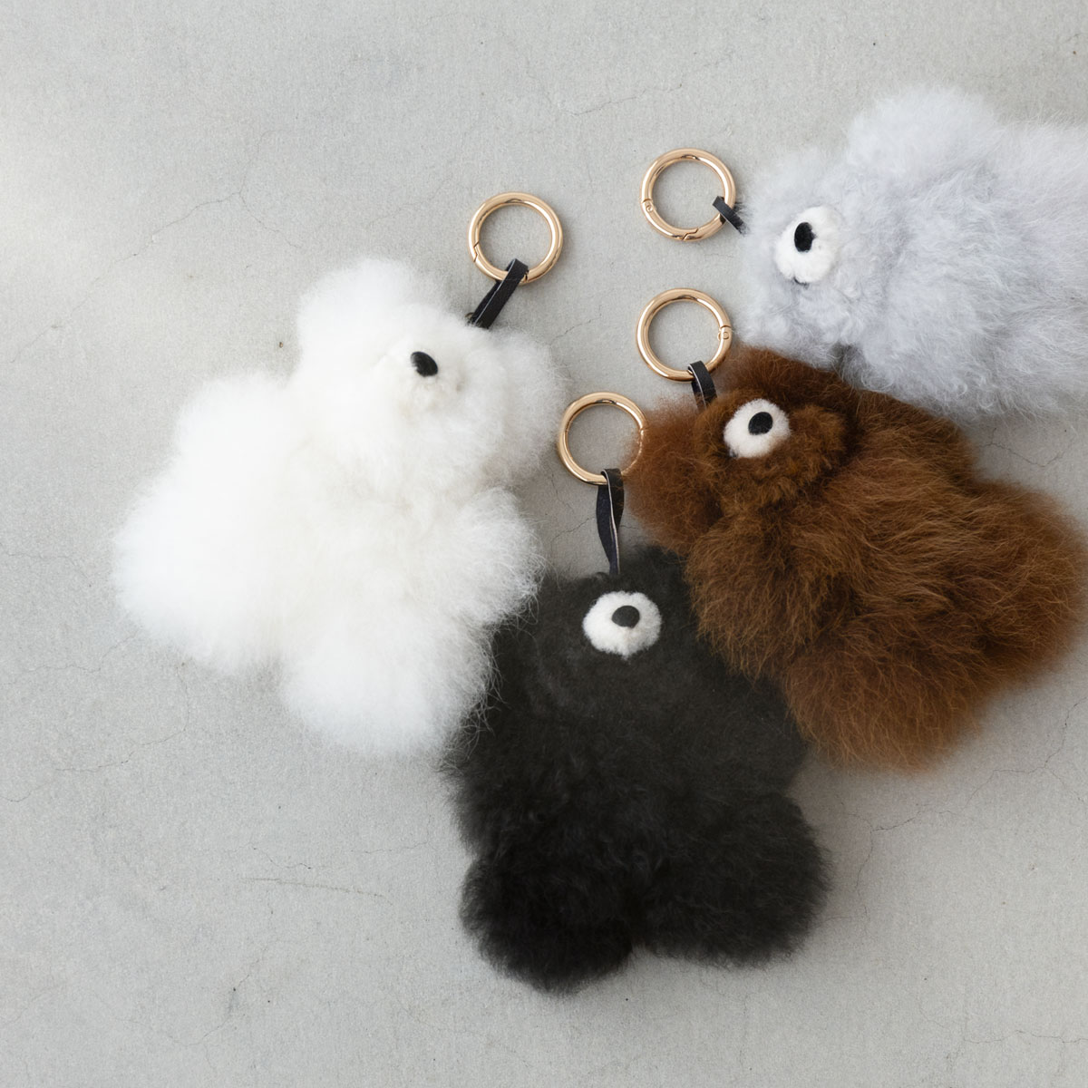 *コージー その他雑貨 ユニセックス F6 * バッグにちょこんと、大人の遊び心。 SMALL BEAR BABY ALPACA KEY RING ふわふわの毛並みと、なんとも愛嬌のある表情が目を惹く、Cosy（コージー）のクマ型チャーム。 素材には、思わず触れたくなるほど柔らかなアルパカファーを使用。シンプルで素朴な顔立ちだから、可愛らしさがありながらも子どもっぽくなりすぎず、大人のバッグにも自然に馴染みます。 バッグやリュックに付けるだけで、いつものスタイルにちょっとした遊び心をプラス。全長約14cmのほどよい存在感で、自分用にはもちろん、気の利いたギフトにもおすすめです。 &minus;&nbsp;fabric&nbsp;&minus; ふわっふわ、なめらかなベビーアルパカ 素材には、ふんわりとやわらかな毛並みが魅力のベビーアルパカを使用。 ベビーアルパカとは赤ちゃんの毛という意味ではなく、アルパカの中でも特に細く上質な毛を選んだものです。 ふわふわとしたボリューム感がありながら、触れるとなめらかでシルキー。天然素材ならではのやさしい風合いと、ほんのり上品な光沢も魅力です。 思わず撫でたくなるようなふわふわの毛並みが、クマの愛らしい表情をさらに引き立ててくれます。 &minus;&nbsp;detail&nbsp;&minus; 大人が持てる、ちょうどいい可愛さ。 つぶらな表情とモコモコのフォルムが印象的。主張しすぎない素朴なデザインで、トートやリュックなど幅広いバッグのアクセントになります。 ひとつひとつ表情の異なるハンドメイド。 ペルーで一点ずつ手作業によって仕上げられたアイテム。 色合いやサイズ、表情にわずかな個体差があり、それぞれに違った愛着を感じられるのも魅力です。 &minus;&nbsp;color&nbsp;&minus; &nbsp; &minus;&nbsp;styling&nbsp;&minus; &nbsp; &nbsp; &minus;&nbsp;spec&nbsp;&minus; スペック ご注意 この商品は一点ずつ手作業で作られているため、色柄やサイズに個体差があります。あらかじめご了承ください。 サイズ 高さ：約14cm 幅：約10cm 素材 アルパカ100% 企画・製造 ペルー製