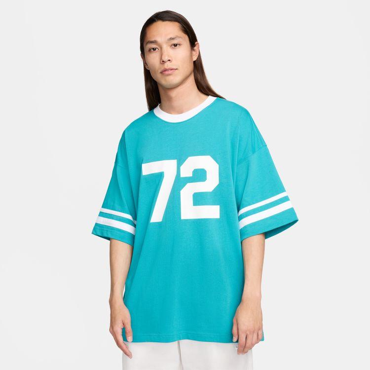 ゆったり感が心地いいオーバーサイズTシャツ。 OVER SIZED T-SHIRTS 柔らかいコットン素材を使用した、ゆったりとしたフィット感のTシャツ。クラシックな襟とジャージースタイルで、ビンテージ感あふれる雰囲気を演出します。 &minus;&nbsp;color lineup&nbsp;&minus; ※売り切れの場合は商品ページが表示されない場合があります。 &minus;&nbsp;size&nbsp;&amp;&nbsp;spec&nbsp;&minus; サイズ表｜着用者想定寸法(cm) 日本サイズ 胸囲 胴囲 身長 M 91〜97 78〜85 155〜176 L 97〜103 84〜91 176〜185 XL 103〜109 90〜97 176〜185 2XL 109〜115 90〜97 176〜185 3XL 115〜121 103〜109 - サイズ表｜平置実寸(cm) 表記サイズ 肩幅 袖丈 身幅 着丈 M 65 24 61 75 L 67 25 64 77 XL 69 25 67 77 2XL 72 26 72 78 3XL 73 26 74 78 詳しいサイズ計測方法はコチラをご確認ください。 スペック モデルNo./カラー HF4602-367：ティールネブュラ 特徴 ・リブ仕様の襟 ・プリントグラフィック 素材 綿100% 取り扱い 水温30℃まで：標準の洗濯機洗い 企画・製造 ナイキジャパン正規品（カンボジア製） &minus;&nbsp;brand&nbsp;&minus;1971年、ギリシャ神話の女神ニケが由来の「NIKE」は、米国オレゴン州にてフィル・ナイトとビル・バウワーマンによって設立。世界的に有名な「Just Do It」スローガン、「スウッシュ」ロゴをアイコンに、革新的な技術を取り入れた新製品やスタイリッシュなファッションアイテム、アーカイブの復刻スニーカーなどを創出。アスリートからファッションフリークまで幅広い人から絶大な支持を受けています。知らぬ人のいないスポーツブランドの雄。NIKEのアイテムをみる*ナイキ 半袖Tシャツ メンズ S4*