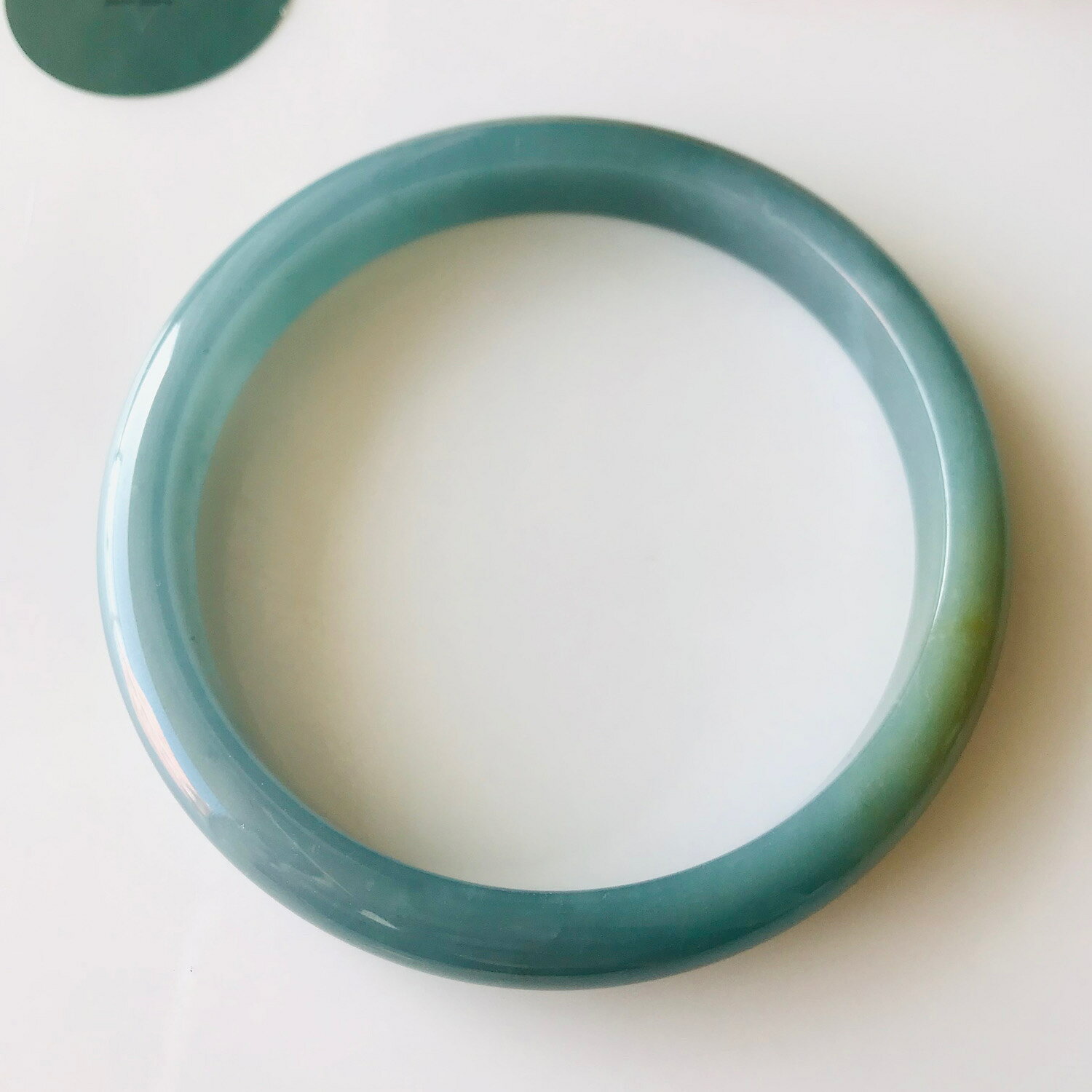 COCO2019 jade store 翡翠専門店のグアテマラ産 翡翠　ヒスイ　jade バングル ブルーグリーン　イエロー　60.3mm ヒスイ ひすい パワーストーン hisui 本翡翠 【翡翠専門店 アクセサリー 風水 占い 厄払い 厄除け 健康 長寿】｜アングル2