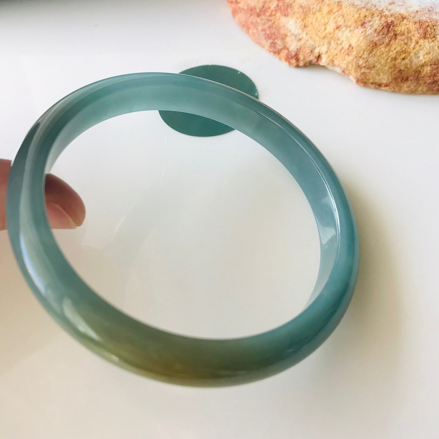 COCO2019 jade store 翡翠専門店のグアテマラ産 翡翠　ヒスイ　jade バングル ブルーグリーン　イエロー　60.3mm ヒスイ ひすい パワーストーン hisui 本翡翠 【翡翠専門店 アクセサリー 風水 占い 厄払い 厄除け 健康 長寿】｜アングル3