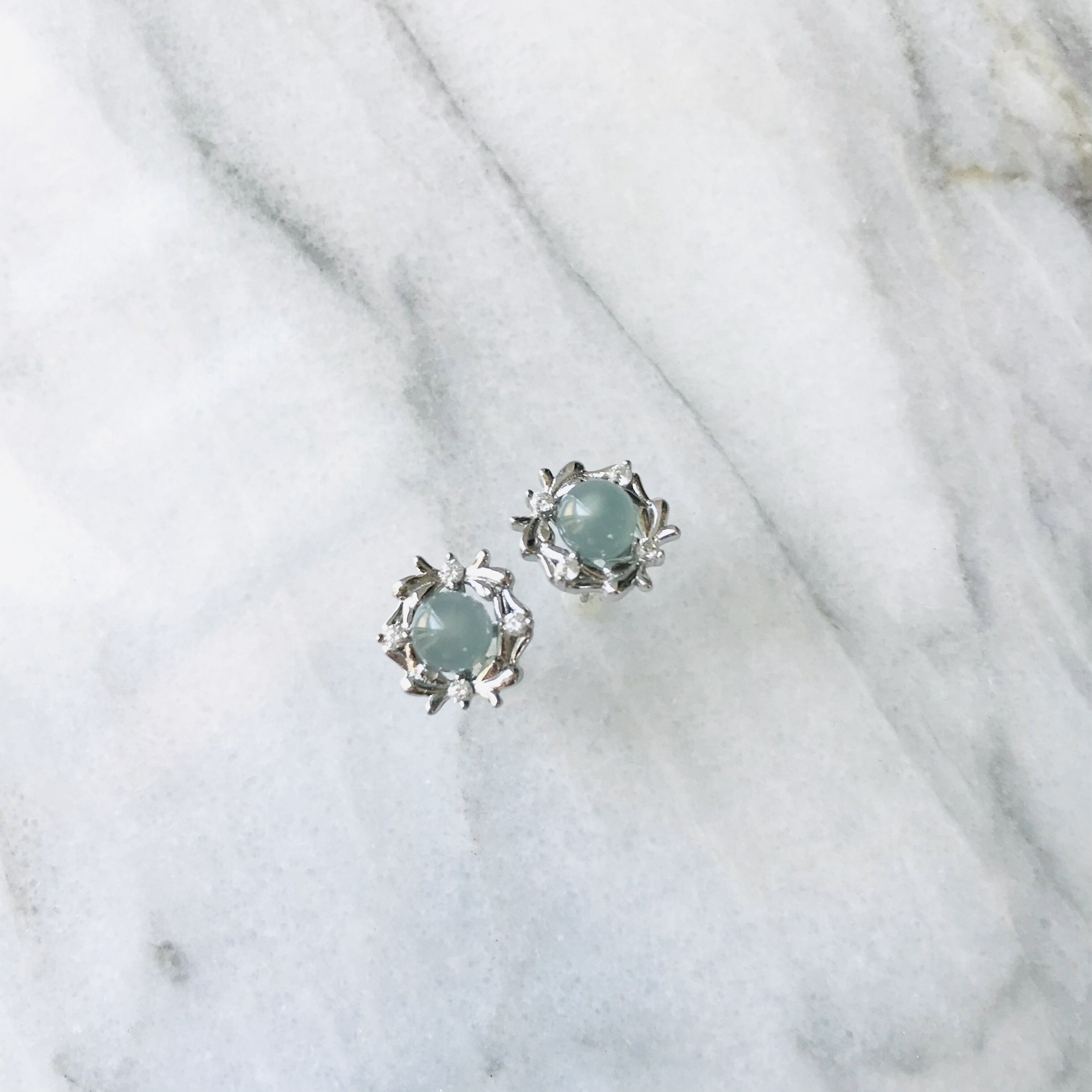 COCO2019 jade store 翡翠専門店のグアテマラ産　翡翠　ヒスイ　希少　ピアス　グリーン　小粒　職人手彫り　s925　天然石　一点物　希少　 ひすい パワーストーン hisui 本翡翠 アクセサリー スタッドピアス　大人かわいい　一粒の幸せ｜アングル2
