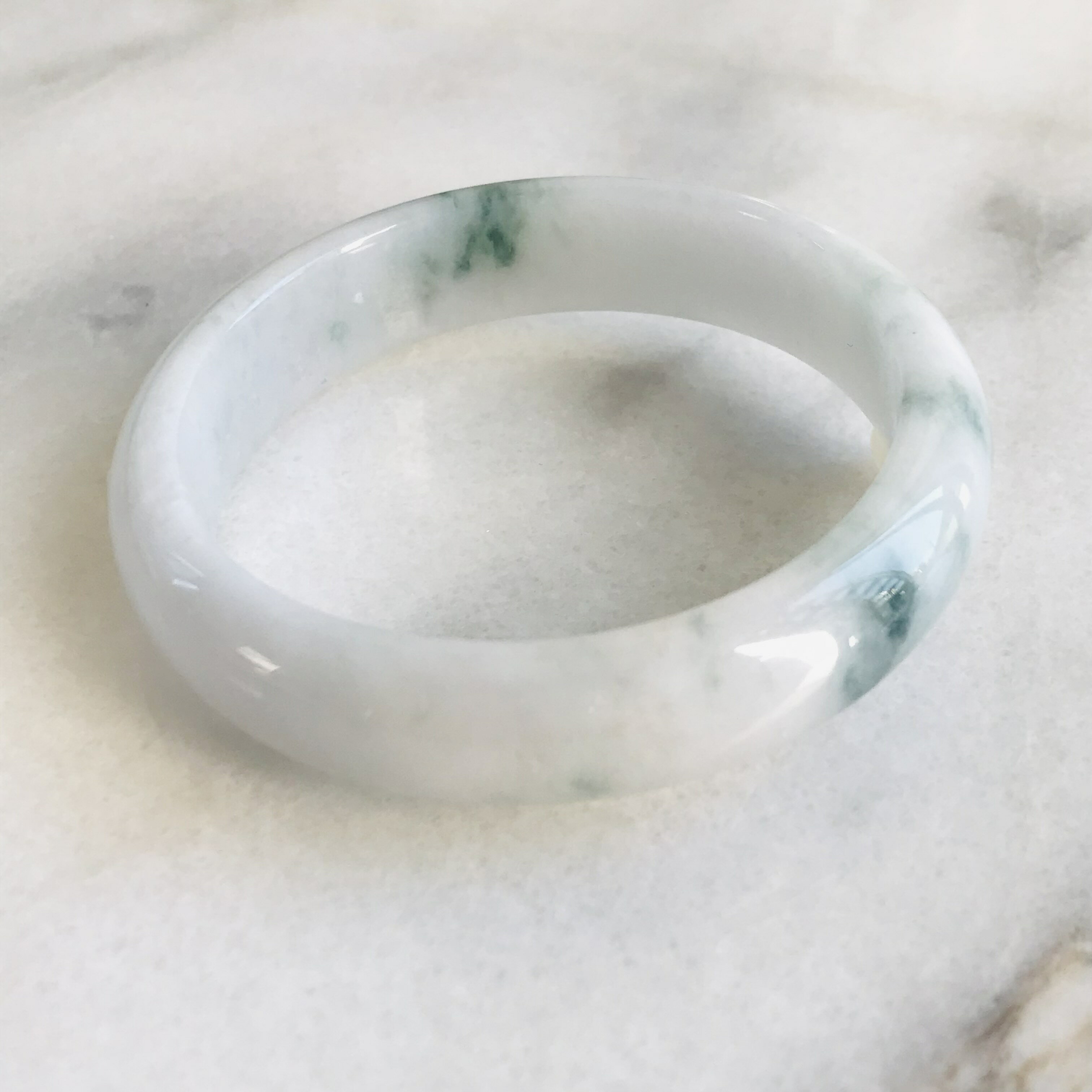 COCO2019 jade store 翡翠専門店のミャンマー産　翡翠　ヒスイ　バングル　一点もの　希少　53.9mm　ひすい パワーストーン hisui 本翡翠 アクセサリー 健康 翡翠手镯 ブレスレット　天然石　緑　白｜アングル3