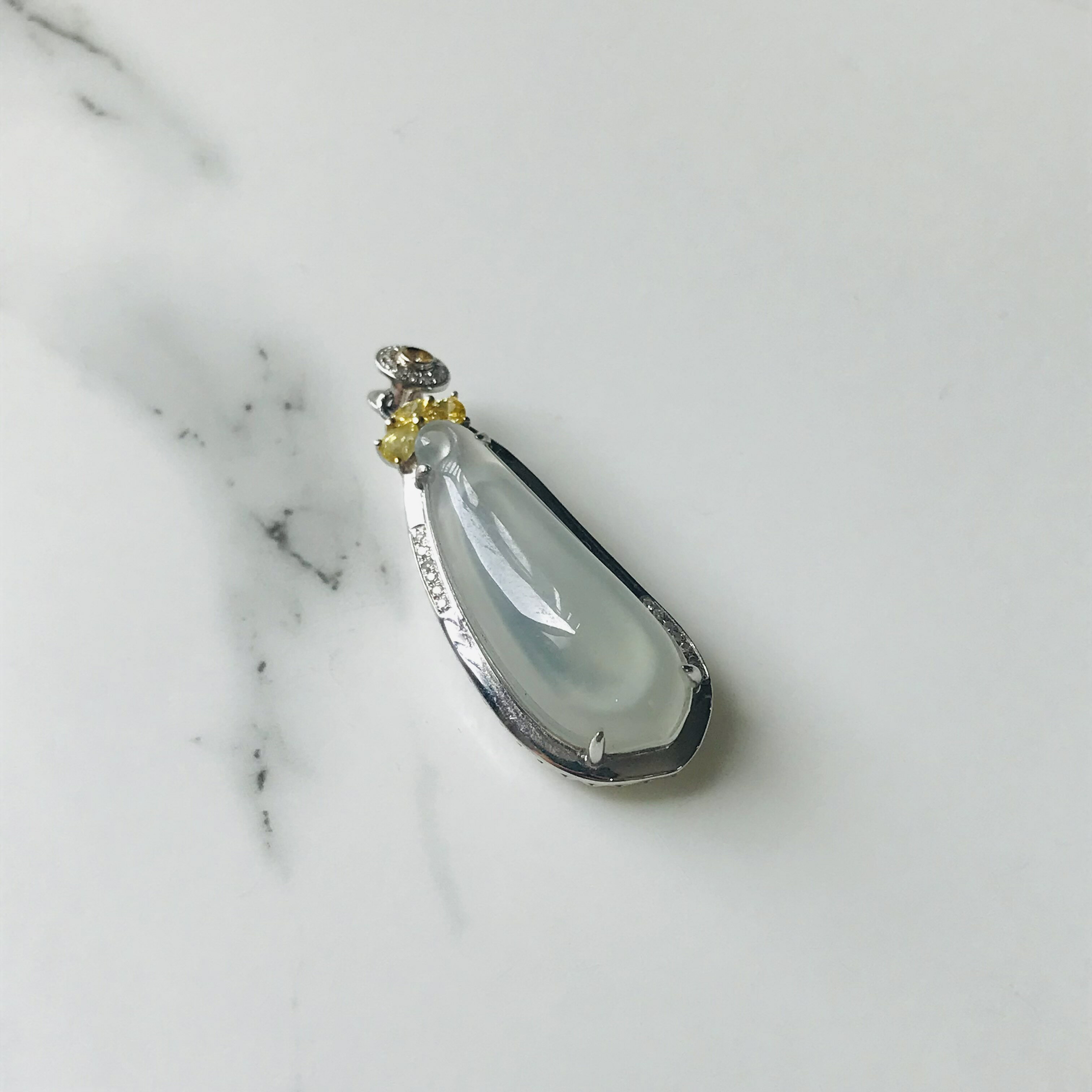 COCO2019 jade store 翡翠専門店のミャンマー産 翡翠　ヒスイ　jade 　職人手彫り　お守り 一点もの　希少　天然石　 彫刻　ヒスイ ひすい パワーストーン hisui 本翡翠 翡翠専門店 ペンダント　イエローダイヤモンド　氷翡翠　K18｜アングル2