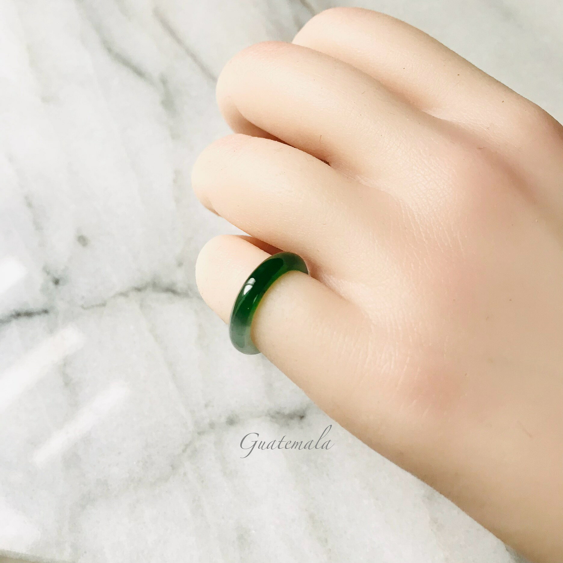 COCO2019 jade store 翡翠専門店のグアテマラ産 翡翠　ヒスイ　jade くりぬき　リング　天然石　一点物　4号　ヒスイ ひすい パワーストーン hisui 本翡翠 翡翠専門店 アクセサリー　大人かわいい　戒圈　緑｜アングル3