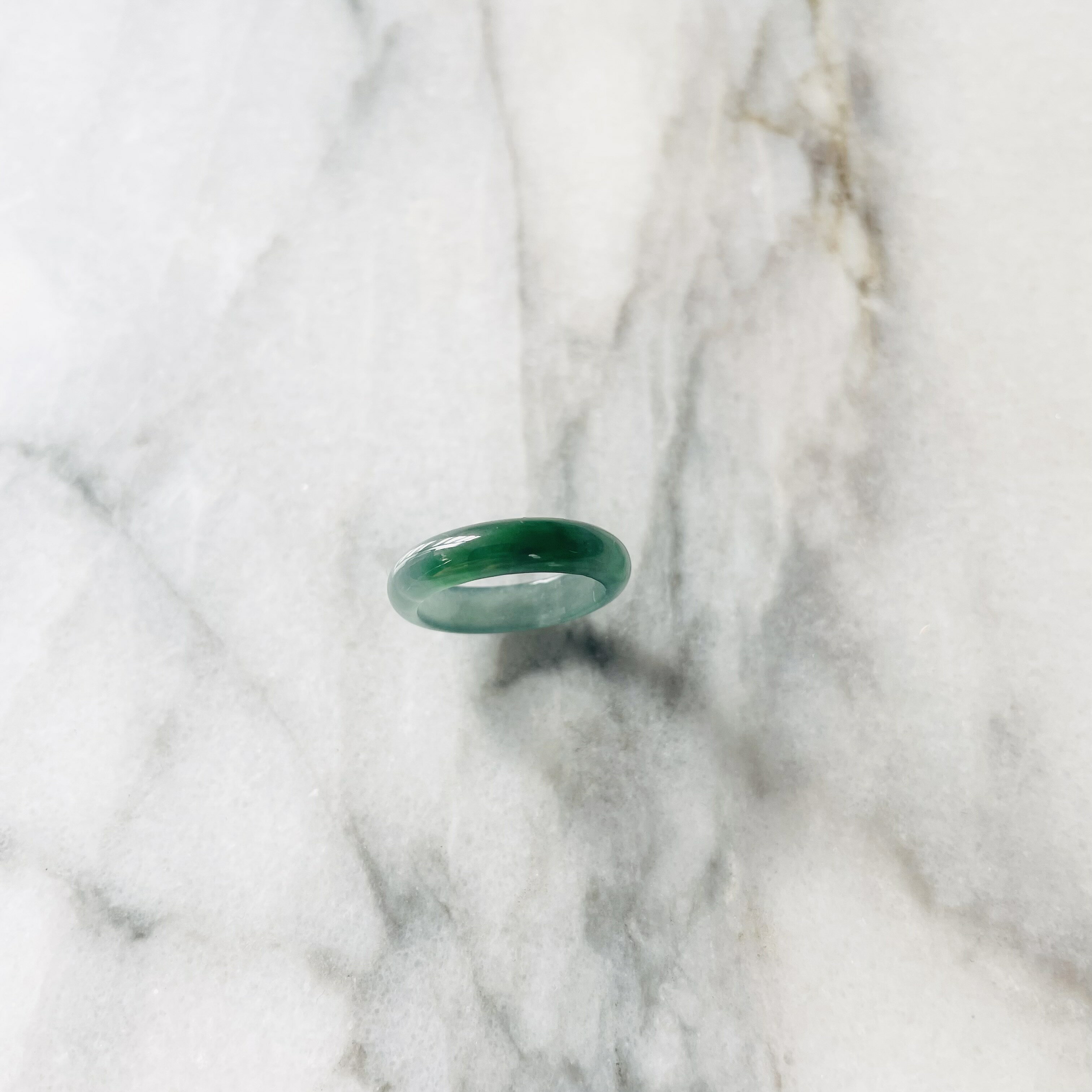 COCO2019 jade store 翡翠専門店のグアテマラ産 翡翠　ヒスイ　jade くりぬき　リング　天然石　一点物　10号　ヒスイ ひすい パワーストーン hisui 本翡翠 翡翠専門店 アクセサリー　大人かわいい　戒圈　緑｜アングル2