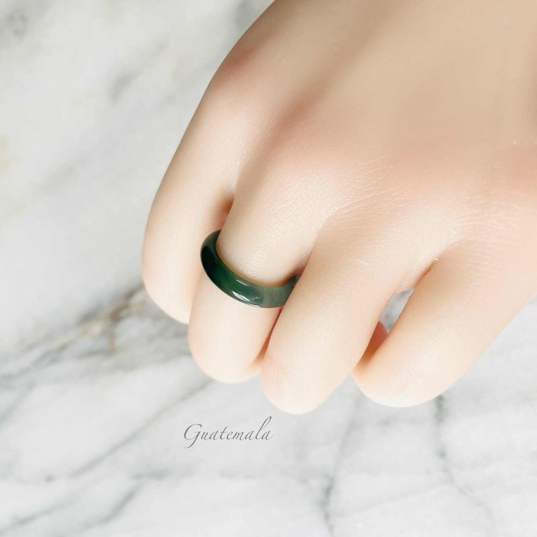 COCO2019 jade store 翡翠専門店のグアテマラ産 翡翠　ヒスイ　jade くりぬき　リング　天然石　一点物　10号　ヒスイ ひすい パワーストーン hisui 本翡翠 翡翠専門店 アクセサリー　大人かわいい　戒圈　緑｜アングル3