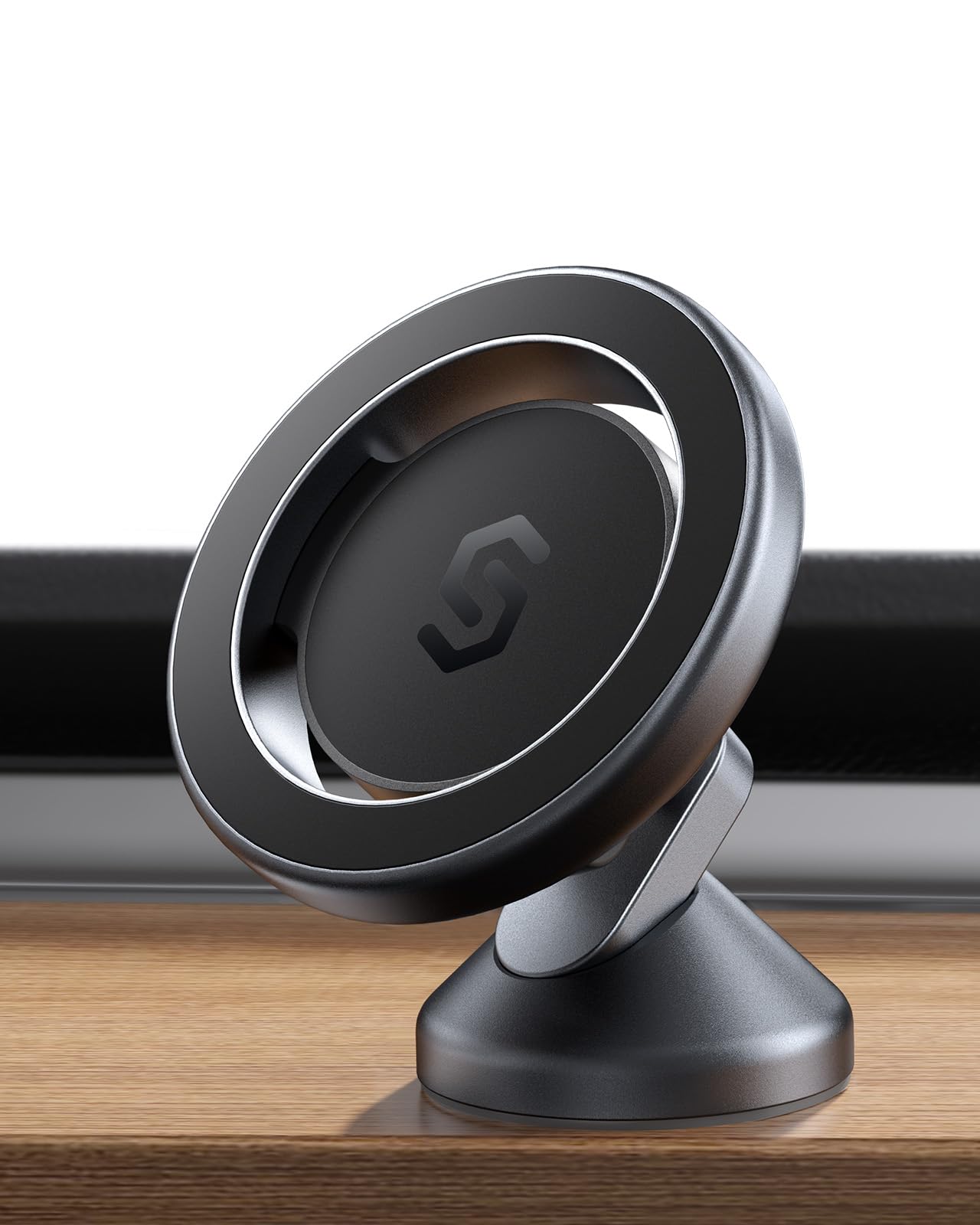 商品情報商品の説明主な仕様 超強力磁力：業界最強N55磁石を16個搭載し、MagSafe対応スマホをガッチリと固定。N55磁石は一般的なN48磁石と比較して非常に強力な磁力を持っているため、悪路でガタガタ揺れる車内でもスマホが落ちにくくなります。MagSafe対応iPhoneに内蔵されているマグネットと同じ形状でマグネットを配置しているので、端末をピッタリ保持することが可能です。3M製強力両面テープ搭載：車のダッシュボードにスマホホルダーをしっかりと接着可能。使用温度の範囲がマイナス40度プラス149度まで。極寒でも夏場の暑い車内でも、余裕のある設定可能です。走行中の振動にも強い。操作性抜群：360度回転できるため見やすい位置へと縦横好きな位置でスマホを固定で可能。iPhone を本体に近づけるだけで、ピッタリと吸着します。片手でかんたん操作、取付のわずらわしさから解放されます。全種類スマホに対応： ※MagSafe対応機種のスマホ（iPhone 15/iPhone 14/iPhone13 全シリーズ）に直接、もしくはMagSafe搭載ケースの使用で本製品を使用できます。。※MagSafeが搭載されていないスマホの場合：ケースに付属のメタルリングもしくはSyncwireスマホマグネットリングを装着すれば、MagSafe非対応のiPhoneや他のスマホでも使用可能です。エレガントで高級感満々：アルミ合金を使った堅牢な作りで、見た目も薄くてコンパクトで小さく、デザインもシンプルで癖がなくどんな車種にも適合します。スマホの着脱に手間はかけません。マグネット吸着タイプなので片手で楽々ワンタッチ。 # 【送料無料】【令和超磁力】スマホホルダー 車 MagSafe対応 SYNCWIRE マグネット 車載スマホホルダー 車を運転中にスマホを使いたいけど、安全に保持できないというお悩みはありませんか？ たとえば、ナビを見たり、通話をしたりする際にスマホが不安定だと、運転に集中できませんよね。そんな悩みを解決するのが、【令和超磁力】スマホホルダー 車 MagSafe対応 SYNCWIREです。この商品は、超強力なマグネットでスマホをしっかり固定し、視界も確保します。繰り返しの取り外しにも耐える耐久性があるので、長期間安心して使えます。さらに、360度回転可能で、使いやすい角度に調整できるのも魅力です。このホルダーを使えば、ドライブ中のストレスが軽減され、安全運転につながります。あなたのカーライフをより快適にするために、ぜひこのスマホホルダーを手に取ってみてください。 ## 超強力なマグネットで安心の固定力 SYNCWIREのスマホホルダーは、業界最強と言われるN55磁石を搭載しています。このマグネットは合計16個使われており、MagSafe対応スマホをしっかり固定します。一般的なN48磁石と比べて、N55は圧倒的に強力です。そのため、走行中の悪路や振動があっても、スマホが安定して保持されます。これが、運転中に最も重要な要素です。 さらに、この商品はMagSafeに対応しているため、iPhone 15や14、13、12などに直接取り付けられます。マグネットの配置がぴったり合っているため、スマホを近づけるだけで自動的にピタッと吸着します。これにより、運転中でも片手で簡単に操作でき、ストレスフリーな体験が実現します。 そうした安心感と操作性は、いわゆる「使用中にスマホが落ちる心配をしたくない」といった悩みを一掃します。これにより、より安全に運転に集中できることが可能です。 ## 3M製両面テープで安心の取り付け スマホホルダーの取り付けには、3M製の超強力両面テープを使用しています。このテープは車のダッシュボードにしっかりと貼り付けられ、長期間安定した固定力を保ちます。特に、温度がマイナス40度からプラス149度まで対応しているため、夏場の猛暑や冬の寒さでも安心です。この点は、他の製品にはない優れた特性です。 さらに、取り付けはとても簡単で、特別な工具や技術は必要ありません。説明書に従って貼り付けるだけで、誰でも簡単に取り扱えます。しっかりと固定されるため、走行中の振動や急ブレーキにも耐えられます。 また、このホルダーは全種類のスマホに対応可能です。MagSafe対応のスマホだけではなく、MagSafeが搭載されていない場合でも、付属のメタルリングやSyncwireのマグネットリングを使用することで、他のスマホにも利用できます。これは、様々な機種を使用している方にとって、大きなメリットです。 ## 使いやすさを追求したデザイン SYNCWIREのスマホホルダーは、使いやすさを徹底的に追求したデザインです。360度回転できるため、必要な角度に自由に調整可能です。これにより、運転中でも視線を移動することなく、快適にナビや通話をすることができます。 ホルダーの材質には高品質なアルミ合金を使用しており、見た目もエレガントで高級感があります。コンパクトなサイズで、どんな車種でもマッチし、インテリアを損なわないデザインとなっています。このため、使うたびに得られる満足感が違います。 さらに、マグネット吸着タイプなので、スマホの着脱が非常にスムーズです。片手で簡単に装着できるため、運転中でも手間がかかりません。このような配慮が、日々の運転をより快適にしてくれます。 ## 使用上の注意とお手入れ方法 SYNCWIREのスマホホルダーを長持ちさせるためには、いくつかの注意点があります。まず、取付設置の際は、ダッシュボードの表面が清潔で乾燥していることを確認してください。これにより、テープがしっかりと接着されます。また、ホルダーにスマホを装着する際には、磁力の位置を確認し、しっかりと密着させることが大切です。 定期的なお手入れも忘れずに行いましょう。ホルダーの表面や磁石部分が汚れた場合は、柔らかい布でやさしく拭くだけで問題ありません。強い洗剤を使わないようにし、傷が付かないように注意してください。これにより、長期間にわたり性能を維持できます。 また、寒冷地や高温の地域では、ダッシュボードの状態にも気を使いましょう。極端な温度変化は、テープの粘着力に影響を及ぼすことがあります。特に、夏場の直射日光が当たる場所や、冬の寒さの影響を受けやすい場所には注意が必要です。 ## まとめ - 超強力N55磁石を16個搭載、スマホをしっかり固定。 - 3M製両面テープを使用し、どんな場所にも安心取り付け。 - 360度回転で、運転中でも楽々操作可能。 - MagSafe非対応のスマホにも適用可能。 - エレガントなデザインで、車内のインテリアにもマッチ。 - 定期的なお手入れで、長期間使用可能。