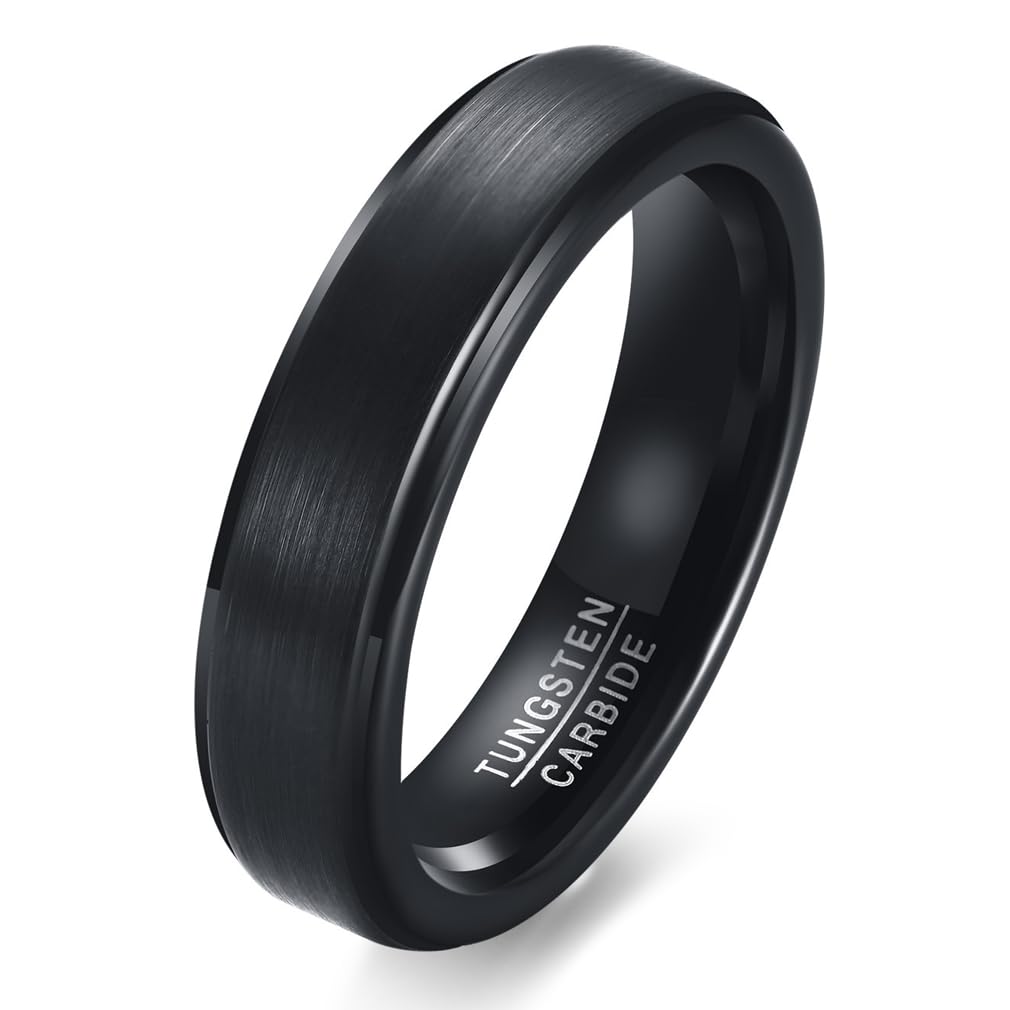 商品情報商品の説明主な仕様 【重量感があり高級感漂う大人の魅力・タングステンリング】タングステンは、ダイヤモンドに次ぎ、サファイア・ルビーに並ぶ高い硬度を持つ金属。さらにゴールドに匹敵する比重を持ち、リッチで重量のある存在感が魅力です。【特別なメンテナンス不要！高い耐久性】高い硬度を持つタングステンは極めて傷がつきにくく、錆びや変色にも強い耐久性の高い金属です。そのため日常で身に着けていても傷をつけて光沢を損なう心配がなく、特別なお手入れなしで美しい状態を長く保ってくれます。【金属アレルギー対応】金属アレルギーは、汗で金属イオンが溶け出したあと再結晶化した金属ナノ粒子が原因といわれています。タングステンは熱に強く汗でイオン化しにくい性質を持つため、金属アレルギーを起こしにくいとされています。【シンプルで直線的なスタイリッシュなデザイン】タングステンリングはその硬さと重さゆえシンプルで直線的なデザインが映えます。スタイリッシュな機能性を求める方におすすめのリングです。【カラー】シルバー / ゴールド / ブラック / ブラック・ゴールド　【リングの素材】タングステン　【表面の仕上がり】マット加工　【リングの幅】約5mm