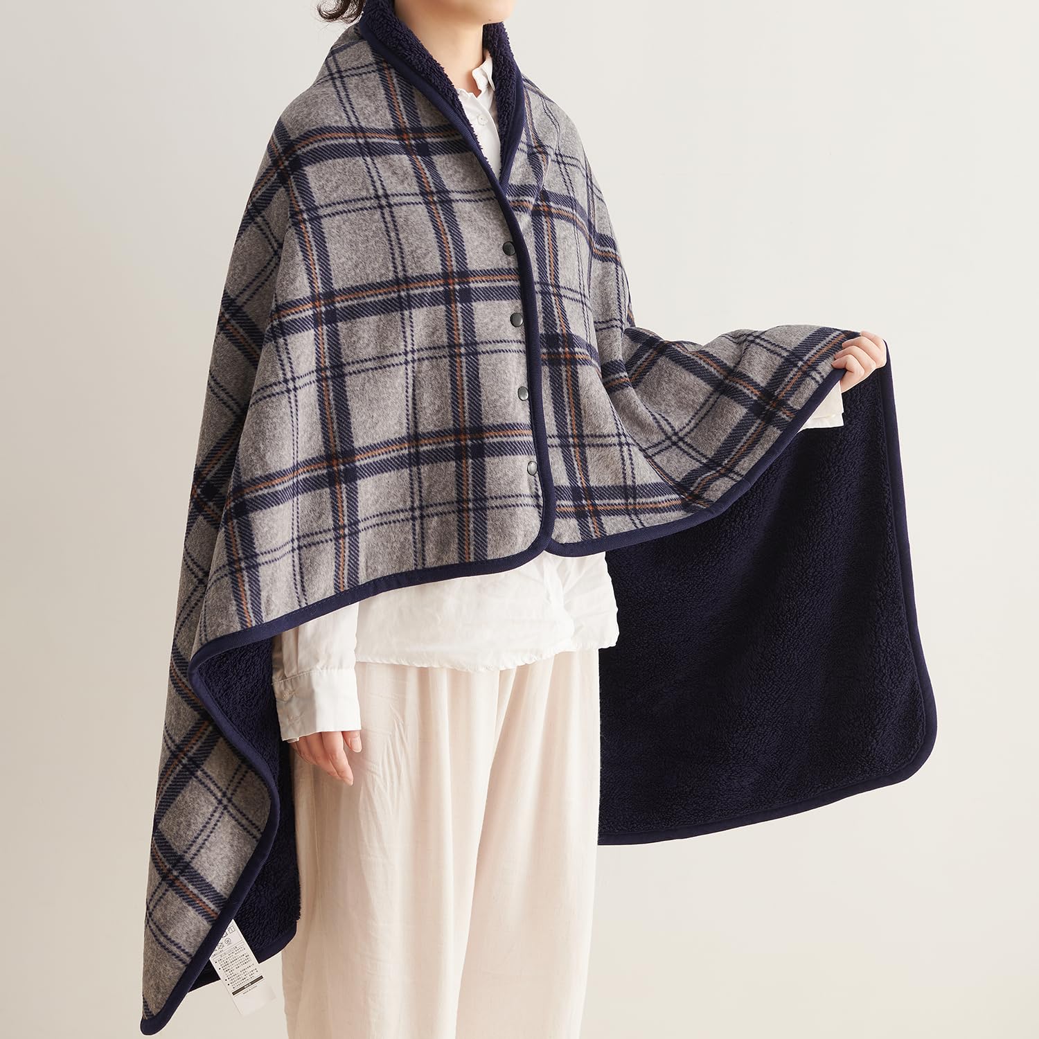 【送料無料】Atokazo ひざ掛け 4way ブランケット 大判 着る毛布 ボタン付き あったか フランネル 吸湿発熱 防寒対策 静電気防止 洗える ハーフケット 肩掛け 膝掛け 腰巻きスカート 軽量 アウトドア オールシーズン（グレー，100X140cm）