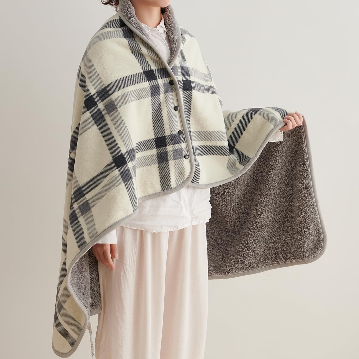 楽天COCO 生活便利グッズ【送料無料】Atokazo ひざ掛け 4way ブランケット 大判 着る毛布 ボタン付き あったか フランネル 吸湿発熱 防寒対策 静電気防止 洗える ハーフケット 肩掛け 膝掛け 腰巻きスカート 軽量 アウトドア オールシーズン（ホワイト，100X140cm）