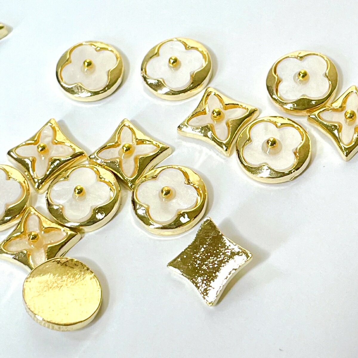 ネイルパーツ 【2個】ホワイト モノグラムフラワー ラグジュアリーネイル スクエア ラウンド ヴィトン風 ハンドメイド ピアス マスクチャーム シェルストーン デコ レジン材料 ゴージャス ニュアンスネイル ゴールド SABOE