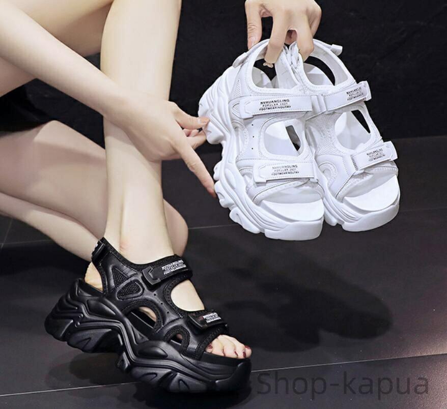 ■素材：PU、その他 ■カラー ホワイト、ブラック ■サイズ/日本サイズ： 35/約22.5cm 36/約23.0cm 37/約23.5cm 38/約24.0cm 39/約24.5cm ■ヒール高：約10cm ■内容：サンダル 注意事項 ※サイズ表記は目安です。若干の誤差がある場合がございます。 ※お使いのモニター設定や撮影時の照明、太陽光の環境により色が異なって見える場合がございます。 ※商品の「生色・サイズ・デザイン」は生産時期により若干異なる場合がございます。 関連キーワード サンダル レディース スニーカー 疲れない 黒 ブラック グレー新作 レディース サンダル レディース サンダル 軽量 厚底 サンダル 幅広 厚底 シューズ 靴 レディース おしゃれ スニーカー レディース 靴 厚底 スニーカーランニングシューズ 美脚 軽量 インソール サンダル ウォーキングシューズ ナースシューズ 長時間 ウォーキング 疲れない スニーカー 雨の日 スニーカー 韓国 サンダル キャンバス スニーカー エアークッション サンダル スリッポン レディース スリッポン 超軽量 疲れない 通気性 通勤 通学 スニーカー 履きやすい 歩きやすいサンダル 運動靴 スリッポン レディース メッシュ スニーカー 滑りにくい スポーツサンダル 30代 40代 50代 60代 厚底 スニーカー 軽量 エアクッション 運動靴 甲高 幅広 通気 滑り止 人気 おしゃれ 母の日 誕生日 祝い プレゼント ギフト■素材：PU、その他 ■カラー ホワイト、ブラック ■サイズ/日本サイズ： 35/約22.5cm 36/約23.0cm 37/約23.5cm 38/約24.0cm 39/約24.5cm ■ヒール高：約10cm ■内容：サンダル 注意事項 ※サイズ表記は目安です。若干の誤差がある場合がございます。 ※お使いのモニター設定や撮影時の照明、太陽光の環境により色が異なって見える場合がございます。 ※商品の「生色・サイズ・デザイン」は生産時期により若干異なる場合がございます。 関連キーワード サンダル レディース スニーカー 疲れない 黒 ブラック グレー新作 レディース サンダル レディース サンダル 軽量 厚底 サンダル 幅広 厚底 シューズ 靴 レディース おしゃれ スニーカー レディース 靴 厚底 スニーカーランニングシューズ 美脚 軽量 インソール サンダル ウォーキングシューズ ナースシューズ 長時間 ウォーキング 疲れない スニーカー 雨の日 スニーカー 韓国 サンダル キャンバス スニーカー エアークッション サンダル スリッポン レディース スリッポン 超軽量 疲れない 通気性 通勤 通学 スニーカー 履きやすい 歩きやすいサンダル 運動靴 スリッポン レディース メッシュ スニーカー 滑りにくい スポーツサンダル 30代 40代 50代 60代 厚底 スニーカー 軽量 エアクッション 運動靴 甲高 幅広 通気 滑り止 人気 おしゃれ 母の日 誕生日 祝い プレゼント ギフト