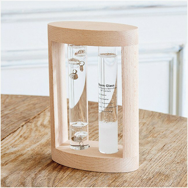 ■商品紹介：人気のガラスフロート温度計とストームグラスがセットになりました。温度、湿度、気圧といった気象条件による変化を楽しむことが出来るユニークなインテリアオブジェです。 ■商品内容：12.5×6×18.5cm・ホウケイ酸ガラス、天然木、...