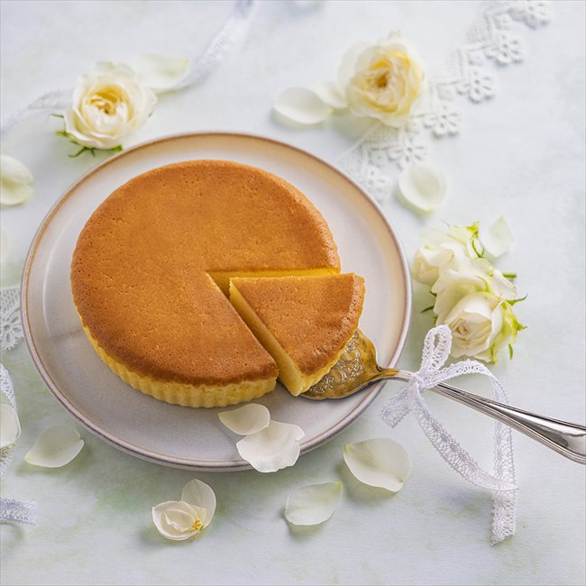 ■商品紹介：口どけなめらか。大人のためのチーズケーキ。 主役となるクリームチーズに、味に深みを与えるチーズを合わせることで生まれる奥深いチーズのハーモニー。 濃厚なコクと、なめらかで繊細な口どけををお楽しみください。 ■内容セット内容：チーズケーキ／1個 箱サイズ：約14×14×h4.5cm 賞味期限：20日 9大アレルゲン：小麦・卵・乳 メーカー希望小売価格はメーカーカタログに基づいて掲載しています ■さまざまなギフトアイテムをご用意しております。 内祝　内祝い　お祝い返し　ウェディングギフト　ブライダルギフト　引き出物　引出物　結婚引き出物　結婚引出物　結婚内祝い　出産内祝い 命名内祝い　入園内祝い　入学内祝い　卒園内祝い　卒業内祝い　就職内祝い　新築内祝い　引越し内祝い　快気内祝い　開店内祝い　二次会 披露宴　お祝い　御祝　結婚式　結婚祝い　出産祝い　初節句　七五三　入園祝い　入学祝い　卒園祝い　卒業祝い　成人式　就職祝い　昇進祝い 新築祝い　上棟祝い　引っ越し祝い　引越し祝い　開店祝い　退職祝い　快気祝い　全快祝い　初老祝い　還暦祝い　古稀祝い　喜寿祝い　傘寿祝い 米寿祝い　卒寿祝い　白寿祝い　長寿祝い　金婚式　銀婚式　ダイヤモンド婚式　結婚記念日　ギフト　ギフトセット　セット　詰め合わせ　贈答品　お返し お礼　御礼　ごあいさつ　ご挨拶　御挨拶　プレゼント　お見舞い　お見舞御礼　お餞別　引越し　引越しご挨拶　記念日　誕生日　父の日　母の日　敬老の日 記念品　卒業記念品　定年退職記念品　ゴルフコンペ　コンペ景品　景品　賞品　粗品　お香典返し　香典返し　志　満中陰志　弔事　会葬御礼　法要 法要引き出物　法要引出物　法事　法事引き出物　法事引出物　忌明け　四十九日　七七日忌明け志　一周忌　三回忌　回忌法要　偲び草　粗供養　初盆 供物　お供え　お中元　御中元　お歳暮　御歳暮　お年賀　御年賀　残暑見舞い　年始挨拶　ボーリング大会　景品　レミパン　ゼリー　スターバックス 千疋屋　結婚式　そうめん　ローラアシュレイ　プリン　話題　ディズニー　カタログギフト　ティファール　ビタクラフト　ステンレスタンブラー　リラックマ のし無料　メッセージカード無料　ラッピング無料 ギフトにぴったりのアイテムをご紹介！ 贈り物に悩んでいる方へ、心温まるギフトアイテムを取り揃えました。高品質な食品、ふわふわのタオル、美しい食器、そしてセンスあふれる雑貨まで、幅広いラインナップであなたの大切な人への思いを伝えます。 特徴 高品質：厳選された素材と丁寧な製造工程で作られた商品ばかり。どれも長く愛用いただけます。 多用途：どんなシーンでも使える万能アイテムが揃っています。誕生日、結婚祝い、新築祝いなど、さまざまな場面に最適です。 デザイン：シンプルで洗練されたデザインから、カラフルで個性的なものまで、多彩なバリエーションをご用意。 お手頃価格：高品質ながら手ごろな価格で、コストパフォーマンスも抜群。 おすすめの用途とシーン 誕生日プレゼント：大切な人の特別な日を祝うために、実用的かつ心温まるギフトを。食品やタオルは、日常で役立つアイテムとして喜ばれます。 結婚祝い：新しい生活を始めるカップルに、美しい食器やおしゃれな雑貨を。幸せな家庭を築くお手伝いができます。 新築祝い：新しい家に引っ越した友人や家族へ、インテリアにぴったりの雑貨や実用的なタオルを。快適な生活をサポートします。 お返しギフト：感謝の気持ちを込めて、おしゃれで実用的なアイテムを。食品はもちろん、使い心地の良いタオルや美しい食器も喜ばれます。 季節の贈り物：お中元やお歳暮、季節の挨拶として、季節に合ったギフトを。夏には涼しげな雑貨、冬には温かみのあるタオルや食品が最適です。 贈る相手に合わせたおすすめ グルメな方へ：美味しい食品を贈れば、食卓が一層華やかに。特別な時間を演出します。 家庭的な方へ：ふわふわのタオルや使いやすい食器で、日常生活に彩りを。 オシャレな方へ：センスあふれる雑貨で、インテリアを一層魅力的に。 まとめ あなたの気持ちを込めたギフト選びをお手伝いします。どれも心を込めて選んだアイテムばかりです。大切な人への贈り物として、自信を持っておすすめします。 商品概要 [分類] 以下のような商品をお探しの方にオススメです。スイーツ スィーツ スウィーツ Sweets ケーキ お菓子 洋菓子 デザート おやつ 小腹対策 食品 食べ物 / チョコレートケーキ チョコレート ガトーショコラ チーズケーキ 生菓子 生ケーキ ベイクドチーズケーキ [評価・マスコミ] ランキング1位のおすすめ(お勧め オススメ) インスタ映え SNS 評判 今話題の人気商品 [サービス] 以下のサービスをご利用いだだけます。不可の場合あり。お取り寄せ 全国配送 全国発送 オーダー 注文 デリバリー 取寄せ 宅配 ネット通販 持ち運び可 / 送料無料 送料込み 無料ギフト対応 日持ち長い 長期保存 賞味期限が長い 名入れ 当日発送 お急ぎ便 即日配送 即日発送 翌日配送 翌日発送 前日に買う あす楽 明日楽 即納 翌日 あす着 明日届く 配送日指定可 冷凍保存可 冷凍保管 冷凍便 ギフトラッピング ギフト対応 予約 メッセージ付き 有料メッセージカード 有料お誕生日カード ホワイトデー当日お届け可能 [パッケージ] 　 以下のような包装でお届けします。詰め合わせ セット アソート 化粧箱入り ラッピング不要 個包装 小分け 手提げ袋（有償） 2重梱包 [デザイン] 以下のようなイメージをお求めの方におすすめです。お洒落 可愛い ゴージャス 高級感 プレミアム サプライズ感 美しい インパクト 面白い 珍しい 希少 驚き シンプル 上品 スタイリッシュ エレガント モダン [ご用途] 工夫次第で様々な用途でご利用いただけます。贈り物 プレゼント ギフト プチギフト 贈答品 お祝い 御祝い 退職祝い 内祝い 出産祝い 出産内祝い 入学祝い 卒業祝い ご褒美 手土産 お土産 お使い物 お返し お礼 ご挨拶 ご進物 お配り 配る ばらまき バレンタインデー バレンタインデイ ヴァレンタイン 友チョコ 義理チョコ 本命チョコ 逆チョコ バレンタインチョコ ホワイトデー ホワイトデイ ホワイトデーのお返し 七五三 ひな祭り こどもの日 ハロウィン クリスマス お中元 お年賀 ウインターギフト 御中元 御歳暮 サマーギフト 残暑見舞い お歳暮 母の日 父の日 敬老の日 敬老会記念品 敬老会 結婚祝い 結婚内祝い 結婚記念日 結婚式二次会 二次会のプチギフト 結婚披露宴の引き出物 引き菓子 ウエディングパーティー 成人祝い 長寿祝い 還暦祝い 古希祝い 古稀祝い 喜寿祝い 傘寿祝い 米寿祝い 卒寿祝い 白寿祝い 紀寿祝い 百寿祝い 成人式 セレモニー イベント 内祝い 快気祝い 快気内祝い 出産内祝い 出産祝い 記念日 お返し ご進物 御使い物 お礼 ご挨拶 御礼 ご祝儀 祝儀の品 お使い物 ノベルティー 粗品 景品 長寿 法事 法要 仏事 年忌法事 志 粗供養 供養返し 香典返し 満中陰志 御供え お供え 御供物 弔事 七五三 ひな祭り 入学祝い 卒業祝い 卒園祝い 退職祝い 入社祝い 成人式 成人式のお祝い 朝食 食事代わり ティータイム ブレイクタイム ホームパーティー クリスマスケーキ 誕生日プレゼント 誕生祝い バースデーケーキ 学校 会社 職場 法人 取引先 部活 イベント サークル 介護施設 [おすすめの方] 以下のような様々なお客様にお喜びいただいております。10代 20代 30代 40代 50代 60代 70代 80代 90代 100歳以上 お母さん お父さん ママ パパ 兄弟姉妹 彼氏 彼女 恋人 義理の母 叔父さん 親戚の お嬢さん 大家族 家族 赤ちゃん 祖父 祖母 叔父 叔母 孫 おじいちゃん おばあちゃん じいじ ばあば 夫 旦那 妻 奥様 お嫁さん 奥さん 親 両親 娘 同僚 友達 仲間 友人 親友 上司 部下 先輩 後輩 お世話になった方 恩師 先生 大人数 女友達 法人 女性 男性 大人 子ども 子供用 小学生 中学生 高校生 男の子 女の子 辛党 甘党 甘いものが苦手 高齢者 お年寄り [その他おすすめ] 以下のような商品に興味のある方にもオススメです。大量 大量購入 財布に優しい 大人数 業務用 大量スイーツ お試し コスパ良い /主役となるクリームチーズに、味に深みを与えるチーズを合わせることで生まれる奥深いチーズのハーモニー。 濃厚なコクと、なめらかで繊細な口どけををお楽しみください。