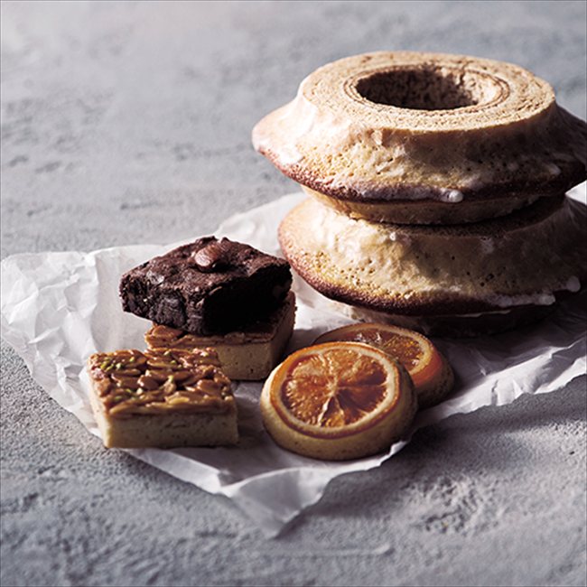 ■商品紹介：しっとりふんわり食感のバームクーヘンとチョコとナッツの焼菓子、そして、オレンジクッキーを合わせました。少し大人っぽいスペシャルなアソートをお楽しみください。 ■商品内容：バームクーヘン×1、フロランタン×2、ブラウニー×3 ■パッケージサイズ：246×211×48 ■アレルゲン：小麦・卵・乳成分・くるみ メーカー希望小売価格はメーカーカタログに基づいて掲載しています ■さまざまなギフトアイテムをご用意しております。 内祝　内祝い　お祝い返し　ウェディングギフト　ブライダルギフト　引き出物　引出物　結婚引き出物　結婚引出物　結婚内祝い　出産内祝い 命名内祝い　入園内祝い　入学内祝い　卒園内祝い　卒業内祝い　就職内祝い　新築内祝い　引越し内祝い　快気内祝い　開店内祝い　二次会 披露宴　お祝い　御祝　結婚式　結婚祝い　出産祝い　初節句　七五三　入園祝い　入学祝い　卒園祝い　卒業祝い　成人式　就職祝い　昇進祝い 新築祝い　上棟祝い　引っ越し祝い　引越し祝い　開店祝い　退職祝い　快気祝い　全快祝い　初老祝い　還暦祝い　古稀祝い　喜寿祝い　傘寿祝い 米寿祝い　卒寿祝い　白寿祝い　長寿祝い　金婚式　銀婚式　ダイヤモンド婚式　結婚記念日　ギフト　ギフトセット　セット　詰め合わせ　贈答品　お返し お礼　御礼　ごあいさつ　ご挨拶　御挨拶　プレゼント　お見舞い　お見舞御礼　お餞別　引越し　引越しご挨拶　記念日　誕生日　父の日　母の日　敬老の日 記念品　卒業記念品　定年退職記念品　ゴルフコンペ　コンペ景品　景品　賞品　粗品　お香典返し　香典返し　志　満中陰志　弔事　会葬御礼　法要 法要引き出物　法要引出物　法事　法事引き出物　法事引出物　忌明け　四十九日　七七日忌明け志　一周忌　三回忌　回忌法要　偲び草　粗供養　初盆 供物　お供え　お中元　御中元　お歳暮　御歳暮　お年賀　御年賀　残暑見舞い　年始挨拶　ボーリング大会　景品　レミパン　ゼリー　スターバックス 千疋屋　結婚式　そうめん　ローラアシュレイ　プリン　話題　ディズニー　カタログギフト　ティファール　ビタクラフト　ステンレスタンブラー　リラックマ のし無料　メッセージカード無料　ラッピング無料 ギフトにぴったりのアイテムをご紹介！ 贈り物に悩んでいる方へ、心温まるギフトアイテムを取り揃えました。高品質な食品、ふわふわのタオル、美しい食器、そしてセンスあふれる雑貨まで、幅広いラインナップであなたの大切な人への思いを伝えます。 特徴 高品質：厳選された素材と丁寧な製造工程で作られた商品ばかり。どれも長く愛用いただけます。 多用途：どんなシーンでも使える万能アイテムが揃っています。誕生日、結婚祝い、新築祝いなど、さまざまな場面に最適です。 デザイン：シンプルで洗練されたデザインから、カラフルで個性的なものまで、多彩なバリエーションをご用意。 お手頃価格：高品質ながら手ごろな価格で、コストパフォーマンスも抜群。 おすすめの用途とシーン 誕生日プレゼント：大切な人の特別な日を祝うために、実用的かつ心温まるギフトを。食品やタオルは、日常で役立つアイテムとして喜ばれます。 結婚祝い：新しい生活を始めるカップルに、美しい食器やおしゃれな雑貨を。幸せな家庭を築くお手伝いができます。 新築祝い：新しい家に引っ越した友人や家族へ、インテリアにぴったりの雑貨や実用的なタオルを。快適な生活をサポートします。 お返しギフト：感謝の気持ちを込めて、おしゃれで実用的なアイテムを。食品はもちろん、使い心地の良いタオルや美しい食器も喜ばれます。 季節の贈り物：お中元やお歳暮、季節の挨拶として、季節に合ったギフトを。夏には涼しげな雑貨、冬には温かみのあるタオルや食品が最適です。 贈る相手に合わせたおすすめ グルメな方へ：美味しい食品を贈れば、食卓が一層華やかに。特別な時間を演出します。 家庭的な方へ：ふわふわのタオルや使いやすい食器で、日常生活に彩りを。 オシャレな方へ：センスあふれる雑貨で、インテリアを一層魅力的に。 まとめ あなたの気持ちを込めたギフト選びをお手伝いします。どれも心を込めて選んだアイテムばかりです。大切な人への贈り物として、自信を持っておすすめします。 商品概要 [分類] 以下のような商品をお探しの方にオススメです。スイーツ スィーツ スウィーツ Sweets ケーキ お菓子 洋菓子 デザート おやつ 小腹対策 食品 食べ物 / チョコレートケーキ チョコレート ガトーショコラ チーズケーキ 生菓子 生ケーキ ベイクドチーズケーキ [評価・マスコミ] ランキング1位のおすすめ(お勧め オススメ) インスタ映え SNS 評判 今話題の人気商品 [サービス] 以下のサービスをご利用いだだけます。不可の場合あり。お取り寄せ 全国配送 全国発送 オーダー 注文 デリバリー 取寄せ 宅配 ネット通販 持ち運び可 / 送料無料 送料込み 無料ギフト対応 日持ち長い 長期保存 賞味期限が長い 名入れ 当日発送 お急ぎ便 即日配送 即日発送 翌日配送 翌日発送 前日に買う あす楽 明日楽 即納 翌日 あす着 明日届く 配送日指定可 冷凍保存可 冷凍保管 冷凍便 ギフトラッピング ギフト対応 予約 メッセージ付き 有料メッセージカード 有料お誕生日カード ホワイトデー当日お届け可能 [パッケージ] 　 以下のような包装でお届けします。詰め合わせ セット アソート 化粧箱入り ラッピング不要 個包装 小分け 手提げ袋（有償） 2重梱包 [デザイン] 以下のようなイメージをお求めの方におすすめです。お洒落 可愛い ゴージャス 高級感 プレミアム サプライズ感 美しい インパクト 面白い 珍しい 希少 驚き シンプル 上品 スタイリッシュ エレガント モダン [ご用途] 工夫次第で様々な用途でご利用いただけます。贈り物 プレゼント ギフト プチギフト 贈答品 お祝い 御祝い 退職祝い 内祝い 出産祝い 出産内祝い 入学祝い 卒業祝い ご褒美 手土産 お土産 お使い物 お返し お礼 ご挨拶 ご進物 お配り 配る ばらまき バレンタインデー バレンタインデイ ヴァレンタイン 友チョコ 義理チョコ 本命チョコ 逆チョコ バレンタインチョコ ホワイトデー ホワイトデイ ホワイトデーのお返し 七五三 ひな祭り こどもの日 ハロウィン クリスマス お中元 お年賀 ウインターギフト 御中元 御歳暮 サマーギフト 残暑見舞い お歳暮 母の日 父の日 敬老の日 敬老会記念品 敬老会 結婚祝い 結婚内祝い 結婚記念日 結婚式二次会 二次会のプチギフト 結婚披露宴の引き出物 引き菓子 ウエディングパーティー 成人祝い 長寿祝い 還暦祝い 古希祝い 古稀祝い 喜寿祝い 傘寿祝い 米寿祝い 卒寿祝い 白寿祝い 紀寿祝い 百寿祝い 成人式 セレモニー イベント 内祝い 快気祝い 快気内祝い 出産内祝い 出産祝い 記念日 お返し ご進物 御使い物 お礼 ご挨拶 御礼 ご祝儀 祝儀の品 お使い物 ノベルティー 粗品 景品 長寿 法事 法要 仏事 年忌法事 志 粗供養 供養返し 香典返し 満中陰志 御供え お供え 御供物 弔事 七五三 ひな祭り 入学祝い 卒業祝い 卒園祝い 退職祝い 入社祝い 成人式 成人式のお祝い 朝食 食事代わり ティータイム ブレイクタイム ホームパーティー クリスマスケーキ 誕生日プレゼント 誕生祝い バースデーケーキ 学校 会社 職場 法人 取引先 部活 イベント サークル 介護施設 [おすすめの方] 以下のような様々なお客様にお喜びいただいております。10代 20代 30代 40代 50代 60代 70代 80代 90代 100歳以上 お母さん お父さん ママ パパ 兄弟姉妹 彼氏 彼女 恋人 義理の母 叔父さん 親戚の お嬢さん 大家族 家族 赤ちゃん 祖父 祖母 叔父 叔母 孫 おじいちゃん おばあちゃん じいじ ばあば 夫 旦那 妻 奥様 お嫁さん 奥さん 親 両親 娘 同僚 友達 仲間 友人 親友 上司 部下 先輩 後輩 お世話になった方 恩師 先生 大人数 女友達 法人 女性 男性 大人 子ども 子供用 小学生 中学生 高校生 男の子 女の子 辛党 甘党 甘いものが苦手 高齢者 お年寄り [その他おすすめ] 以下のような商品に興味のある方にもオススメです。大量 大量購入 財布に優しい 大人数 業務用 大量スイーツ お試し コスパ良い /しっとりふんわり食感のバームクーヘンとチョコとナッツの焼菓子、そして、オレンジクッキーを合わせました。少し大人っぽいスペシャルなアソートをお楽しみください。