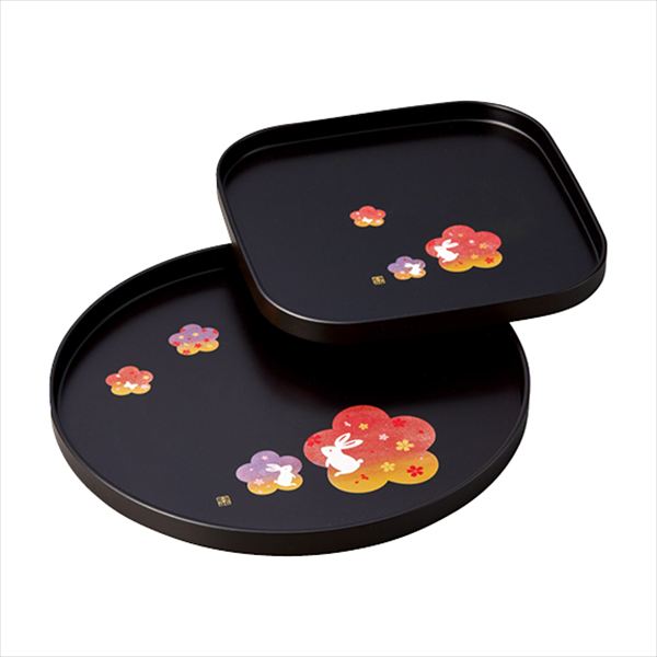 ■商品紹介内容/クツワ盆:23.7×23.7×2×1・丸盆:φ30.3×2.2×1 材質/ABS樹脂 ■パッケージサイズ：箱寸/320×320×37 ■重量：約690g メーカー希望小売価格はメーカーカタログに基づいて掲載しています ■さまざまなギフトアイテムをご用意しております。 内祝　内祝い　お祝い返し　ウェディングギフト　ブライダルギフト　引き出物　引出物　結婚引き出物　結婚引出物　結婚内祝い　出産内祝い 命名内祝い　入園内祝い　入学内祝い　卒園内祝い　卒業内祝い　就職内祝い　新築内祝い　引越し内祝い　快気内祝い　開店内祝い　二次会 披露宴　お祝い　御祝　結婚式　結婚祝い　出産祝い　初節句　七五三　入園祝い　入学祝い　卒園祝い　卒業祝い　成人式　就職祝い　昇進祝い 新築祝い　上棟祝い　引っ越し祝い　引越し祝い　開店祝い　退職祝い　快気祝い　全快祝い　初老祝い　還暦祝い　古稀祝い　喜寿祝い　傘寿祝い 米寿祝い　卒寿祝い　白寿祝い　長寿祝い　金婚式　銀婚式　ダイヤモンド婚式　結婚記念日　ギフト　ギフトセット　セット　詰め合わせ　贈答品　お返し お礼　御礼　ごあいさつ　ご挨拶　御挨拶　プレゼント　お見舞い　お見舞御礼　お餞別　引越し　引越しご挨拶　記念日　誕生日　父の日　母の日　敬老の日 記念品　卒業記念品　定年退職記念品　ゴルフコンペ　コンペ景品　景品　賞品　粗品　お香典返し　香典返し　志　満中陰志　弔事　会葬御礼　法要 法要引き出物　法要引出物　法事　法事引き出物　法事引出物　忌明け　四十九日　七七日忌明け志　一周忌　三回忌　回忌法要　偲び草　粗供養　初盆 供物　お供え　お中元　御中元　お歳暮　御歳暮　お年賀　御年賀　残暑見舞い　年始挨拶　ボーリング大会　景品　レミパン　ゼリー　スターバックス 千疋屋　結婚式　そうめん　ローラアシュレイ　プリン　話題　ディズニー　カタログギフト　ティファール　ビタクラフト　ステンレスタンブラー　リラックマ のし無料　メッセージカード無料　ラッピング無料 ギフトにぴったりのアイテムをご紹介！ 贈り物に悩んでいる方へ、心温まるギフトアイテムを取り揃えました。高品質な食品、ふわふわのタオル、美しい食器、そしてセンスあふれる雑貨まで、幅広いラインナップであなたの大切な人への思いを伝えます。 特徴 高品質：厳選された素材と丁寧な製造工程で作られた商品ばかり。どれも長く愛用いただけます。 多用途：どんなシーンでも使える万能アイテムが揃っています。誕生日、結婚祝い、新築祝いなど、さまざまな場面に最適です。 デザイン：シンプルで洗練されたデザインから、カラフルで個性的なものまで、多彩なバリエーションをご用意。 お手頃価格：高品質ながら手ごろな価格で、コストパフォーマンスも抜群。 おすすめの用途とシーン 誕生日プレゼント：大切な人の特別な日を祝うために、実用的かつ心温まるギフトを。食品やタオルは、日常で役立つアイテムとして喜ばれます。 結婚祝い：新しい生活を始めるカップルに、美しい食器やおしゃれな雑貨を。幸せな家庭を築くお手伝いができます。 新築祝い：新しい家に引っ越した友人や家族へ、インテリアにぴったりの雑貨や実用的なタオルを。快適な生活をサポートします。 お返しギフト：感謝の気持ちを込めて、おしゃれで実用的なアイテムを。食品はもちろん、使い心地の良いタオルや美しい食器も喜ばれます。 季節の贈り物：お中元やお歳暮、季節の挨拶として、季節に合ったギフトを。夏には涼しげな雑貨、冬には温かみのあるタオルや食品が最適です。 贈る相手に合わせたおすすめ グルメな方へ：美味しい食品を贈れば、食卓が一層華やかに。特別な時間を演出します。 家庭的な方へ：ふわふわのタオルや使いやすい食器で、日常生活に彩りを。 オシャレな方へ：センスあふれる雑貨で、インテリアを一層魅力的に。 まとめ あなたの気持ちを込めたギフト選びをお手伝いします。どれも心を込めて選んだアイテムばかりです。大切な人への贈り物として、自信を持っておすすめします。 商品概要 [分類] 以下のような商品をお探しの方にオススメです。スイーツ スィーツ スウィーツ Sweets ケーキ お菓子 洋菓子 デザート おやつ 小腹対策 食品 食べ物 / チョコレートケーキ チョコレート ガトーショコラ チーズケーキ 生菓子 生ケーキ ベイクドチーズケーキ [評価・マスコミ] ランキング1位のおすすめ(お勧め オススメ) インスタ映え SNS 評判 今話題の人気商品 [サービス] 以下のサービスをご利用いだだけます。不可の場合あり。お取り寄せ 全国配送 全国発送 オーダー 注文 デリバリー 取寄せ 宅配 ネット通販 持ち運び可 / 送料無料 送料込み 無料ギフト対応 日持ち長い 長期保存 賞味期限が長い 名入れ 当日発送 お急ぎ便 即日配送 即日発送 翌日配送 翌日発送 前日に買う あす楽 明日楽 即納 翌日 あす着 明日届く 配送日指定可 冷凍保存可 冷凍保管 冷凍便 ギフトラッピング ギフト対応 予約 メッセージ付き 有料メッセージカード 有料お誕生日カード ホワイトデー当日お届け可能 [パッケージ] 　 以下のような包装でお届けします。詰め合わせ セット アソート 化粧箱入り ラッピング不要 個包装 小分け 手提げ袋（有償） 2重梱包 [デザイン] 以下のようなイメージをお求めの方におすすめです。お洒落 可愛い ゴージャス 高級感 プレミアム サプライズ感 美しい インパクト 面白い 珍しい 希少 驚き シンプル 上品 スタイリッシュ エレガント モダン [ご用途] 工夫次第で様々な用途でご利用いただけます。贈り物 プレゼント ギフト プチギフト 贈答品 お祝い 御祝い 退職祝い 内祝い 出産祝い 出産内祝い 入学祝い 卒業祝い ご褒美 手土産 お土産 お使い物 お返し お礼 ご挨拶 ご進物 お配り 配る ばらまき バレンタインデー バレンタインデイ ヴァレンタイン 友チョコ 義理チョコ 本命チョコ 逆チョコ バレンタインチョコ ホワイトデー ホワイトデイ ホワイトデーのお返し 七五三 ひな祭り こどもの日 ハロウィン クリスマス お中元 お年賀 ウインターギフト 御中元 御歳暮 サマーギフト 残暑見舞い お歳暮 母の日 父の日 敬老の日 敬老会記念品 敬老会 結婚祝い 結婚内祝い 結婚記念日 結婚式二次会 二次会のプチギフト 結婚披露宴の引き出物 引き菓子 ウエディングパーティー 成人祝い 長寿祝い 還暦祝い 古希祝い 古稀祝い 喜寿祝い 傘寿祝い 米寿祝い 卒寿祝い 白寿祝い 紀寿祝い 百寿祝い 成人式 セレモニー イベント 内祝い 快気祝い 快気内祝い 出産内祝い 出産祝い 記念日 お返し ご進物 御使い物 お礼 ご挨拶 御礼 ご祝儀 祝儀の品 お使い物 ノベルティー 粗品 景品 長寿 法事 法要 仏事 年忌法事 志 粗供養 供養返し 香典返し 満中陰志 御供え お供え 御供物 弔事 七五三 ひな祭り 入学祝い 卒業祝い 卒園祝い 退職祝い 入社祝い 成人式 成人式のお祝い 朝食 食事代わり ティータイム ブレイクタイム ホームパーティー クリスマスケーキ 誕生日プレゼント 誕生祝い バースデーケーキ 学校 会社 職場 法人 取引先 部活 イベント サークル 介護施設 [おすすめの方] 以下のような様々なお客様にお喜びいただいております。10代 20代 30代 40代 50代 60代 70代 80代 90代 100歳以上 お母さん お父さん ママ パパ 兄弟姉妹 彼氏 彼女 恋人 義理の母 叔父さん 親戚の お嬢さん 大家族 家族 赤ちゃん 祖父 祖母 叔父 叔母 孫 おじいちゃん おばあちゃん じいじ ばあば 夫 旦那 妻 奥様 お嫁さん 奥さん 親 両親 娘 同僚 友達 仲間 友人 親友 上司 部下 先輩 後輩 お世話になった方 恩師 先生 大人数 女友達 法人 女性 男性 大人 子ども 子供用 小学生 中学生 高校生 男の子 女の子 辛党 甘党 甘いものが苦手 高齢者 お年寄り [その他おすすめ] 以下のような商品に興味のある方にもオススメです。大量 大量購入 財布に優しい 大人数 業務用 大量スイーツ お試し コスパ良い /とっておきのギフトを贈る。ギフト専門店のおすすめ商品ですもらう方が嬉しい、使い勝手のいい進物商品。