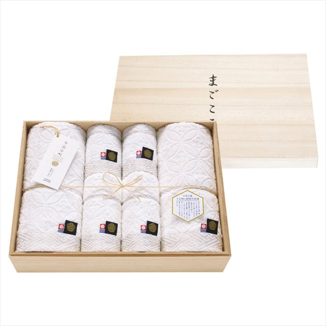 ■商品紹介：お慶びの七宝柄をジャガードで表現して、紗綾形模様を地づり紋織でヘムを際立たせて高級感を演出しました。豪華な木箱にセットアップをしてエレガントで上品な贈り物になっています。 お慶びの七宝柄をジャガードで表現して、紗綾形模様を地づり紋織でヘムを際立たせて高級感を演出しました。豪華な木箱にセットアップをしてエレガントで上品な贈り物になっています。 ■商品内容：セット内容/バスタオル（60×120cm）・フェイスタオル（34×80cm）・ハンドタオル（34×35cm）×各2 ■パッケージサイズ：30.6×41×12cm ■賞味期限（ある場合）： メーカー希望小売価格はメーカーカタログに基づいて掲載しています ■さまざまなギフトアイテムをご用意しております。 内祝　内祝い　お祝い返し　ウェディングギフト　ブライダルギフト　引き出物　引出物　結婚引き出物　結婚引出物　結婚内祝い　出産内祝い 命名内祝い　入園内祝い　入学内祝い　卒園内祝い　卒業内祝い　就職内祝い　新築内祝い　引越し内祝い　快気内祝い　開店内祝い　二次会 披露宴　お祝い　御祝　結婚式　結婚祝い　出産祝い　初節句　七五三　入園祝い　入学祝い　卒園祝い　卒業祝い　成人式　就職祝い　昇進祝い 新築祝い　上棟祝い　引っ越し祝い　引越し祝い　開店祝い　退職祝い　快気祝い　全快祝い　初老祝い　還暦祝い　古稀祝い　喜寿祝い　傘寿祝い 米寿祝い　卒寿祝い　白寿祝い　長寿祝い　金婚式　銀婚式　ダイヤモンド婚式　結婚記念日　ギフト　ギフトセット　セット　詰め合わせ　贈答品　お返し お礼　御礼　ごあいさつ　ご挨拶　御挨拶　プレゼント　お見舞い　お見舞御礼　お餞別　引越し　引越しご挨拶　記念日　誕生日　父の日　母の日　敬老の日 記念品　卒業記念品　定年退職記念品　ゴルフコンペ　コンペ景品　景品　賞品　粗品　お香典返し　香典返し　志　満中陰志　弔事　会葬御礼　法要 法要引き出物　法要引出物　法事　法事引き出物　法事引出物　忌明け　四十九日　七七日忌明け志　一周忌　三回忌　回忌法要　偲び草　粗供養　初盆 供物　お供え　お中元　御中元　お歳暮　御歳暮　お年賀　御年賀　残暑見舞い　年始挨拶　ボーリング大会　景品　レミパン　ゼリー　スターバックス 千疋屋　結婚式　そうめん　ローラアシュレイ　プリン　話題　ディズニー　カタログギフト　ティファール　ビタクラフト　ステンレスタンブラー　リラックマ のし無料　メッセージカード無料　ラッピング無料 ギフトにぴったりのアイテムをご紹介！ 贈り物に悩んでいる方へ、心温まるギフトアイテムを取り揃えました。高品質な食品、ふわふわのタオル、美しい食器、そしてセンスあふれる雑貨まで、幅広いラインナップであなたの大切な人への思いを伝えます。 特徴 高品質：厳選された素材と丁寧な製造工程で作られた商品ばかり。どれも長く愛用いただけます。 多用途：どんなシーンでも使える万能アイテムが揃っています。誕生日、結婚祝い、新築祝いなど、さまざまな場面に最適です。 デザイン：シンプルで洗練されたデザインから、カラフルで個性的なものまで、多彩なバリエーションをご用意。 お手頃価格：高品質ながら手ごろな価格で、コストパフォーマンスも抜群。 おすすめの用途とシーン 誕生日プレゼント：大切な人の特別な日を祝うために、実用的かつ心温まるギフトを。食品やタオルは、日常で役立つアイテムとして喜ばれます。 結婚祝い：新しい生活を始めるカップルに、美しい食器やおしゃれな雑貨を。幸せな家庭を築くお手伝いができます。 新築祝い：新しい家に引っ越した友人や家族へ、インテリアにぴったりの雑貨や実用的なタオルを。快適な生活をサポートします。 お返しギフト：感謝の気持ちを込めて、おしゃれで実用的なアイテムを。食品はもちろん、使い心地の良いタオルや美しい食器も喜ばれます。 季節の贈り物：お中元やお歳暮、季節の挨拶として、季節に合ったギフトを。夏には涼しげな雑貨、冬には温かみのあるタオルや食品が最適です。 贈る相手に合わせたおすすめ グルメな方へ：美味しい食品を贈れば、食卓が一層華やかに。特別な時間を演出します。 家庭的な方へ：ふわふわのタオルや使いやすい食器で、日常生活に彩りを。 オシャレな方へ：センスあふれる雑貨で、インテリアを一層魅力的に。 まとめ あなたの気持ちを込めたギフト選びをお手伝いします。どれも心を込めて選んだアイテムばかりです。大切な人への贈り物として、自信を持っておすすめします。 商品概要 [分類] 以下のような商品をお探しの方にオススメです。スイーツ スィーツ スウィーツ Sweets ケーキ お菓子 洋菓子 デザート おやつ 小腹対策 食品 食べ物 / チョコレートケーキ チョコレート ガトーショコラ チーズケーキ 生菓子 生ケーキ ベイクドチーズケーキ [評価・マスコミ] ランキング1位のおすすめ(お勧め オススメ) インスタ映え SNS 評判 今話題の人気商品 [サービス] 以下のサービスをご利用いだだけます。不可の場合あり。お取り寄せ 全国配送 全国発送 オーダー 注文 デリバリー 取寄せ 宅配 ネット通販 持ち運び可 / 送料無料 送料込み 無料ギフト対応 日持ち長い 長期保存 賞味期限が長い 名入れ 当日発送 お急ぎ便 即日配送 即日発送 翌日配送 翌日発送 前日に買う あす楽 明日楽 即納 翌日 あす着 明日届く 配送日指定可 冷凍保存可 冷凍保管 冷凍便 ギフトラッピング ギフト対応 予約 メッセージ付き 有料メッセージカード 有料お誕生日カード ホワイトデー当日お届け可能 [パッケージ] 　 以下のような包装でお届けします。詰め合わせ セット アソート 化粧箱入り ラッピング不要 個包装 小分け 手提げ袋（有償） 2重梱包 [デザイン] 以下のようなイメージをお求めの方におすすめです。お洒落 可愛い ゴージャス 高級感 プレミアム サプライズ感 美しい インパクト 面白い 珍しい 希少 驚き シンプル 上品 スタイリッシュ エレガント モダン [ご用途] 工夫次第で様々な用途でご利用いただけます。贈り物 プレゼント ギフト プチギフト 贈答品 お祝い 御祝い 退職祝い 内祝い 出産祝い 出産内祝い 入学祝い 卒業祝い ご褒美 手土産 お土産 お使い物 お返し お礼 ご挨拶 ご進物 お配り 配る ばらまき バレンタインデー バレンタインデイ ヴァレンタイン 友チョコ 義理チョコ 本命チョコ 逆チョコ バレンタインチョコ ホワイトデー ホワイトデイ ホワイトデーのお返し 七五三 ひな祭り こどもの日 ハロウィン クリスマス お中元 お年賀 ウインターギフト 御中元 御歳暮 サマーギフト 残暑見舞い お歳暮 母の日 父の日 敬老の日 敬老会記念品 敬老会 結婚祝い 結婚内祝い 結婚記念日 結婚式二次会 二次会のプチギフト 結婚披露宴の引き出物 引き菓子 ウエディングパーティー 成人祝い 長寿祝い 還暦祝い 古希祝い 古稀祝い 喜寿祝い 傘寿祝い 米寿祝い 卒寿祝い 白寿祝い 紀寿祝い 百寿祝い 成人式 セレモニー イベント 内祝い 快気祝い 快気内祝い 出産内祝い 出産祝い 記念日 お返し ご進物 御使い物 お礼 ご挨拶 御礼 ご祝儀 祝儀の品 お使い物 ノベルティー 粗品 景品 長寿 法事 法要 仏事 年忌法事 志 粗供養 供養返し 香典返し 満中陰志 御供え お供え 御供物 弔事 七五三 ひな祭り 入学祝い 卒業祝い 卒園祝い 退職祝い 入社祝い 成人式 成人式のお祝い 朝食 食事代わり ティータイム ブレイクタイム ホームパーティー クリスマスケーキ 誕生日プレゼント 誕生祝い バースデーケーキ 学校 会社 職場 法人 取引先 部活 イベント サークル 介護施設 [おすすめの方] 以下のような様々なお客様にお喜びいただいております。10代 20代 30代 40代 50代 60代 70代 80代 90代 100歳以上 お母さん お父さん ママ パパ 兄弟姉妹 彼氏 彼女 恋人 義理の母 叔父さん 親戚の お嬢さん 大家族 家族 赤ちゃん 祖父 祖母 叔父 叔母 孫 おじいちゃん おばあちゃん じいじ ばあば 夫 旦那 妻 奥様 お嫁さん 奥さん 親 両親 娘 同僚 友達 仲間 友人 親友 上司 部下 先輩 後輩 お世話になった方 恩師 先生 大人数 女友達 法人 女性 男性 大人 子ども 子供用 小学生 中学生 高校生 男の子 女の子 辛党 甘党 甘いものが苦手 高齢者 お年寄り [その他おすすめ] 以下のような商品に興味のある方にもオススメです。大量 大量購入 財布に優しい 大人数 業務用 大量スイーツ お試し コスパ良い /とっておきのギフトを贈る。ギフト専門店のおすすめ商品ですお慶びの七宝柄をジャガードで表現して、紗綾形模様を地づり紋織でヘムを際立たせて高級感を演出しました。豪華な木箱にセットアップをしてエレガントで上品な贈り物になっています。