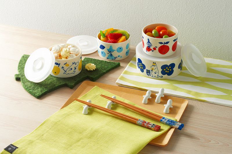 ■商品紹介： 引出物 結婚記念品 プレゼント ギフトセット 記念品 贈り物おうち時間 セット ギフト おすすめ お中元 お歳暮 内祝 結婚内祝 出産内祝 快気内祝 快気祝 お返しギフト ■商品サイズ・内容等：レンジS/径9.5×H6(230ml)×3 磁器 フタ/ポリプロピレン・熱可塑性エラストマー・シリコーン ■パッケージサイズ：29.5×11.5×6.5 ■備考：電子レンジ 食洗機対応 メーカー希望小売価格はメーカーカタログに基づいて掲載しています ■さまざまなギフトアイテムをご用意しております。 内祝　内祝い　お祝い返し　ウェディングギフト　ブライダルギフト　引き出物　引出物　結婚引き出物　結婚引出物　結婚内祝い　出産内祝い 命名内祝い　入園内祝い　入学内祝い　卒園内祝い　卒業内祝い　就職内祝い　新築内祝い　引越し内祝い　快気内祝い　開店内祝い　二次会 披露宴　お祝い　御祝　結婚式　結婚祝い　出産祝い　初節句　七五三　入園祝い　入学祝い　卒園祝い　卒業祝い　成人式　就職祝い　昇進祝い 新築祝い　上棟祝い　引っ越し祝い　引越し祝い　開店祝い　退職祝い　快気祝い　全快祝い　初老祝い　還暦祝い　古稀祝い　喜寿祝い　傘寿祝い 米寿祝い　卒寿祝い　白寿祝い　長寿祝い　金婚式　銀婚式　ダイヤモンド婚式　結婚記念日　ギフト　ギフトセット　セット　詰め合わせ　贈答品　お返し お礼　御礼　ごあいさつ　ご挨拶　御挨拶　プレゼント　お見舞い　お見舞御礼　お餞別　引越し　引越しご挨拶　記念日　誕生日　父の日　母の日　敬老の日 記念品　卒業記念品　定年退職記念品　ゴルフコンペ　コンペ景品　景品　賞品　粗品　お香典返し　香典返し　志　満中陰志　弔事　会葬御礼　法要 法要引き出物　法要引出物　法事　法事引き出物　法事引出物　忌明け　四十九日　七七日忌明け志　一周忌　三回忌　回忌法要　偲び草　粗供養　初盆 供物　お供え　お中元　御中元　お歳暮　御歳暮　お年賀　御年賀　残暑見舞い　年始挨拶　ボーリング大会　景品　レミパン　ゼリー　スターバックス 千疋屋　結婚式　そうめん　ローラアシュレイ　プリン　話題　ディズニー　カタログギフト　ティファール　ビタクラフト　ステンレスタンブラー　リラックマ のし無料　メッセージカード無料　ラッピング無料 ギフトにぴったりのアイテムをご紹介！ 贈り物に悩んでいる方へ、心温まるギフトアイテムを取り揃えました。高品質な食品、ふわふわのタオル、美しい食器、そしてセンスあふれる雑貨まで、幅広いラインナップであなたの大切な人への思いを伝えます。 特徴 高品質：厳選された素材と丁寧な製造工程で作られた商品ばかり。どれも長く愛用いただけます。 多用途：どんなシーンでも使える万能アイテムが揃っています。誕生日、結婚祝い、新築祝いなど、さまざまな場面に最適です。 デザイン：シンプルで洗練されたデザインから、カラフルで個性的なものまで、多彩なバリエーションをご用意。 お手頃価格：高品質ながら手ごろな価格で、コストパフォーマンスも抜群。 おすすめの用途とシーン 誕生日プレゼント：大切な人の特別な日を祝うために、実用的かつ心温まるギフトを。食品やタオルは、日常で役立つアイテムとして喜ばれます。 結婚祝い：新しい生活を始めるカップルに、美しい食器やおしゃれな雑貨を。幸せな家庭を築くお手伝いができます。 新築祝い：新しい家に引っ越した友人や家族へ、インテリアにぴったりの雑貨や実用的なタオルを。快適な生活をサポートします。 お返しギフト：感謝の気持ちを込めて、おしゃれで実用的なアイテムを。食品はもちろん、使い心地の良いタオルや美しい食器も喜ばれます。 季節の贈り物：お中元やお歳暮、季節の挨拶として、季節に合ったギフトを。夏には涼しげな雑貨、冬には温かみのあるタオルや食品が最適です。 贈る相手に合わせたおすすめ グルメな方へ：美味しい食品を贈れば、食卓が一層華やかに。特別な時間を演出します。 家庭的な方へ：ふわふわのタオルや使いやすい食器で、日常生活に彩りを。 オシャレな方へ：センスあふれる雑貨で、インテリアを一層魅力的に。 まとめ あなたの気持ちを込めたギフト選びをお手伝いします。どれも心を込めて選んだアイテムばかりです。大切な人への贈り物として、自信を持っておすすめします。 商品概要 [分類] 以下のような商品をお探しの方にオススメです。スイーツ スィーツ スウィーツ Sweets ケーキ お菓子 洋菓子 デザート おやつ 小腹対策 食品 食べ物 / チョコレートケーキ チョコレート ガトーショコラ チーズケーキ 生菓子 生ケーキ ベイクドチーズケーキ [評価・マスコミ] ランキング1位のおすすめ(お勧め オススメ) インスタ映え SNS 評判 今話題の人気商品 [サービス] 以下のサービスをご利用いだだけます。不可の場合あり。お取り寄せ 全国配送 全国発送 オーダー 注文 デリバリー 取寄せ 宅配 ネット通販 持ち運び可 / 送料無料 送料込み 無料ギフト対応 日持ち長い 長期保存 賞味期限が長い 名入れ 当日発送 お急ぎ便 即日配送 即日発送 翌日配送 翌日発送 前日に買う あす楽 明日楽 即納 翌日 あす着 明日届く 配送日指定可 冷凍保存可 冷凍保管 冷凍便 ギフトラッピング ギフト対応 予約 メッセージ付き 有料メッセージカード 有料お誕生日カード ホワイトデー当日お届け可能 [パッケージ] 　 以下のような包装でお届けします。詰め合わせ セット アソート 化粧箱入り ラッピング不要 個包装 小分け 手提げ袋（有償） 2重梱包 [デザイン] 以下のようなイメージをお求めの方におすすめです。お洒落 可愛い ゴージャス 高級感 プレミアム サプライズ感 美しい インパクト 面白い 珍しい 希少 驚き シンプル 上品 スタイリッシュ エレガント モダン [ご用途] 工夫次第で様々な用途でご利用いただけます。贈り物 プレゼント ギフト プチギフト 贈答品 お祝い 御祝い 退職祝い 内祝い 出産祝い 出産内祝い 入学祝い 卒業祝い ご褒美 手土産 お土産 お使い物 お返し お礼 ご挨拶 ご進物 お配り 配る ばらまき バレンタインデー バレンタインデイ ヴァレンタイン 友チョコ 義理チョコ 本命チョコ 逆チョコ バレンタインチョコ ホワイトデー ホワイトデイ ホワイトデーのお返し 七五三 ひな祭り こどもの日 ハロウィン クリスマス お中元 お年賀 ウインターギフト 御中元 御歳暮 サマーギフト 残暑見舞い お歳暮 母の日 父の日 敬老の日 敬老会記念品 敬老会 結婚祝い 結婚内祝い 結婚記念日 結婚式二次会 二次会のプチギフト 結婚披露宴の引き出物 引き菓子 ウエディングパーティー 成人祝い 長寿祝い 還暦祝い 古希祝い 古稀祝い 喜寿祝い 傘寿祝い 米寿祝い 卒寿祝い 白寿祝い 紀寿祝い 百寿祝い 成人式 セレモニー イベント 内祝い 快気祝い 快気内祝い 出産内祝い 出産祝い 記念日 お返し ご進物 御使い物 お礼 ご挨拶 御礼 ご祝儀 祝儀の品 お使い物 ノベルティー 粗品 景品 長寿 法事 法要 仏事 年忌法事 志 粗供養 供養返し 香典返し 満中陰志 御供え お供え 御供物 弔事 七五三 ひな祭り 入学祝い 卒業祝い 卒園祝い 退職祝い 入社祝い 成人式 成人式のお祝い 朝食 食事代わり ティータイム ブレイクタイム ホームパーティー クリスマスケーキ 誕生日プレゼント 誕生祝い バースデーケーキ 学校 会社 職場 法人 取引先 部活 イベント サークル 介護施設 [おすすめの方] 以下のような様々なお客様にお喜びいただいております。10代 20代 30代 40代 50代 60代 70代 80代 90代 100歳以上 お母さん お父さん ママ パパ 兄弟姉妹 彼氏 彼女 恋人 義理の母 叔父さん 親戚の お嬢さん 大家族 家族 赤ちゃん 祖父 祖母 叔父 叔母 孫 おじいちゃん おばあちゃん じいじ ばあば 夫 旦那 妻 奥様 お嫁さん 奥さん 親 両親 娘 同僚 友達 仲間 友人 親友 上司 部下 先輩 後輩 お世話になった方 恩師 先生 大人数 女友達 法人 女性 男性 大人 子ども 子供用 小学生 中学生 高校生 男の子 女の子 辛党 甘党 甘いものが苦手 高齢者 お年寄り [その他おすすめ] 以下のような商品に興味のある方にもオススメです。大量 大量購入 財布に優しい 大人数 業務用 大量スイーツ お試し コスパ良い /引出物 結婚記念品 プレゼント ギフトセット 記念品 贈り物おうち時間 セット ギフト おすすめ お中元 お歳暮 内祝 結婚内祝 出産内祝 快気内祝 快気祝 お返しギフト