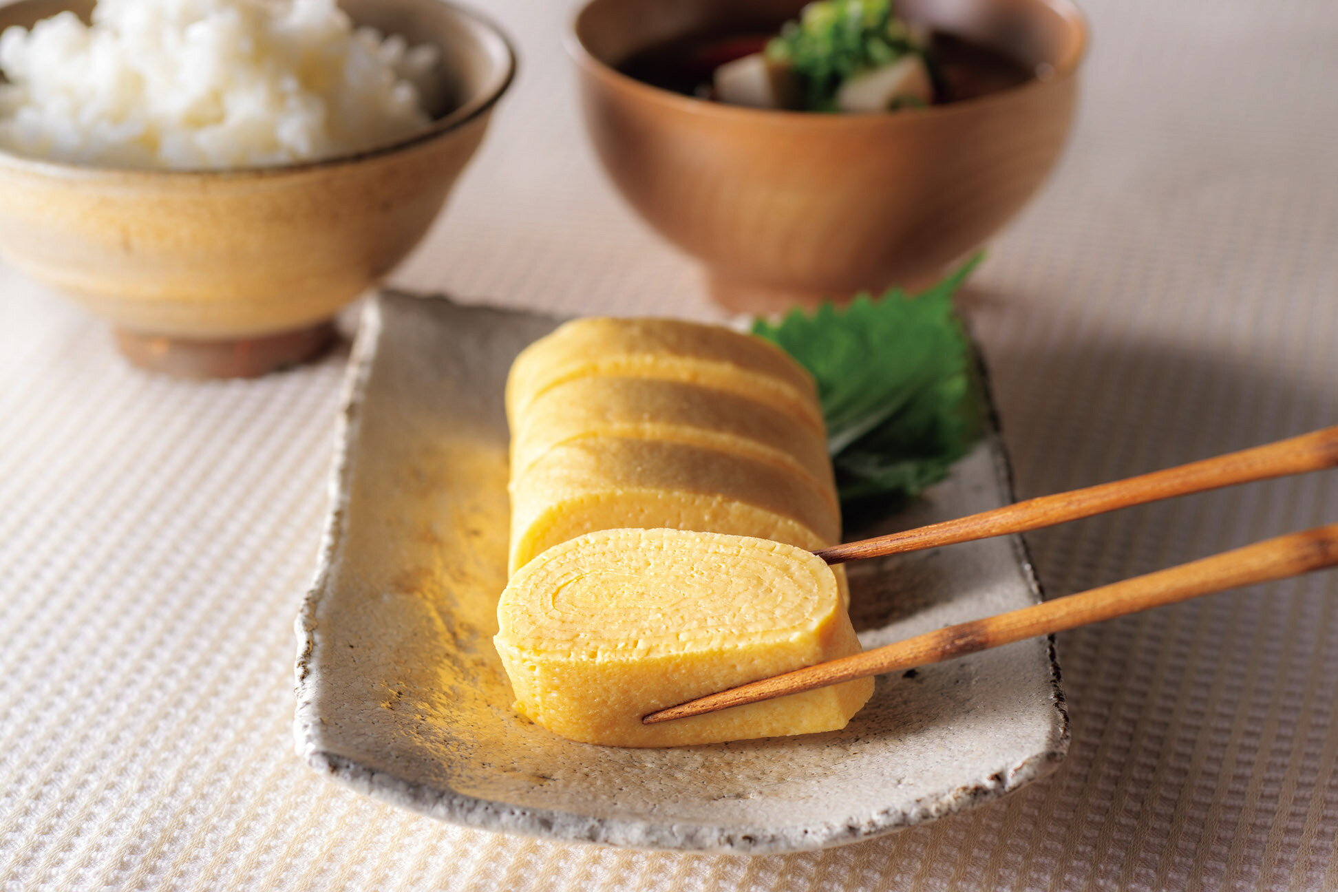 ■商品紹介： 引出物 結婚記念品 プレゼント ギフトセット 記念品 贈り物おうち時間 セット ギフト おすすめ お中元 お歳暮 内祝 結婚内祝 出産内祝 快気内祝 快気祝 お返しギフト ■商品サイズ・内容等：スティック入り風味調味料(昆布だし・かつおだし・焼あごだし・椎茸だし)各4g×4 ■パッケージサイズ：15×24×3.5 ■備考：本商品は形態上、包装・のし掛けはご容赦願います。 メーカー希望小売価格はメーカーカタログに基づいて掲載しています ■さまざまなギフトアイテムをご用意しております。 内祝　内祝い　お祝い返し　ウェディングギフト　ブライダルギフト　引き出物　引出物　結婚引き出物　結婚引出物　結婚内祝い　出産内祝い 命名内祝い　入園内祝い　入学内祝い　卒園内祝い　卒業内祝い　就職内祝い　新築内祝い　引越し内祝い　快気内祝い　開店内祝い　二次会 披露宴　お祝い　御祝　結婚式　結婚祝い　出産祝い　初節句　七五三　入園祝い　入学祝い　卒園祝い　卒業祝い　成人式　就職祝い　昇進祝い 新築祝い　上棟祝い　引っ越し祝い　引越し祝い　開店祝い　退職祝い　快気祝い　全快祝い　初老祝い　還暦祝い　古稀祝い　喜寿祝い　傘寿祝い 米寿祝い　卒寿祝い　白寿祝い　長寿祝い　金婚式　銀婚式　ダイヤモンド婚式　結婚記念日　ギフト　ギフトセット　セット　詰め合わせ　贈答品　お返し お礼　御礼　ごあいさつ　ご挨拶　御挨拶　プレゼント　お見舞い　お見舞御礼　お餞別　引越し　引越しご挨拶　記念日　誕生日　父の日　母の日　敬老の日 記念品　卒業記念品　定年退職記念品　ゴルフコンペ　コンペ景品　景品　賞品　粗品　お香典返し　香典返し　志　満中陰志　弔事　会葬御礼　法要 法要引き出物　法要引出物　法事　法事引き出物　法事引出物　忌明け　四十九日　七七日忌明け志　一周忌　三回忌　回忌法要　偲び草　粗供養　初盆 供物　お供え　お中元　御中元　お歳暮　御歳暮　お年賀　御年賀　残暑見舞い　年始挨拶　ボーリング大会　景品　レミパン　ゼリー　スターバックス 千疋屋　結婚式　そうめん　ローラアシュレイ　プリン　話題　ディズニー　カタログギフト　ティファール　ビタクラフト　ステンレスタンブラー　リラックマ のし無料　メッセージカード無料　ラッピング無料 ギフトにぴったりのアイテムをご紹介！ 贈り物に悩んでいる方へ、心温まるギフトアイテムを取り揃えました。高品質な食品、ふわふわのタオル、美しい食器、そしてセンスあふれる雑貨まで、幅広いラインナップであなたの大切な人への思いを伝えます。 特徴 高品質：厳選された素材と丁寧な製造工程で作られた商品ばかり。どれも長く愛用いただけます。 多用途：どんなシーンでも使える万能アイテムが揃っています。誕生日、結婚祝い、新築祝いなど、さまざまな場面に最適です。 デザイン：シンプルで洗練されたデザインから、カラフルで個性的なものまで、多彩なバリエーションをご用意。 お手頃価格：高品質ながら手ごろな価格で、コストパフォーマンスも抜群。 おすすめの用途とシーン 誕生日プレゼント：大切な人の特別な日を祝うために、実用的かつ心温まるギフトを。食品やタオルは、日常で役立つアイテムとして喜ばれます。 結婚祝い：新しい生活を始めるカップルに、美しい食器やおしゃれな雑貨を。幸せな家庭を築くお手伝いができます。 新築祝い：新しい家に引っ越した友人や家族へ、インテリアにぴったりの雑貨や実用的なタオルを。快適な生活をサポートします。 お返しギフト：感謝の気持ちを込めて、おしゃれで実用的なアイテムを。食品はもちろん、使い心地の良いタオルや美しい食器も喜ばれます。 季節の贈り物：お中元やお歳暮、季節の挨拶として、季節に合ったギフトを。夏には涼しげな雑貨、冬には温かみのあるタオルや食品が最適です。 贈る相手に合わせたおすすめ グルメな方へ：美味しい食品を贈れば、食卓が一層華やかに。特別な時間を演出します。 家庭的な方へ：ふわふわのタオルや使いやすい食器で、日常生活に彩りを。 オシャレな方へ：センスあふれる雑貨で、インテリアを一層魅力的に。 まとめ あなたの気持ちを込めたギフト選びをお手伝いします。どれも心を込めて選んだアイテムばかりです。大切な人への贈り物として、自信を持っておすすめします。 商品概要 [分類] 以下のような商品をお探しの方にオススメです。スイーツ スィーツ スウィーツ Sweets ケーキ お菓子 洋菓子 デザート おやつ 小腹対策 食品 食べ物 / チョコレートケーキ チョコレート ガトーショコラ チーズケーキ 生菓子 生ケーキ ベイクドチーズケーキ [評価・マスコミ] ランキング1位のおすすめ(お勧め オススメ) インスタ映え SNS 評判 今話題の人気商品 [サービス] 以下のサービスをご利用いだだけます。不可の場合あり。お取り寄せ 全国配送 全国発送 オーダー 注文 デリバリー 取寄せ 宅配 ネット通販 持ち運び可 / 送料無料 送料込み 無料ギフト対応 日持ち長い 長期保存 賞味期限が長い 名入れ 当日発送 お急ぎ便 即日配送 即日発送 翌日配送 翌日発送 前日に買う あす楽 明日楽 即納 翌日 あす着 明日届く 配送日指定可 冷凍保存可 冷凍保管 冷凍便 ギフトラッピング ギフト対応 予約 メッセージ付き 有料メッセージカード 有料お誕生日カード ホワイトデー当日お届け可能 [パッケージ] 　 以下のような包装でお届けします。詰め合わせ セット アソート 化粧箱入り ラッピング不要 個包装 小分け 手提げ袋（有償） 2重梱包 [デザイン] 以下のようなイメージをお求めの方におすすめです。お洒落 可愛い ゴージャス 高級感 プレミアム サプライズ感 美しい インパクト 面白い 珍しい 希少 驚き シンプル 上品 スタイリッシュ エレガント モダン [ご用途] 工夫次第で様々な用途でご利用いただけます。贈り物 プレゼント ギフト プチギフト 贈答品 お祝い 御祝い 退職祝い 内祝い 出産祝い 出産内祝い 入学祝い 卒業祝い ご褒美 手土産 お土産 お使い物 お返し お礼 ご挨拶 ご進物 お配り 配る ばらまき バレンタインデー バレンタインデイ ヴァレンタイン 友チョコ 義理チョコ 本命チョコ 逆チョコ バレンタインチョコ ホワイトデー ホワイトデイ ホワイトデーのお返し 七五三 ひな祭り こどもの日 ハロウィン クリスマス お中元 お年賀 ウインターギフト 御中元 御歳暮 サマーギフト 残暑見舞い お歳暮 母の日 父の日 敬老の日 敬老会記念品 敬老会 結婚祝い 結婚内祝い 結婚記念日 結婚式二次会 二次会のプチギフト 結婚披露宴の引き出物 引き菓子 ウエディングパーティー 成人祝い 長寿祝い 還暦祝い 古希祝い 古稀祝い 喜寿祝い 傘寿祝い 米寿祝い 卒寿祝い 白寿祝い 紀寿祝い 百寿祝い 成人式 セレモニー イベント 内祝い 快気祝い 快気内祝い 出産内祝い 出産祝い 記念日 お返し ご進物 御使い物 お礼 ご挨拶 御礼 ご祝儀 祝儀の品 お使い物 ノベルティー 粗品 景品 長寿 法事 法要 仏事 年忌法事 志 粗供養 供養返し 香典返し 満中陰志 御供え お供え 御供物 弔事 七五三 ひな祭り 入学祝い 卒業祝い 卒園祝い 退職祝い 入社祝い 成人式 成人式のお祝い 朝食 食事代わり ティータイム ブレイクタイム ホームパーティー クリスマスケーキ 誕生日プレゼント 誕生祝い バースデーケーキ 学校 会社 職場 法人 取引先 部活 イベント サークル 介護施設 [おすすめの方] 以下のような様々なお客様にお喜びいただいております。10代 20代 30代 40代 50代 60代 70代 80代 90代 100歳以上 お母さん お父さん ママ パパ 兄弟姉妹 彼氏 彼女 恋人 義理の母 叔父さん 親戚の お嬢さん 大家族 家族 赤ちゃん 祖父 祖母 叔父 叔母 孫 おじいちゃん おばあちゃん じいじ ばあば 夫 旦那 妻 奥様 お嫁さん 奥さん 親 両親 娘 同僚 友達 仲間 友人 親友 上司 部下 先輩 後輩 お世話になった方 恩師 先生 大人数 女友達 法人 女性 男性 大人 子ども 子供用 小学生 中学生 高校生 男の子 女の子 辛党 甘党 甘いものが苦手 高齢者 お年寄り [その他おすすめ] 以下のような商品に興味のある方にもオススメです。大量 大量購入 財布に優しい 大人数 業務用 大量スイーツ お試し コスパ良い /引出物 結婚記念品 プレゼント ギフトセット 記念品 贈り物おうち時間 セット ギフト おすすめ お中元 お歳暮 内祝 結婚内祝 出産内祝 快気内祝 快気祝 お返しギフト