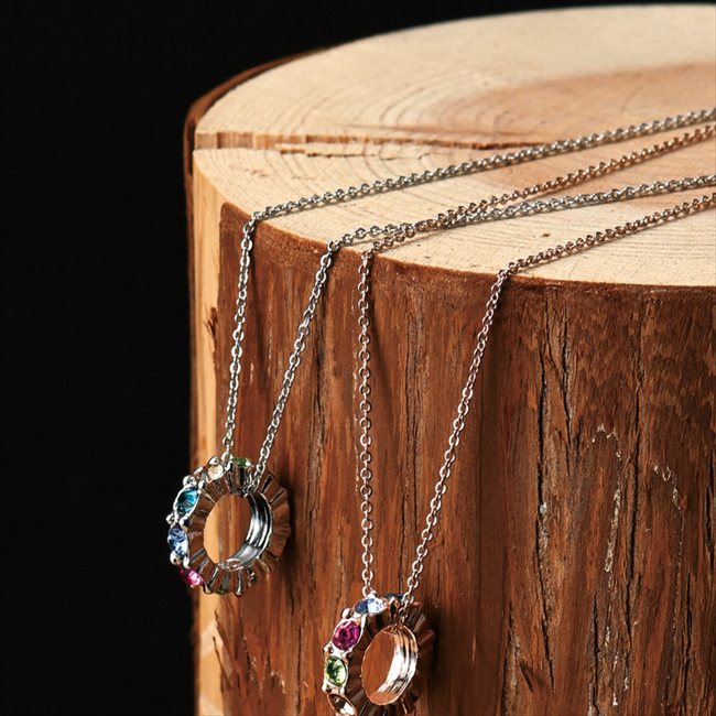 ■商品紹介：シンプルなリングモチーフに並んだマルチカラーのラインストーンが印象的。 ■商品内容：全長約42cm（アジャスター約3cm含む）、トップ:径約1.3cm・真鍮、合金（シルバー:シルバーカラーメッキ/ピンクゴールド:ピンクゴールドメ...