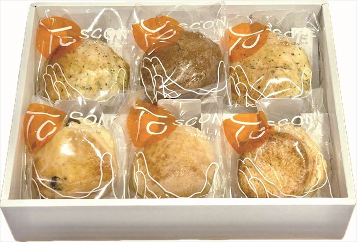 スコーン6個セット ※ご注文後約7〜10日前後での発送となります。沖縄・離島へは別途配送料が発生いたします お取り寄せグルメ スイーツ メーカー希望小売価格はメーカーカタログに基づいて掲載しています ■さまざまなギフトアイテムをご用意しております。 内祝　内祝い　お祝い返し　ウェディングギフト　ブライダルギフト　引き出物　引出物　結婚引き出物　結婚引出物　結婚内祝い　出産内祝い 命名内祝い　入園内祝い　入学内祝い　卒園内祝い　卒業内祝い　就職内祝い　新築内祝い　引越し内祝い　快気内祝い　開店内祝い　二次会 披露宴　お祝い　御祝　結婚式　結婚祝い　出産祝い　初節句　七五三　入園祝い　入学祝い　卒園祝い　卒業祝い　成人式　就職祝い　昇進祝い 新築祝い　上棟祝い　引っ越し祝い　引越し祝い　開店祝い　退職祝い　快気祝い　全快祝い　初老祝い　還暦祝い　古稀祝い　喜寿祝い　傘寿祝い 米寿祝い　卒寿祝い　白寿祝い　長寿祝い　金婚式　銀婚式　ダイヤモンド婚式　結婚記念日　ギフト　ギフトセット　セット　詰め合わせ　贈答品　お返し お礼　御礼　ごあいさつ　ご挨拶　御挨拶　プレゼント　お見舞い　お見舞御礼　お餞別　引越し　引越しご挨拶　記念日　誕生日　父の日　母の日　敬老の日 記念品　卒業記念品　定年退職記念品　ゴルフコンペ　コンペ景品　景品　賞品　粗品　お香典返し　香典返し　志　満中陰志　弔事　会葬御礼　法要 法要引き出物　法要引出物　法事　法事引き出物　法事引出物　忌明け　四十九日　七七日忌明け志　一周忌　三回忌　回忌法要　偲び草　粗供養　初盆 供物　お供え　お中元　御中元　お歳暮　御歳暮　お年賀　御年賀　残暑見舞い　年始挨拶　ボーリング大会　景品　レミパン　ゼリー　スターバックス 千疋屋　結婚式　そうめん　ローラアシュレイ　プリン　話題　ディズニー　カタログギフト　ティファール　ビタクラフト　ステンレスタンブラー　リラックマ のし無料　メッセージカード無料　ラッピング無料 ギフトにぴったりのアイテムをご紹介！ 贈り物に悩んでいる方へ、心温まるギフトアイテムを取り揃えました。高品質な食品、ふわふわのタオル、美しい食器、そしてセンスあふれる雑貨まで、幅広いラインナップであなたの大切な人への思いを伝えます。 特徴 高品質：厳選された素材と丁寧な製造工程で作られた商品ばかり。どれも長く愛用いただけます。 多用途：どんなシーンでも使える万能アイテムが揃っています。誕生日、結婚祝い、新築祝いなど、さまざまな場面に最適です。 デザイン：シンプルで洗練されたデザインから、カラフルで個性的なものまで、多彩なバリエーションをご用意。 お手頃価格：高品質ながら手ごろな価格で、コストパフォーマンスも抜群。 おすすめの用途とシーン 誕生日プレゼント：大切な人の特別な日を祝うために、実用的かつ心温まるギフトを。食品やタオルは、日常で役立つアイテムとして喜ばれます。 結婚祝い：新しい生活を始めるカップルに、美しい食器やおしゃれな雑貨を。幸せな家庭を築くお手伝いができます。 新築祝い：新しい家に引っ越した友人や家族へ、インテリアにぴったりの雑貨や実用的なタオルを。快適な生活をサポートします。 お返しギフト：感謝の気持ちを込めて、おしゃれで実用的なアイテムを。食品はもちろん、使い心地の良いタオルや美しい食器も喜ばれます。 季節の贈り物：お中元やお歳暮、季節の挨拶として、季節に合ったギフトを。夏には涼しげな雑貨、冬には温かみのあるタオルや食品が最適です。 贈る相手に合わせたおすすめ グルメな方へ：美味しい食品を贈れば、食卓が一層華やかに。特別な時間を演出します。 家庭的な方へ：ふわふわのタオルや使いやすい食器で、日常生活に彩りを。 オシャレな方へ：センスあふれる雑貨で、インテリアを一層魅力的に。 まとめ あなたの気持ちを込めたギフト選びをお手伝いします。どれも心を込めて選んだアイテムばかりです。大切な人への贈り物として、自信を持っておすすめします。 商品概要 [分類] 以下のような商品をお探しの方にオススメです。スイーツ スィーツ スウィーツ Sweets ケーキ お菓子 洋菓子 デザート おやつ 小腹対策 食品 食べ物 / チョコレートケーキ チョコレート ガトーショコラ チーズケーキ 生菓子 生ケーキ ベイクドチーズケーキ [評価・マスコミ] ランキング1位のおすすめ(お勧め オススメ) インスタ映え SNS 評判 今話題の人気商品 [サービス] 以下のサービスをご利用いだだけます。不可の場合あり。お取り寄せ 全国配送 全国発送 オーダー 注文 デリバリー 取寄せ 宅配 ネット通販 持ち運び可 / 送料無料 送料込み 無料ギフト対応 日持ち長い 長期保存 賞味期限が長い 名入れ 当日発送 お急ぎ便 即日配送 即日発送 翌日配送 翌日発送 前日に買う あす楽 明日楽 即納 翌日 あす着 明日届く 配送日指定可 冷凍保存可 冷凍保管 冷凍便 ギフトラッピング ギフト対応 予約 メッセージ付き 有料メッセージカード 有料お誕生日カード ホワイトデー当日お届け可能 [パッケージ] 　 以下のような包装でお届けします。詰め合わせ セット アソート 化粧箱入り ラッピング不要 個包装 小分け 手提げ袋（有償） 2重梱包 [デザイン] 以下のようなイメージをお求めの方におすすめです。お洒落 可愛い ゴージャス 高級感 プレミアム サプライズ感 美しい インパクト 面白い 珍しい 希少 驚き シンプル 上品 スタイリッシュ エレガント モダン [ご用途] 工夫次第で様々な用途でご利用いただけます。贈り物 プレゼント ギフト プチギフト 贈答品 お祝い 御祝い 退職祝い 内祝い 出産祝い 出産内祝い 入学祝い 卒業祝い ご褒美 手土産 お土産 お使い物 お返し お礼 ご挨拶 ご進物 お配り 配る ばらまき バレンタインデー バレンタインデイ ヴァレンタイン 友チョコ 義理チョコ 本命チョコ 逆チョコ バレンタインチョコ ホワイトデー ホワイトデイ ホワイトデーのお返し 七五三 ひな祭り こどもの日 ハロウィン クリスマス お中元 お年賀 ウインターギフト 御中元 御歳暮 サマーギフト 残暑見舞い お歳暮 母の日 父の日 敬老の日 敬老会記念品 敬老会 結婚祝い 結婚内祝い 結婚記念日 結婚式二次会 二次会のプチギフト 結婚披露宴の引き出物 引き菓子 ウエディングパーティー 成人祝い 長寿祝い 還暦祝い 古希祝い 古稀祝い 喜寿祝い 傘寿祝い 米寿祝い 卒寿祝い 白寿祝い 紀寿祝い 百寿祝い 成人式 セレモニー イベント 内祝い 快気祝い 快気内祝い 出産内祝い 出産祝い 記念日 お返し ご進物 御使い物 お礼 ご挨拶 御礼 ご祝儀 祝儀の品 お使い物 ノベルティー 粗品 景品 長寿 法事 法要 仏事 年忌法事 志 粗供養 供養返し 香典返し 満中陰志 御供え お供え 御供物 弔事 七五三 ひな祭り 入学祝い 卒業祝い 卒園祝い 退職祝い 入社祝い 成人式 成人式のお祝い 朝食 食事代わり ティータイム ブレイクタイム ホームパーティー クリスマスケーキ 誕生日プレゼント 誕生祝い バースデーケーキ 学校 会社 職場 法人 取引先 部活 イベント サークル 介護施設 [おすすめの方] 以下のような様々なお客様にお喜びいただいております。10代 20代 30代 40代 50代 60代 70代 80代 90代 100歳以上 お母さん お父さん ママ パパ 兄弟姉妹 彼氏 彼女 恋人 義理の母 叔父さん 親戚の お嬢さん 大家族 家族 赤ちゃん 祖父 祖母 叔父 叔母 孫 おじいちゃん おばあちゃん じいじ ばあば 夫 旦那 妻 奥様 お嫁さん 奥さん 親 両親 娘 同僚 友達 仲間 友人 親友 上司 部下 先輩 後輩 お世話になった方 恩師 先生 大人数 女友達 法人 女性 男性 大人 子ども 子供用 小学生 中学生 高校生 男の子 女の子 辛党 甘党 甘いものが苦手 高齢者 お年寄り [その他おすすめ] 以下のような商品に興味のある方にもオススメです。大量 大量購入 財布に優しい 大人数 業務用 大量スイーツ お試し コスパ良い /北海道発厳選ギフト！北海道を中心に選りすぐりの逸品をお届けします！