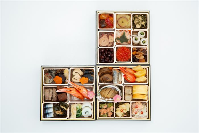 送料無料 北海道産地直送 北海道産原料にこだわったおせち料理三段重 ※ご注文後約7〜10日前後での発送となります。沖縄・離島へは別途配送料が発生いたします お取り寄せグルメ スイーツ cococara-10484979 贈り物専門店ココイロギフト パッケージ画像