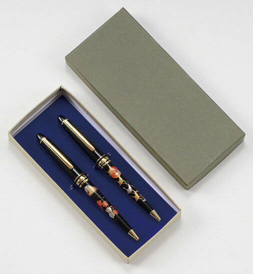 ■商品紹介：伝統の技が生きる加賀蒔絵を施した漆芸ボールペンです。各種記念品を始め大切な方への贈り物に是非どうぞ。インク色：黒 ■商品内容：商品サイズ：約1.5×13.5×1×2、本体重量：約20g、材質：ABS樹脂、箱サイズ：約7.5×16.5×2 メーカー希望小売価格はメーカーカタログに基づいて掲載しています ■さまざまなギフトアイテムをご用意しております。 内祝　内祝い　お祝い返し　ウェディングギフト　ブライダルギフト　引き出物　引出物　結婚引き出物　結婚引出物　結婚内祝い　出産内祝い 命名内祝い　入園内祝い　入学内祝い　卒園内祝い　卒業内祝い　就職内祝い　新築内祝い　引越し内祝い　快気内祝い　開店内祝い　二次会 披露宴　お祝い　御祝　結婚式　結婚祝い　出産祝い　初節句　七五三　入園祝い　入学祝い　卒園祝い　卒業祝い　成人式　就職祝い　昇進祝い 新築祝い　上棟祝い　引っ越し祝い　引越し祝い　開店祝い　退職祝い　快気祝い　全快祝い　初老祝い　還暦祝い　古稀祝い　喜寿祝い　傘寿祝い 米寿祝い　卒寿祝い　白寿祝い　長寿祝い　金婚式　銀婚式　ダイヤモンド婚式　結婚記念日　ギフト　ギフトセット　セット　詰め合わせ　贈答品　お返し お礼　御礼　ごあいさつ　ご挨拶　御挨拶　プレゼント　お見舞い　お見舞御礼　お餞別　引越し　引越しご挨拶　記念日　誕生日　父の日　母の日　敬老の日 記念品　卒業記念品　定年退職記念品　ゴルフコンペ　コンペ景品　景品　賞品　粗品　お香典返し　香典返し　志　満中陰志　弔事　会葬御礼　法要 法要引き出物　法要引出物　法事　法事引き出物　法事引出物　忌明け　四十九日　七七日忌明け志　一周忌　三回忌　回忌法要　偲び草　粗供養　初盆 供物　お供え　お中元　御中元　お歳暮　御歳暮　お年賀　御年賀　残暑見舞い　年始挨拶　ボーリング大会　景品　レミパン　ゼリー　スターバックス 千疋屋　結婚式　そうめん　ローラアシュレイ　プリン　話題　ディズニー　カタログギフト　ティファール　ビタクラフト　ステンレスタンブラー　リラックマ のし無料　メッセージカード無料　ラッピング無料 ギフトにぴったりのアイテムをご紹介！ 贈り物に悩んでいる方へ、心温まるギフトアイテムを取り揃えました。高品質な食品、ふわふわのタオル、美しい食器、そしてセンスあふれる雑貨まで、幅広いラインナップであなたの大切な人への思いを伝えます。 特徴 高品質：厳選された素材と丁寧な製造工程で作られた商品ばかり。どれも長く愛用いただけます。 多用途：どんなシーンでも使える万能アイテムが揃っています。誕生日、結婚祝い、新築祝いなど、さまざまな場面に最適です。 デザイン：シンプルで洗練されたデザインから、カラフルで個性的なものまで、多彩なバリエーションをご用意。 お手頃価格：高品質ながら手ごろな価格で、コストパフォーマンスも抜群。 おすすめの用途とシーン 誕生日プレゼント：大切な人の特別な日を祝うために、実用的かつ心温まるギフトを。食品やタオルは、日常で役立つアイテムとして喜ばれます。 結婚祝い：新しい生活を始めるカップルに、美しい食器やおしゃれな雑貨を。幸せな家庭を築くお手伝いができます。 新築祝い：新しい家に引っ越した友人や家族へ、インテリアにぴったりの雑貨や実用的なタオルを。快適な生活をサポートします。 お返しギフト：感謝の気持ちを込めて、おしゃれで実用的なアイテムを。食品はもちろん、使い心地の良いタオルや美しい食器も喜ばれます。 季節の贈り物：お中元やお歳暮、季節の挨拶として、季節に合ったギフトを。夏には涼しげな雑貨、冬には温かみのあるタオルや食品が最適です。 贈る相手に合わせたおすすめ グルメな方へ：美味しい食品を贈れば、食卓が一層華やかに。特別な時間を演出します。 家庭的な方へ：ふわふわのタオルや使いやすい食器で、日常生活に彩りを。 オシャレな方へ：センスあふれる雑貨で、インテリアを一層魅力的に。 まとめ あなたの気持ちを込めたギフト選びをお手伝いします。どれも心を込めて選んだアイテムばかりです。大切な人への贈り物として、自信を持っておすすめします。 商品概要 [分類] 以下のような商品をお探しの方にオススメです。スイーツ スィーツ スウィーツ Sweets ケーキ お菓子 洋菓子 デザート おやつ 小腹対策 食品 食べ物 / チョコレートケーキ チョコレート ガトーショコラ チーズケーキ 生菓子 生ケーキ ベイクドチーズケーキ [評価・マスコミ] ランキング1位のおすすめ(お勧め オススメ) インスタ映え SNS 評判 今話題の人気商品 [サービス] 以下のサービスをご利用いだだけます。不可の場合あり。お取り寄せ 全国配送 全国発送 オーダー 注文 デリバリー 取寄せ 宅配 ネット通販 持ち運び可 / 送料無料 送料込み 無料ギフト対応 日持ち長い 長期保存 賞味期限が長い 名入れ 当日発送 お急ぎ便 即日配送 即日発送 翌日配送 翌日発送 前日に買う あす楽 明日楽 即納 翌日 あす着 明日届く 配送日指定可 冷凍保存可 冷凍保管 冷凍便 ギフトラッピング ギフト対応 予約 メッセージ付き 有料メッセージカード 有料お誕生日カード ホワイトデー当日お届け可能 [パッケージ] 　 以下のような包装でお届けします。詰め合わせ セット アソート 化粧箱入り ラッピング不要 個包装 小分け 手提げ袋（有償） 2重梱包 [デザイン] 以下のようなイメージをお求めの方におすすめです。お洒落 可愛い ゴージャス 高級感 プレミアム サプライズ感 美しい インパクト 面白い 珍しい 希少 驚き シンプル 上品 スタイリッシュ エレガント モダン [ご用途] 工夫次第で様々な用途でご利用いただけます。贈り物 プレゼント ギフト プチギフト 贈答品 お祝い 御祝い 退職祝い 内祝い 出産祝い 出産内祝い 入学祝い 卒業祝い ご褒美 手土産 お土産 お使い物 お返し お礼 ご挨拶 ご進物 お配り 配る ばらまき バレンタインデー バレンタインデイ ヴァレンタイン 友チョコ 義理チョコ 本命チョコ 逆チョコ バレンタインチョコ ホワイトデー ホワイトデイ ホワイトデーのお返し 七五三 ひな祭り こどもの日 ハロウィン クリスマス お中元 お年賀 ウインターギフト 御中元 御歳暮 サマーギフト 残暑見舞い お歳暮 母の日 父の日 敬老の日 敬老会記念品 敬老会 結婚祝い 結婚内祝い 結婚記念日 結婚式二次会 二次会のプチギフト 結婚披露宴の引き出物 引き菓子 ウエディングパーティー 成人祝い 長寿祝い 還暦祝い 古希祝い 古稀祝い 喜寿祝い 傘寿祝い 米寿祝い 卒寿祝い 白寿祝い 紀寿祝い 百寿祝い 成人式 セレモニー イベント 内祝い 快気祝い 快気内祝い 出産内祝い 出産祝い 記念日 お返し ご進物 御使い物 お礼 ご挨拶 御礼 ご祝儀 祝儀の品 お使い物 ノベルティー 粗品 景品 長寿 法事 法要 仏事 年忌法事 志 粗供養 供養返し 香典返し 満中陰志 御供え お供え 御供物 弔事 七五三 ひな祭り 入学祝い 卒業祝い 卒園祝い 退職祝い 入社祝い 成人式 成人式のお祝い 朝食 食事代わり ティータイム ブレイクタイム ホームパーティー クリスマスケーキ 誕生日プレゼント 誕生祝い バースデーケーキ 学校 会社 職場 法人 取引先 部活 イベント サークル 介護施設 [おすすめの方] 以下のような様々なお客様にお喜びいただいております。10代 20代 30代 40代 50代 60代 70代 80代 90代 100歳以上 お母さん お父さん ママ パパ 兄弟姉妹 彼氏 彼女 恋人 義理の母 叔父さん 親戚の お嬢さん 大家族 家族 赤ちゃん 祖父 祖母 叔父 叔母 孫 おじいちゃん おばあちゃん じいじ ばあば 夫 旦那 妻 奥様 お嫁さん 奥さん 親 両親 娘 同僚 友達 仲間 友人 親友 上司 部下 先輩 後輩 お世話になった方 恩師 先生 大人数 女友達 法人 女性 男性 大人 子ども 子供用 小学生 中学生 高校生 男の子 女の子 辛党 甘党 甘いものが苦手 高齢者 お年寄り [その他おすすめ] 以下のような商品に興味のある方にもオススメです。大量 大量購入 財布に優しい 大人数 業務用 大量スイーツ お試し コスパ良い /伝統の技が生きる加賀蒔絵を施した漆芸ボールペンです。各種記念品を始め大切な方への贈り物に是非どうぞ。インク色：黒