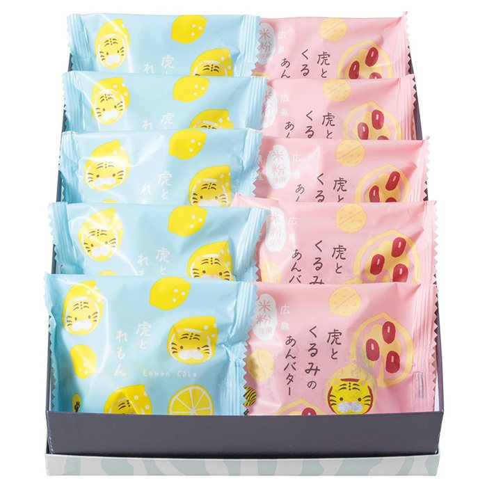 ■商品紹介：創業400年、瀬戸内は広島の和菓子屋 虎屋本舗。瀬戸田産れもんとバターをたっぷり使用したれもんけーき。謹製粒あんと広島県産米粉を使用した香り高いくるみのあんバターケーキ詰め合わせです。 ■商品内容：れもんけーき〜虎とれもん約40g・虎とくるみのあんバター約40g×各5 ■商品サイズ(cm)：295×218×62 ■商品重量：550g ■賞味期限：賞味期限:常温で出荷から21日 メーカー希望小売価格はメーカーカタログに基づいて掲載しています ■さまざまなギフトアイテムをご用意しております。 内祝　内祝い　お祝い返し　ウェディングギフト　ブライダルギフト　引き出物　引出物　結婚引き出物　結婚引出物　結婚内祝い　出産内祝い 命名内祝い　入園内祝い　入学内祝い　卒園内祝い　卒業内祝い　就職内祝い　新築内祝い　引越し内祝い　快気内祝い　開店内祝い　二次会 披露宴　お祝い　御祝　結婚式　結婚祝い　出産祝い　初節句　七五三　入園祝い　入学祝い　卒園祝い　卒業祝い　成人式　就職祝い　昇進祝い 新築祝い　上棟祝い　引っ越し祝い　引越し祝い　開店祝い　退職祝い　快気祝い　全快祝い　初老祝い　還暦祝い　古稀祝い　喜寿祝い　傘寿祝い 米寿祝い　卒寿祝い　白寿祝い　長寿祝い　金婚式　銀婚式　ダイヤモンド婚式　結婚記念日　ギフト　ギフトセット　セット　詰め合わせ　贈答品　お返し お礼　御礼　ごあいさつ　ご挨拶　御挨拶　プレゼント　お見舞い　お見舞御礼　お餞別　引越し　引越しご挨拶　記念日　誕生日　父の日　母の日　敬老の日 記念品　卒業記念品　定年退職記念品　ゴルフコンペ　コンペ景品　景品　賞品　粗品　お香典返し　香典返し　志　満中陰志　弔事　会葬御礼　法要 法要引き出物　法要引出物　法事　法事引き出物　法事引出物　忌明け　四十九日　七七日忌明け志　一周忌　三回忌　回忌法要　偲び草　粗供養　初盆 供物　お供え　お中元　御中元　お歳暮　御歳暮　お年賀　御年賀　残暑見舞い　年始挨拶　ボーリング大会　景品　レミパン　ゼリー　スターバックス 千疋屋　結婚式　そうめん　ローラアシュレイ　プリン　話題　ディズニー　カタログギフト　ティファール　ビタクラフト　ステンレスタンブラー　リラックマ のし無料　メッセージカード無料　ラッピング無料 ギフトにぴったりのアイテムをご紹介！ 贈り物に悩んでいる方へ、心温まるギフトアイテムを取り揃えました。高品質な食品、ふわふわのタオル、美しい食器、そしてセンスあふれる雑貨まで、幅広いラインナップであなたの大切な人への思いを伝えます。 特徴 高品質：厳選された素材と丁寧な製造工程で作られた商品ばかり。どれも長く愛用いただけます。 多用途：どんなシーンでも使える万能アイテムが揃っています。誕生日、結婚祝い、新築祝いなど、さまざまな場面に最適です。 デザイン：シンプルで洗練されたデザインから、カラフルで個性的なものまで、多彩なバリエーションをご用意。 お手頃価格：高品質ながら手ごろな価格で、コストパフォーマンスも抜群。 おすすめの用途とシーン 誕生日プレゼント：大切な人の特別な日を祝うために、実用的かつ心温まるギフトを。食品やタオルは、日常で役立つアイテムとして喜ばれます。 結婚祝い：新しい生活を始めるカップルに、美しい食器やおしゃれな雑貨を。幸せな家庭を築くお手伝いができます。 新築祝い：新しい家に引っ越した友人や家族へ、インテリアにぴったりの雑貨や実用的なタオルを。快適な生活をサポートします。 お返しギフト：感謝の気持ちを込めて、おしゃれで実用的なアイテムを。食品はもちろん、使い心地の良いタオルや美しい食器も喜ばれます。 季節の贈り物：お中元やお歳暮、季節の挨拶として、季節に合ったギフトを。夏には涼しげな雑貨、冬には温かみのあるタオルや食品が最適です。 贈る相手に合わせたおすすめ グルメな方へ：美味しい食品を贈れば、食卓が一層華やかに。特別な時間を演出します。 家庭的な方へ：ふわふわのタオルや使いやすい食器で、日常生活に彩りを。 オシャレな方へ：センスあふれる雑貨で、インテリアを一層魅力的に。 まとめ あなたの気持ちを込めたギフト選びをお手伝いします。どれも心を込めて選んだアイテムばかりです。大切な人への贈り物として、自信を持っておすすめします。 商品概要 [分類] 以下のような商品をお探しの方にオススメです。スイーツ スィーツ スウィーツ Sweets ケーキ お菓子 洋菓子 デザート おやつ 小腹対策 食品 食べ物 / チョコレートケーキ チョコレート ガトーショコラ チーズケーキ 生菓子 生ケーキ ベイクドチーズケーキ [評価・マスコミ] ランキング1位のおすすめ(お勧め オススメ) インスタ映え SNS 評判 今話題の人気商品 [サービス] 以下のサービスをご利用いだだけます。不可の場合あり。お取り寄せ 全国配送 全国発送 オーダー 注文 デリバリー 取寄せ 宅配 ネット通販 持ち運び可 / 送料無料 送料込み 無料ギフト対応 日持ち長い 長期保存 賞味期限が長い 名入れ 当日発送 お急ぎ便 即日配送 即日発送 翌日配送 翌日発送 前日に買う あす楽 明日楽 即納 翌日 あす着 明日届く 配送日指定可 冷凍保存可 冷凍保管 冷凍便 ギフトラッピング ギフト対応 予約 メッセージ付き 有料メッセージカード 有料お誕生日カード ホワイトデー当日お届け可能 [パッケージ] 　 以下のような包装でお届けします。詰め合わせ セット アソート 化粧箱入り ラッピング不要 個包装 小分け 手提げ袋（有償） 2重梱包 [デザイン] 以下のようなイメージをお求めの方におすすめです。お洒落 可愛い ゴージャス 高級感 プレミアム サプライズ感 美しい インパクト 面白い 珍しい 希少 驚き シンプル 上品 スタイリッシュ エレガント モダン [ご用途] 工夫次第で様々な用途でご利用いただけます。贈り物 プレゼント ギフト プチギフト 贈答品 お祝い 御祝い 退職祝い 内祝い 出産祝い 出産内祝い 入学祝い 卒業祝い ご褒美 手土産 お土産 お使い物 お返し お礼 ご挨拶 ご進物 お配り 配る ばらまき バレンタインデー バレンタインデイ ヴァレンタイン 友チョコ 義理チョコ 本命チョコ 逆チョコ バレンタインチョコ ホワイトデー ホワイトデイ ホワイトデーのお返し 七五三 ひな祭り こどもの日 ハロウィン クリスマス お中元 お年賀 ウインターギフト 御中元 御歳暮 サマーギフト 残暑見舞い お歳暮 母の日 父の日 敬老の日 敬老会記念品 敬老会 結婚祝い 結婚内祝い 結婚記念日 結婚式二次会 二次会のプチギフト 結婚披露宴の引き出物 引き菓子 ウエディングパーティー 成人祝い 長寿祝い 還暦祝い 古希祝い 古稀祝い 喜寿祝い 傘寿祝い 米寿祝い 卒寿祝い 白寿祝い 紀寿祝い 百寿祝い 成人式 セレモニー イベント 内祝い 快気祝い 快気内祝い 出産内祝い 出産祝い 記念日 お返し ご進物 御使い物 お礼 ご挨拶 御礼 ご祝儀 祝儀の品 お使い物 ノベルティー 粗品 景品 長寿 法事 法要 仏事 年忌法事 志 粗供養 供養返し 香典返し 満中陰志 御供え お供え 御供物 弔事 七五三 ひな祭り 入学祝い 卒業祝い 卒園祝い 退職祝い 入社祝い 成人式 成人式のお祝い 朝食 食事代わり ティータイム ブレイクタイム ホームパーティー クリスマスケーキ 誕生日プレゼント 誕生祝い バースデーケーキ 学校 会社 職場 法人 取引先 部活 イベント サークル 介護施設 [おすすめの方] 以下のような様々なお客様にお喜びいただいております。10代 20代 30代 40代 50代 60代 70代 80代 90代 100歳以上 お母さん お父さん ママ パパ 兄弟姉妹 彼氏 彼女 恋人 義理の母 叔父さん 親戚の お嬢さん 大家族 家族 赤ちゃん 祖父 祖母 叔父 叔母 孫 おじいちゃん おばあちゃん じいじ ばあば 夫 旦那 妻 奥様 お嫁さん 奥さん 親 両親 娘 同僚 友達 仲間 友人 親友 上司 部下 先輩 後輩 お世話になった方 恩師 先生 大人数 女友達 法人 女性 男性 大人 子ども 子供用 小学生 中学生 高校生 男の子 女の子 辛党 甘党 甘いものが苦手 高齢者 お年寄り [その他おすすめ] 以下のような商品に興味のある方にもオススメです。大量 大量購入 財布に優しい 大人数 業務用 大量スイーツ お試し コスパ良い /創業400年、瀬戸内は広島の和菓子屋 虎屋本舗。瀬戸田産れもんとバターをたっぷり使用したれもんけーき。謹製粒あんと広島県産米粉を使用した香り高いくるみのあんバターケーキ詰め合わせです。