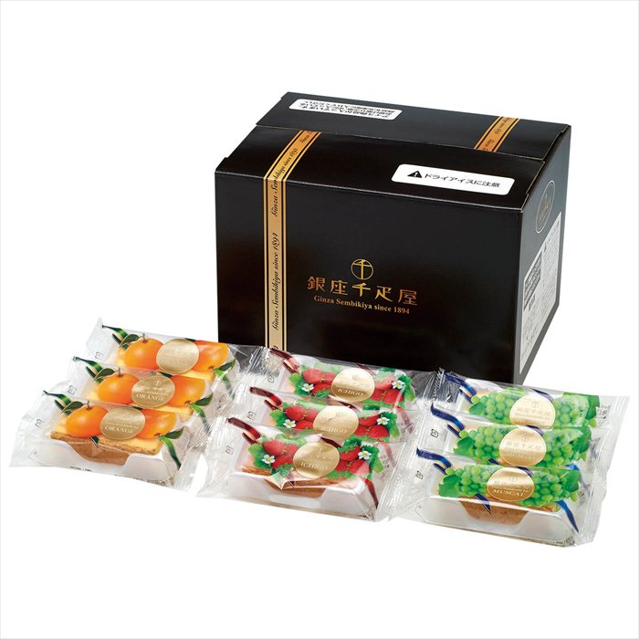 ■敬老の日専用商品となります。商品出荷日：9月19日から9月21日ごろ※指定不可 チョコレートを敷いたパイ生地で、濃厚なアイスクリーム・フルーツソースをサンドした、見た目も美しい、銀座千疋屋オリジナルのミルフィーユアイスです。 ■商品内容：ストロベリー・オレンジ・マスカット各3個／計9個 ■パッケージサイズ：24×18.5×16.5cmチョコレートを敷いたパイ生地で、濃厚なアイスクリーム・フルーツソースをサンドした、見た目も美しい、銀座千疋屋オリジナルのミルフィーユアイスです。
