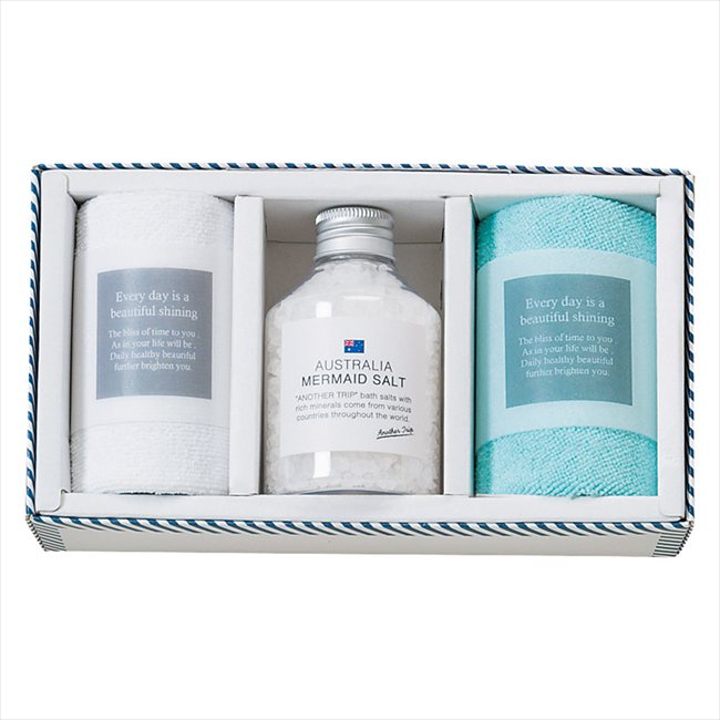 ■商品紹介：大自然の恵みいっぱいのバスソルトをボトルに詰め込みました。ゆったりと旅行気分をお楽しみ下さい。 ■商品内容：マイクロファイバークロス（中国）（25×25cm）×2、バスソルト（オーストラリア）（175g）×1 ■パッケージサイズ：11×20×6cm ■賞味期限（ある場合）： メーカー希望小売価格はメーカーカタログに基づいて掲載しています ■さまざまなギフトアイテムをご用意しております。 内祝　内祝い　お祝い返し　ウェディングギフト　ブライダルギフト　引き出物　引出物　結婚引き出物　結婚引出物　結婚内祝い　出産内祝い 命名内祝い　入園内祝い　入学内祝い　卒園内祝い　卒業内祝い　就職内祝い　新築内祝い　引越し内祝い　快気内祝い　開店内祝い　二次会 披露宴　お祝い　御祝　結婚式　結婚祝い　出産祝い　初節句　七五三　入園祝い　入学祝い　卒園祝い　卒業祝い　成人式　就職祝い　昇進祝い 新築祝い　上棟祝い　引っ越し祝い　引越し祝い　開店祝い　退職祝い　快気祝い　全快祝い　初老祝い　還暦祝い　古稀祝い　喜寿祝い　傘寿祝い 米寿祝い　卒寿祝い　白寿祝い　長寿祝い　金婚式　銀婚式　ダイヤモンド婚式　結婚記念日　ギフト　ギフトセット　セット　詰め合わせ　贈答品　お返し お礼　御礼　ごあいさつ　ご挨拶　御挨拶　プレゼント　お見舞い　お見舞御礼　お餞別　引越し　引越しご挨拶　記念日　誕生日　父の日　母の日　敬老の日 記念品　卒業記念品　定年退職記念品　ゴルフコンペ　コンペ景品　景品　賞品　粗品　お香典返し　香典返し　志　満中陰志　弔事　会葬御礼　法要 法要引き出物　法要引出物　法事　法事引き出物　法事引出物　忌明け　四十九日　七七日忌明け志　一周忌　三回忌　回忌法要　偲び草　粗供養　初盆 供物　お供え　お中元　御中元　お歳暮　御歳暮　お年賀　御年賀　残暑見舞い　年始挨拶　ボーリング大会　景品　レミパン　ゼリー　スターバックス 千疋屋　結婚式　そうめん　ローラアシュレイ　プリン　話題　ディズニー　カタログギフト　ティファール　ビタクラフト　ステンレスタンブラー　リラックマ のし無料　メッセージカード無料　ラッピング無料 ギフトにぴったりのアイテムをご紹介！ 贈り物に悩んでいる方へ、心温まるギフトアイテムを取り揃えました。高品質な食品、ふわふわのタオル、美しい食器、そしてセンスあふれる雑貨まで、幅広いラインナップであなたの大切な人への思いを伝えます。 特徴 高品質：厳選された素材と丁寧な製造工程で作られた商品ばかり。どれも長く愛用いただけます。 多用途：どんなシーンでも使える万能アイテムが揃っています。誕生日、結婚祝い、新築祝いなど、さまざまな場面に最適です。 デザイン：シンプルで洗練されたデザインから、カラフルで個性的なものまで、多彩なバリエーションをご用意。 お手頃価格：高品質ながら手ごろな価格で、コストパフォーマンスも抜群。 おすすめの用途とシーン 誕生日プレゼント：大切な人の特別な日を祝うために、実用的かつ心温まるギフトを。食品やタオルは、日常で役立つアイテムとして喜ばれます。 結婚祝い：新しい生活を始めるカップルに、美しい食器やおしゃれな雑貨を。幸せな家庭を築くお手伝いができます。 新築祝い：新しい家に引っ越した友人や家族へ、インテリアにぴったりの雑貨や実用的なタオルを。快適な生活をサポートします。 お返しギフト：感謝の気持ちを込めて、おしゃれで実用的なアイテムを。食品はもちろん、使い心地の良いタオルや美しい食器も喜ばれます。 季節の贈り物：お中元やお歳暮、季節の挨拶として、季節に合ったギフトを。夏には涼しげな雑貨、冬には温かみのあるタオルや食品が最適です。 贈る相手に合わせたおすすめ グルメな方へ：美味しい食品を贈れば、食卓が一層華やかに。特別な時間を演出します。 家庭的な方へ：ふわふわのタオルや使いやすい食器で、日常生活に彩りを。 オシャレな方へ：センスあふれる雑貨で、インテリアを一層魅力的に。 まとめ あなたの気持ちを込めたギフト選びをお手伝いします。どれも心を込めて選んだアイテムばかりです。大切な人への贈り物として、自信を持っておすすめします。 商品概要 [分類] 以下のような商品をお探しの方にオススメです。スイーツ スィーツ スウィーツ Sweets ケーキ お菓子 洋菓子 デザート おやつ 小腹対策 食品 食べ物 / チョコレートケーキ チョコレート ガトーショコラ チーズケーキ 生菓子 生ケーキ ベイクドチーズケーキ [評価・マスコミ] ランキング1位のおすすめ(お勧め オススメ) インスタ映え SNS 評判 今話題の人気商品 [サービス] 以下のサービスをご利用いだだけます。不可の場合あり。お取り寄せ 全国配送 全国発送 オーダー 注文 デリバリー 取寄せ 宅配 ネット通販 持ち運び可 / 送料無料 送料込み 無料ギフト対応 日持ち長い 長期保存 賞味期限が長い 名入れ 当日発送 お急ぎ便 即日配送 即日発送 翌日配送 翌日発送 前日に買う あす楽 明日楽 即納 翌日 あす着 明日届く 配送日指定可 冷凍保存可 冷凍保管 冷凍便 ギフトラッピング ギフト対応 予約 メッセージ付き 有料メッセージカード 有料お誕生日カード ホワイトデー当日お届け可能 [パッケージ] 　 以下のような包装でお届けします。詰め合わせ セット アソート 化粧箱入り ラッピング不要 個包装 小分け 手提げ袋（有償） 2重梱包 [デザイン] 以下のようなイメージをお求めの方におすすめです。お洒落 可愛い ゴージャス 高級感 プレミアム サプライズ感 美しい インパクト 面白い 珍しい 希少 驚き シンプル 上品 スタイリッシュ エレガント モダン [ご用途] 工夫次第で様々な用途でご利用いただけます。贈り物 プレゼント ギフト プチギフト 贈答品 お祝い 御祝い 退職祝い 内祝い 出産祝い 出産内祝い 入学祝い 卒業祝い ご褒美 手土産 お土産 お使い物 お返し お礼 ご挨拶 ご進物 お配り 配る ばらまき バレンタインデー バレンタインデイ ヴァレンタイン 友チョコ 義理チョコ 本命チョコ 逆チョコ バレンタインチョコ ホワイトデー ホワイトデイ ホワイトデーのお返し 七五三 ひな祭り こどもの日 ハロウィン クリスマス お中元 お年賀 ウインターギフト 御中元 御歳暮 サマーギフト 残暑見舞い お歳暮 母の日 父の日 敬老の日 敬老会記念品 敬老会 結婚祝い 結婚内祝い 結婚記念日 結婚式二次会 二次会のプチギフト 結婚披露宴の引き出物 引き菓子 ウエディングパーティー 成人祝い 長寿祝い 還暦祝い 古希祝い 古稀祝い 喜寿祝い 傘寿祝い 米寿祝い 卒寿祝い 白寿祝い 紀寿祝い 百寿祝い 成人式 セレモニー イベント 内祝い 快気祝い 快気内祝い 出産内祝い 出産祝い 記念日 お返し ご進物 御使い物 お礼 ご挨拶 御礼 ご祝儀 祝儀の品 お使い物 ノベルティー 粗品 景品 長寿 法事 法要 仏事 年忌法事 志 粗供養 供養返し 香典返し 満中陰志 御供え お供え 御供物 弔事 七五三 ひな祭り 入学祝い 卒業祝い 卒園祝い 退職祝い 入社祝い 成人式 成人式のお祝い 朝食 食事代わり ティータイム ブレイクタイム ホームパーティー クリスマスケーキ 誕生日プレゼント 誕生祝い バースデーケーキ 学校 会社 職場 法人 取引先 部活 イベント サークル 介護施設 [おすすめの方] 以下のような様々なお客様にお喜びいただいております。10代 20代 30代 40代 50代 60代 70代 80代 90代 100歳以上 お母さん お父さん ママ パパ 兄弟姉妹 彼氏 彼女 恋人 義理の母 叔父さん 親戚の お嬢さん 大家族 家族 赤ちゃん 祖父 祖母 叔父 叔母 孫 おじいちゃん おばあちゃん じいじ ばあば 夫 旦那 妻 奥様 お嫁さん 奥さん 親 両親 娘 同僚 友達 仲間 友人 親友 上司 部下 先輩 後輩 お世話になった方 恩師 先生 大人数 女友達 法人 女性 男性 大人 子ども 子供用 小学生 中学生 高校生 男の子 女の子 辛党 甘党 甘いものが苦手 高齢者 お年寄り [その他おすすめ] 以下のような商品に興味のある方にもオススメです。大量 大量購入 財布に優しい 大人数 業務用 大量スイーツ お試し コスパ良い /とっておきのギフトを贈る。ギフト専門店のおすすめ商品です大自然の恵みいっぱいのバスソルトをボトルに詰め込みました。ゆったりと旅行気分をお楽しみ下さい。