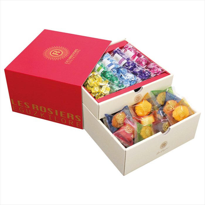 ■お歳暮専用商品となります。商品出荷日：11月4日から12月10日ごろ プチショコラ（ストロベリー・マンゴー・レーズン・ティラミス・抹茶）×各9、フィナンシェ（プレーン・ショコラ・フランボワーズ）・マドレーヌ（ピスタチオ）×各7、マドレーヌ（アールグレイ・マンゴー）×各6 ■商品紹介：6種類のバラエティ豊かなフィナンシェやマドレーヌの詰合せです。ひと口サイズのカラフルなお菓子がたくさん! ■パッケージサイズ： ■商品重量（kg）：0.72 ■賞味期限・アレルゲン表示常温2ヶ月　卵・小麦・乳 メーカー希望小売価格はメーカーカタログに基づいて掲載しています ■さまざまなギフトアイテムをご用意しております。 内祝　内祝い　お祝い返し　ウェディングギフト　ブライダルギフト　引き出物　引出物　結婚引き出物　結婚引出物　結婚内祝い　出産内祝い 命名内祝い　入園内祝い　入学内祝い　卒園内祝い　卒業内祝い　就職内祝い　新築内祝い　引越し内祝い　快気内祝い　開店内祝い　二次会 披露宴　お祝い　御祝　結婚式　結婚祝い　出産祝い　初節句　七五三　入園祝い　入学祝い　卒園祝い　卒業祝い　成人式　就職祝い　昇進祝い 新築祝い　上棟祝い　引っ越し祝い　引越し祝い　開店祝い　退職祝い　快気祝い　全快祝い　初老祝い　還暦祝い　古稀祝い　喜寿祝い　傘寿祝い 米寿祝い　卒寿祝い　白寿祝い　長寿祝い　金婚式　銀婚式　ダイヤモンド婚式　結婚記念日　ギフト　ギフトセット　セット　詰め合わせ　贈答品　お返し お礼　御礼　ごあいさつ　ご挨拶　御挨拶　プレゼント　お見舞い　お見舞御礼　お餞別　引越し　引越しご挨拶　記念日　誕生日　父の日　母の日　敬老の日 記念品　卒業記念品　定年退職記念品　ゴルフコンペ　コンペ景品　景品　賞品　粗品　お香典返し　香典返し　志　満中陰志　弔事　会葬御礼　法要 法要引き出物　法要引出物　法事　法事引き出物　法事引出物　忌明け　四十九日　七七日忌明け志　一周忌　三回忌　回忌法要　偲び草　粗供養　初盆 供物　お供え　お中元　御中元　お歳暮　御歳暮　お年賀　御年賀　残暑見舞い　年始挨拶　ボーリング大会　景品　レミパン　ゼリー　スターバックス 千疋屋　結婚式　そうめん　ローラアシュレイ　プリン　話題　ディズニー　カタログギフト　ティファール　ビタクラフト　ステンレスタンブラー　リラックマ のし無料　メッセージカード無料　ラッピング無料 ギフトにぴったりのアイテムをご紹介！ 贈り物に悩んでいる方へ、心温まるギフトアイテムを取り揃えました。高品質な食品、ふわふわのタオル、美しい食器、そしてセンスあふれる雑貨まで、幅広いラインナップであなたの大切な人への思いを伝えます。 特徴 高品質：厳選された素材と丁寧な製造工程で作られた商品ばかり。どれも長く愛用いただけます。 多用途：どんなシーンでも使える万能アイテムが揃っています。誕生日、結婚祝い、新築祝いなど、さまざまな場面に最適です。 デザイン：シンプルで洗練されたデザインから、カラフルで個性的なものまで、多彩なバリエーションをご用意。 お手頃価格：高品質ながら手ごろな価格で、コストパフォーマンスも抜群。 おすすめの用途とシーン 誕生日プレゼント：大切な人の特別な日を祝うために、実用的かつ心温まるギフトを。食品やタオルは、日常で役立つアイテムとして喜ばれます。 結婚祝い：新しい生活を始めるカップルに、美しい食器やおしゃれな雑貨を。幸せな家庭を築くお手伝いができます。 新築祝い：新しい家に引っ越した友人や家族へ、インテリアにぴったりの雑貨や実用的なタオルを。快適な生活をサポートします。 お返しギフト：感謝の気持ちを込めて、おしゃれで実用的なアイテムを。食品はもちろん、使い心地の良いタオルや美しい食器も喜ばれます。 季節の贈り物：お中元やお歳暮、季節の挨拶として、季節に合ったギフトを。夏には涼しげな雑貨、冬には温かみのあるタオルや食品が最適です。 贈る相手に合わせたおすすめ グルメな方へ：美味しい食品を贈れば、食卓が一層華やかに。特別な時間を演出します。 家庭的な方へ：ふわふわのタオルや使いやすい食器で、日常生活に彩りを。 オシャレな方へ：センスあふれる雑貨で、インテリアを一層魅力的に。 まとめ あなたの気持ちを込めたギフト選びをお手伝いします。どれも心を込めて選んだアイテムばかりです。大切な人への贈り物として、自信を持っておすすめします。 商品概要 [分類] 以下のような商品をお探しの方にオススメです。スイーツ スィーツ スウィーツ Sweets ケーキ お菓子 洋菓子 デザート おやつ 小腹対策 食品 食べ物 / チョコレートケーキ チョコレート ガトーショコラ チーズケーキ 生菓子 生ケーキ ベイクドチーズケーキ [評価・マスコミ] ランキング1位のおすすめ(お勧め オススメ) インスタ映え SNS 評判 今話題の人気商品 [サービス] 以下のサービスをご利用いだだけます。不可の場合あり。お取り寄せ 全国配送 全国発送 オーダー 注文 デリバリー 取寄せ 宅配 ネット通販 持ち運び可 / 送料無料 送料込み 無料ギフト対応 日持ち長い 長期保存 賞味期限が長い 名入れ 当日発送 お急ぎ便 即日配送 即日発送 翌日配送 翌日発送 前日に買う あす楽 明日楽 即納 翌日 あす着 明日届く 配送日指定可 冷凍保存可 冷凍保管 冷凍便 ギフトラッピング ギフト対応 予約 メッセージ付き 有料メッセージカード 有料お誕生日カード ホワイトデー当日お届け可能 [パッケージ] 　 以下のような包装でお届けします。詰め合わせ セット アソート 化粧箱入り ラッピング不要 個包装 小分け 手提げ袋（有償） 2重梱包 [デザイン] 以下のようなイメージをお求めの方におすすめです。お洒落 可愛い ゴージャス 高級感 プレミアム サプライズ感 美しい インパクト 面白い 珍しい 希少 驚き シンプル 上品 スタイリッシュ エレガント モダン [ご用途] 工夫次第で様々な用途でご利用いただけます。贈り物 プレゼント ギフト プチギフト 贈答品 お祝い 御祝い 退職祝い 内祝い 出産祝い 出産内祝い 入学祝い 卒業祝い ご褒美 手土産 お土産 お使い物 お返し お礼 ご挨拶 ご進物 お配り 配る ばらまき バレンタインデー バレンタインデイ ヴァレンタイン 友チョコ 義理チョコ 本命チョコ 逆チョコ バレンタインチョコ ホワイトデー ホワイトデイ ホワイトデーのお返し 七五三 ひな祭り こどもの日 ハロウィン クリスマス お中元 お年賀 ウインターギフト 御中元 御歳暮 サマーギフト 残暑見舞い お歳暮 母の日 父の日 敬老の日 敬老会記念品 敬老会 結婚祝い 結婚内祝い 結婚記念日 結婚式二次会 二次会のプチギフト 結婚披露宴の引き出物 引き菓子 ウエディングパーティー 成人祝い 長寿祝い 還暦祝い 古希祝い 古稀祝い 喜寿祝い 傘寿祝い 米寿祝い 卒寿祝い 白寿祝い 紀寿祝い 百寿祝い 成人式 セレモニー イベント 内祝い 快気祝い 快気内祝い 出産内祝い 出産祝い 記念日 お返し ご進物 御使い物 お礼 ご挨拶 御礼 ご祝儀 祝儀の品 お使い物 ノベルティー 粗品 景品 長寿 法事 法要 仏事 年忌法事 志 粗供養 供養返し 香典返し 満中陰志 御供え お供え 御供物 弔事 七五三 ひな祭り 入学祝い 卒業祝い 卒園祝い 退職祝い 入社祝い 成人式 成人式のお祝い 朝食 食事代わり ティータイム ブレイクタイム ホームパーティー クリスマスケーキ 誕生日プレゼント 誕生祝い バースデーケーキ 学校 会社 職場 法人 取引先 部活 イベント サークル 介護施設 [おすすめの方] 以下のような様々なお客様にお喜びいただいております。10代 20代 30代 40代 50代 60代 70代 80代 90代 100歳以上 お母さん お父さん ママ パパ 兄弟姉妹 彼氏 彼女 恋人 義理の母 叔父さん 親戚の お嬢さん 大家族 家族 赤ちゃん 祖父 祖母 叔父 叔母 孫 おじいちゃん おばあちゃん じいじ ばあば 夫 旦那 妻 奥様 お嫁さん 奥さん 親 両親 娘 同僚 友達 仲間 友人 親友 上司 部下 先輩 後輩 お世話になった方 恩師 先生 大人数 女友達 法人 女性 男性 大人 子ども 子供用 小学生 中学生 高校生 男の子 女の子 辛党 甘党 甘いものが苦手 高齢者 お年寄り [その他おすすめ] 以下のような商品に興味のある方にもオススメです。大量 大量購入 財布に優しい 大人数 業務用 大量スイーツ お試し コスパ良い /6種類のバラエティ豊かなフィナンシェやマドレーヌの詰合せです。ひと口サイズのカラフルなお菓子がたくさん!