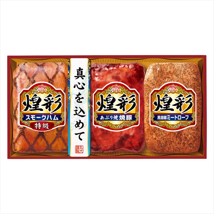 ■お歳暮専用商品となります。商品出荷日：11月4日から12月10日ごろ 特級スモークハム（180g）・あぶり焼焼豚（170g）・黒胡椒ミートローフ（160g）×各1 ■商品紹介：煌彩ギフト、どなたにも喜ばれる人気シリーズ。 ■パッケージサイズ： ■商品重量（kg）：0.76 ■賞味期限・アレルゲン表示冷蔵80日　卵・小麦・乳 メーカー希望小売価格はメーカーカタログに基づいて掲載しています ■さまざまなギフトアイテムをご用意しております。 内祝　内祝い　お祝い返し　ウェディングギフト　ブライダルギフト　引き出物　引出物　結婚引き出物　結婚引出物　結婚内祝い　出産内祝い 命名内祝い　入園内祝い　入学内祝い　卒園内祝い　卒業内祝い　就職内祝い　新築内祝い　引越し内祝い　快気内祝い　開店内祝い　二次会 披露宴　お祝い　御祝　結婚式　結婚祝い　出産祝い　初節句　七五三　入園祝い　入学祝い　卒園祝い　卒業祝い　成人式　就職祝い　昇進祝い 新築祝い　上棟祝い　引っ越し祝い　引越し祝い　開店祝い　退職祝い　快気祝い　全快祝い　初老祝い　還暦祝い　古稀祝い　喜寿祝い　傘寿祝い 米寿祝い　卒寿祝い　白寿祝い　長寿祝い　金婚式　銀婚式　ダイヤモンド婚式　結婚記念日　ギフト　ギフトセット　セット　詰め合わせ　贈答品　お返し お礼　御礼　ごあいさつ　ご挨拶　御挨拶　プレゼント　お見舞い　お見舞御礼　お餞別　引越し　引越しご挨拶　記念日　誕生日　父の日　母の日　敬老の日 記念品　卒業記念品　定年退職記念品　ゴルフコンペ　コンペ景品　景品　賞品　粗品　お香典返し　香典返し　志　満中陰志　弔事　会葬御礼　法要 法要引き出物　法要引出物　法事　法事引き出物　法事引出物　忌明け　四十九日　七七日忌明け志　一周忌　三回忌　回忌法要　偲び草　粗供養　初盆 供物　お供え　お中元　御中元　お歳暮　御歳暮　お年賀　御年賀　残暑見舞い　年始挨拶　ボーリング大会　景品　レミパン　ゼリー　スターバックス 千疋屋　結婚式　そうめん　ローラアシュレイ　プリン　話題　ディズニー　カタログギフト　ティファール　ビタクラフト　ステンレスタンブラー　リラックマ のし無料　メッセージカード無料　ラッピング無料 ギフトにぴったりのアイテムをご紹介！ 贈り物に悩んでいる方へ、心温まるギフトアイテムを取り揃えました。高品質な食品、ふわふわのタオル、美しい食器、そしてセンスあふれる雑貨まで、幅広いラインナップであなたの大切な人への思いを伝えます。 特徴 高品質：厳選された素材と丁寧な製造工程で作られた商品ばかり。どれも長く愛用いただけます。 多用途：どんなシーンでも使える万能アイテムが揃っています。誕生日、結婚祝い、新築祝いなど、さまざまな場面に最適です。 デザイン：シンプルで洗練されたデザインから、カラフルで個性的なものまで、多彩なバリエーションをご用意。 お手頃価格：高品質ながら手ごろな価格で、コストパフォーマンスも抜群。 おすすめの用途とシーン 誕生日プレゼント：大切な人の特別な日を祝うために、実用的かつ心温まるギフトを。食品やタオルは、日常で役立つアイテムとして喜ばれます。 結婚祝い：新しい生活を始めるカップルに、美しい食器やおしゃれな雑貨を。幸せな家庭を築くお手伝いができます。 新築祝い：新しい家に引っ越した友人や家族へ、インテリアにぴったりの雑貨や実用的なタオルを。快適な生活をサポートします。 お返しギフト：感謝の気持ちを込めて、おしゃれで実用的なアイテムを。食品はもちろん、使い心地の良いタオルや美しい食器も喜ばれます。 季節の贈り物：お中元やお歳暮、季節の挨拶として、季節に合ったギフトを。夏には涼しげな雑貨、冬には温かみのあるタオルや食品が最適です。 贈る相手に合わせたおすすめ グルメな方へ：美味しい食品を贈れば、食卓が一層華やかに。特別な時間を演出します。 家庭的な方へ：ふわふわのタオルや使いやすい食器で、日常生活に彩りを。 オシャレな方へ：センスあふれる雑貨で、インテリアを一層魅力的に。 まとめ あなたの気持ちを込めたギフト選びをお手伝いします。どれも心を込めて選んだアイテムばかりです。大切な人への贈り物として、自信を持っておすすめします。 商品概要 [分類] 以下のような商品をお探しの方にオススメです。スイーツ スィーツ スウィーツ Sweets ケーキ お菓子 洋菓子 デザート おやつ 小腹対策 食品 食べ物 / チョコレートケーキ チョコレート ガトーショコラ チーズケーキ 生菓子 生ケーキ ベイクドチーズケーキ [評価・マスコミ] ランキング1位のおすすめ(お勧め オススメ) インスタ映え SNS 評判 今話題の人気商品 [サービス] 以下のサービスをご利用いだだけます。不可の場合あり。お取り寄せ 全国配送 全国発送 オーダー 注文 デリバリー 取寄せ 宅配 ネット通販 持ち運び可 / 送料無料 送料込み 無料ギフト対応 日持ち長い 長期保存 賞味期限が長い 名入れ 当日発送 お急ぎ便 即日配送 即日発送 翌日配送 翌日発送 前日に買う あす楽 明日楽 即納 翌日 あす着 明日届く 配送日指定可 冷凍保存可 冷凍保管 冷凍便 ギフトラッピング ギフト対応 予約 メッセージ付き 有料メッセージカード 有料お誕生日カード ホワイトデー当日お届け可能 [パッケージ] 　 以下のような包装でお届けします。詰め合わせ セット アソート 化粧箱入り ラッピング不要 個包装 小分け 手提げ袋（有償） 2重梱包 [デザイン] 以下のようなイメージをお求めの方におすすめです。お洒落 可愛い ゴージャス 高級感 プレミアム サプライズ感 美しい インパクト 面白い 珍しい 希少 驚き シンプル 上品 スタイリッシュ エレガント モダン [ご用途] 工夫次第で様々な用途でご利用いただけます。贈り物 プレゼント ギフト プチギフト 贈答品 お祝い 御祝い 退職祝い 内祝い 出産祝い 出産内祝い 入学祝い 卒業祝い ご褒美 手土産 お土産 お使い物 お返し お礼 ご挨拶 ご進物 お配り 配る ばらまき バレンタインデー バレンタインデイ ヴァレンタイン 友チョコ 義理チョコ 本命チョコ 逆チョコ バレンタインチョコ ホワイトデー ホワイトデイ ホワイトデーのお返し 七五三 ひな祭り こどもの日 ハロウィン クリスマス お中元 お年賀 ウインターギフト 御中元 御歳暮 サマーギフト 残暑見舞い お歳暮 母の日 父の日 敬老の日 敬老会記念品 敬老会 結婚祝い 結婚内祝い 結婚記念日 結婚式二次会 二次会のプチギフト 結婚披露宴の引き出物 引き菓子 ウエディングパーティー 成人祝い 長寿祝い 還暦祝い 古希祝い 古稀祝い 喜寿祝い 傘寿祝い 米寿祝い 卒寿祝い 白寿祝い 紀寿祝い 百寿祝い 成人式 セレモニー イベント 内祝い 快気祝い 快気内祝い 出産内祝い 出産祝い 記念日 お返し ご進物 御使い物 お礼 ご挨拶 御礼 ご祝儀 祝儀の品 お使い物 ノベルティー 粗品 景品 長寿 法事 法要 仏事 年忌法事 志 粗供養 供養返し 香典返し 満中陰志 御供え お供え 御供物 弔事 七五三 ひな祭り 入学祝い 卒業祝い 卒園祝い 退職祝い 入社祝い 成人式 成人式のお祝い 朝食 食事代わり ティータイム ブレイクタイム ホームパーティー クリスマスケーキ 誕生日プレゼント 誕生祝い バースデーケーキ 学校 会社 職場 法人 取引先 部活 イベント サークル 介護施設 [おすすめの方] 以下のような様々なお客様にお喜びいただいております。10代 20代 30代 40代 50代 60代 70代 80代 90代 100歳以上 お母さん お父さん ママ パパ 兄弟姉妹 彼氏 彼女 恋人 義理の母 叔父さん 親戚の お嬢さん 大家族 家族 赤ちゃん 祖父 祖母 叔父 叔母 孫 おじいちゃん おばあちゃん じいじ ばあば 夫 旦那 妻 奥様 お嫁さん 奥さん 親 両親 娘 同僚 友達 仲間 友人 親友 上司 部下 先輩 後輩 お世話になった方 恩師 先生 大人数 女友達 法人 女性 男性 大人 子ども 子供用 小学生 中学生 高校生 男の子 女の子 辛党 甘党 甘いものが苦手 高齢者 お年寄り [その他おすすめ] 以下のような商品に興味のある方にもオススメです。大量 大量購入 財布に優しい 大人数 業務用 大量スイーツ お試し コスパ良い /煌彩ギフト、どなたにも喜ばれる人気シリーズ。