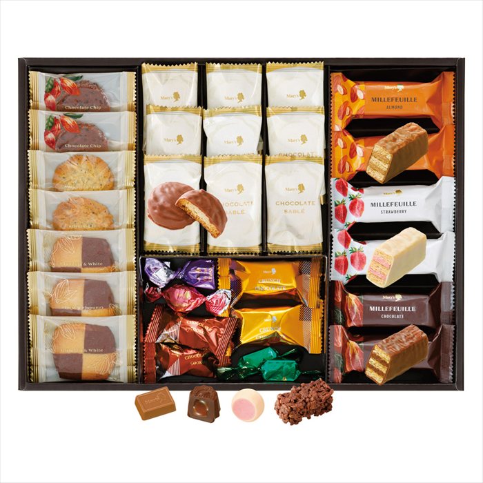 ■お歳暮専用商品となります。商品出荷日：11月4日から12月10日ごろ チョコレート菓子×8、チョコレートサブレ×9、クッキー（ジャンドゥヤ&ホワイト）×3、ミルフィーユ（アーモンド・ストロベリー・チョコレート）・クッキー（ダージリンティー・チョコレートチップ）×各2 ■商品紹介：カラフルな個包装にときめく、選んで楽しいメリーの人気アソート開けた瞬間ときめきがあふれだす。ミルク、紅茶などのチョコレートとチョコレート菓子を集めました。選ぶ楽しさとおいしさにあふれています。 ■パッケージサイズ：26.3×35.4×4.3 ■商品重量（kg）：0.6 ■賞味期限・アレルゲン表示常温4ヶ月　卵・小麦・乳 メーカー希望小売価格はメーカーカタログに基づいて掲載しています ■さまざまなギフトアイテムをご用意しております。 内祝　内祝い　お祝い返し　ウェディングギフト　ブライダルギフト　引き出物　引出物　結婚引き出物　結婚引出物　結婚内祝い　出産内祝い 命名内祝い　入園内祝い　入学内祝い　卒園内祝い　卒業内祝い　就職内祝い　新築内祝い　引越し内祝い　快気内祝い　開店内祝い　二次会 披露宴　お祝い　御祝　結婚式　結婚祝い　出産祝い　初節句　七五三　入園祝い　入学祝い　卒園祝い　卒業祝い　成人式　就職祝い　昇進祝い 新築祝い　上棟祝い　引っ越し祝い　引越し祝い　開店祝い　退職祝い　快気祝い　全快祝い　初老祝い　還暦祝い　古稀祝い　喜寿祝い　傘寿祝い 米寿祝い　卒寿祝い　白寿祝い　長寿祝い　金婚式　銀婚式　ダイヤモンド婚式　結婚記念日　ギフト　ギフトセット　セット　詰め合わせ　贈答品　お返し お礼　御礼　ごあいさつ　ご挨拶　御挨拶　プレゼント　お見舞い　お見舞御礼　お餞別　引越し　引越しご挨拶　記念日　誕生日　父の日　母の日　敬老の日 記念品　卒業記念品　定年退職記念品　ゴルフコンペ　コンペ景品　景品　賞品　粗品　お香典返し　香典返し　志　満中陰志　弔事　会葬御礼　法要 法要引き出物　法要引出物　法事　法事引き出物　法事引出物　忌明け　四十九日　七七日忌明け志　一周忌　三回忌　回忌法要　偲び草　粗供養　初盆 供物　お供え　お中元　御中元　お歳暮　御歳暮　お年賀　御年賀　残暑見舞い　年始挨拶　ボーリング大会　景品　レミパン　ゼリー　スターバックス 千疋屋　結婚式　そうめん　ローラアシュレイ　プリン　話題　ディズニー　カタログギフト　ティファール　ビタクラフト　ステンレスタンブラー　リラックマ のし無料　メッセージカード無料　ラッピング無料 ギフトにぴったりのアイテムをご紹介！ 贈り物に悩んでいる方へ、心温まるギフトアイテムを取り揃えました。高品質な食品、ふわふわのタオル、美しい食器、そしてセンスあふれる雑貨まで、幅広いラインナップであなたの大切な人への思いを伝えます。 特徴 高品質：厳選された素材と丁寧な製造工程で作られた商品ばかり。どれも長く愛用いただけます。 多用途：どんなシーンでも使える万能アイテムが揃っています。誕生日、結婚祝い、新築祝いなど、さまざまな場面に最適です。 デザイン：シンプルで洗練されたデザインから、カラフルで個性的なものまで、多彩なバリエーションをご用意。 お手頃価格：高品質ながら手ごろな価格で、コストパフォーマンスも抜群。 おすすめの用途とシーン 誕生日プレゼント：大切な人の特別な日を祝うために、実用的かつ心温まるギフトを。食品やタオルは、日常で役立つアイテムとして喜ばれます。 結婚祝い：新しい生活を始めるカップルに、美しい食器やおしゃれな雑貨を。幸せな家庭を築くお手伝いができます。 新築祝い：新しい家に引っ越した友人や家族へ、インテリアにぴったりの雑貨や実用的なタオルを。快適な生活をサポートします。 お返しギフト：感謝の気持ちを込めて、おしゃれで実用的なアイテムを。食品はもちろん、使い心地の良いタオルや美しい食器も喜ばれます。 季節の贈り物：お中元やお歳暮、季節の挨拶として、季節に合ったギフトを。夏には涼しげな雑貨、冬には温かみのあるタオルや食品が最適です。 贈る相手に合わせたおすすめ グルメな方へ：美味しい食品を贈れば、食卓が一層華やかに。特別な時間を演出します。 家庭的な方へ：ふわふわのタオルや使いやすい食器で、日常生活に彩りを。 オシャレな方へ：センスあふれる雑貨で、インテリアを一層魅力的に。 まとめ あなたの気持ちを込めたギフト選びをお手伝いします。どれも心を込めて選んだアイテムばかりです。大切な人への贈り物として、自信を持っておすすめします。 商品概要 [分類] 以下のような商品をお探しの方にオススメです。スイーツ スィーツ スウィーツ Sweets ケーキ お菓子 洋菓子 デザート おやつ 小腹対策 食品 食べ物 / チョコレートケーキ チョコレート ガトーショコラ チーズケーキ 生菓子 生ケーキ ベイクドチーズケーキ [評価・マスコミ] ランキング1位のおすすめ(お勧め オススメ) インスタ映え SNS 評判 今話題の人気商品 [サービス] 以下のサービスをご利用いだだけます。不可の場合あり。お取り寄せ 全国配送 全国発送 オーダー 注文 デリバリー 取寄せ 宅配 ネット通販 持ち運び可 / 送料無料 送料込み 無料ギフト対応 日持ち長い 長期保存 賞味期限が長い 名入れ 当日発送 お急ぎ便 即日配送 即日発送 翌日配送 翌日発送 前日に買う あす楽 明日楽 即納 翌日 あす着 明日届く 配送日指定可 冷凍保存可 冷凍保管 冷凍便 ギフトラッピング ギフト対応 予約 メッセージ付き 有料メッセージカード 有料お誕生日カード ホワイトデー当日お届け可能 [パッケージ] 　 以下のような包装でお届けします。詰め合わせ セット アソート 化粧箱入り ラッピング不要 個包装 小分け 手提げ袋（有償） 2重梱包 [デザイン] 以下のようなイメージをお求めの方におすすめです。お洒落 可愛い ゴージャス 高級感 プレミアム サプライズ感 美しい インパクト 面白い 珍しい 希少 驚き シンプル 上品 スタイリッシュ エレガント モダン [ご用途] 工夫次第で様々な用途でご利用いただけます。贈り物 プレゼント ギフト プチギフト 贈答品 お祝い 御祝い 退職祝い 内祝い 出産祝い 出産内祝い 入学祝い 卒業祝い ご褒美 手土産 お土産 お使い物 お返し お礼 ご挨拶 ご進物 お配り 配る ばらまき バレンタインデー バレンタインデイ ヴァレンタイン 友チョコ 義理チョコ 本命チョコ 逆チョコ バレンタインチョコ ホワイトデー ホワイトデイ ホワイトデーのお返し 七五三 ひな祭り こどもの日 ハロウィン クリスマス お中元 お年賀 ウインターギフト 御中元 御歳暮 サマーギフト 残暑見舞い お歳暮 母の日 父の日 敬老の日 敬老会記念品 敬老会 結婚祝い 結婚内祝い 結婚記念日 結婚式二次会 二次会のプチギフト 結婚披露宴の引き出物 引き菓子 ウエディングパーティー 成人祝い 長寿祝い 還暦祝い 古希祝い 古稀祝い 喜寿祝い 傘寿祝い 米寿祝い 卒寿祝い 白寿祝い 紀寿祝い 百寿祝い 成人式 セレモニー イベント 内祝い 快気祝い 快気内祝い 出産内祝い 出産祝い 記念日 お返し ご進物 御使い物 お礼 ご挨拶 御礼 ご祝儀 祝儀の品 お使い物 ノベルティー 粗品 景品 長寿 法事 法要 仏事 年忌法事 志 粗供養 供養返し 香典返し 満中陰志 御供え お供え 御供物 弔事 七五三 ひな祭り 入学祝い 卒業祝い 卒園祝い 退職祝い 入社祝い 成人式 成人式のお祝い 朝食 食事代わり ティータイム ブレイクタイム ホームパーティー クリスマスケーキ 誕生日プレゼント 誕生祝い バースデーケーキ 学校 会社 職場 法人 取引先 部活 イベント サークル 介護施設 [おすすめの方] 以下のような様々なお客様にお喜びいただいております。10代 20代 30代 40代 50代 60代 70代 80代 90代 100歳以上 お母さん お父さん ママ パパ 兄弟姉妹 彼氏 彼女 恋人 義理の母 叔父さん 親戚の お嬢さん 大家族 家族 赤ちゃん 祖父 祖母 叔父 叔母 孫 おじいちゃん おばあちゃん じいじ ばあば 夫 旦那 妻 奥様 お嫁さん 奥さん 親 両親 娘 同僚 友達 仲間 友人 親友 上司 部下 先輩 後輩 お世話になった方 恩師 先生 大人数 女友達 法人 女性 男性 大人 子ども 子供用 小学生 中学生 高校生 男の子 女の子 辛党 甘党 甘いものが苦手 高齢者 お年寄り [その他おすすめ] 以下のような商品に興味のある方にもオススメです。大量 大量購入 財布に優しい 大人数 業務用 大量スイーツ お試し コスパ良い /カラフルな個包装にときめく、選んで楽しいメリーの人気アソート開けた瞬間ときめきがあふれだす。ミルク、紅茶などのチョコレートとチョコレート菓子を集めました。選ぶ楽しさとおいしさにあふれています。