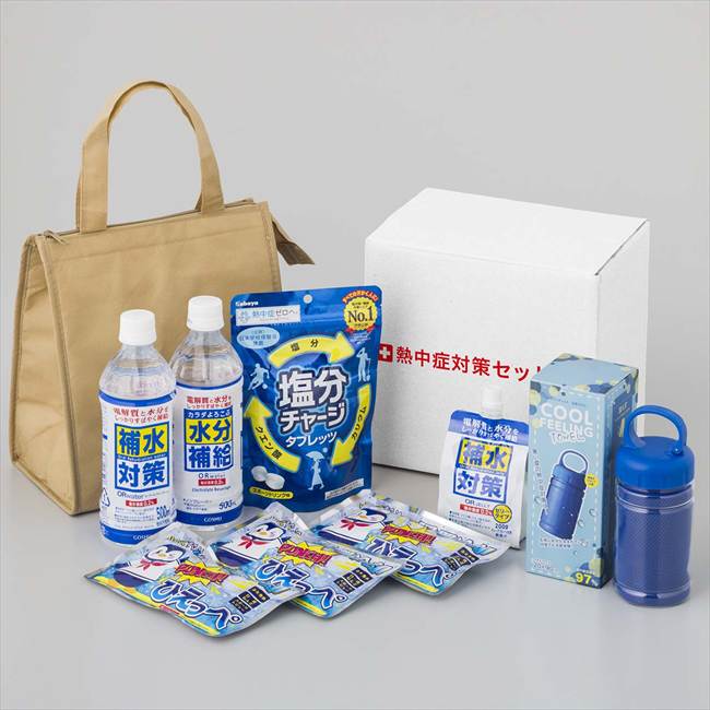 ■商品紹介：いざというときにすぐ使える！熱中症予防アイテムや熱中症が疑われる際に使えるアイテムをセットにしました。 ■商品内容：カラダよろこぶ水分補給ORウォーター500ml　2本・カラダよろこぶ水分補給ORゼリー200g 1個・塩分チャージタブレット 81g・カラビナ付き涼感タオル1個・ひえっぺ　3個・不織布保冷温バッグ1枚 ■パッケージサイズ：24.0x13.3x22.2cm ■重量：約2000g ■素材・カラー・生産地他： 日本製・中国製 製造日より約1年 ■アレルゲン：乳 メーカー希望小売価格はメーカーカタログに基づいて掲載しています ■さまざまなギフトアイテムをご用意しております。 内祝　内祝い　お祝い返し　ウェディングギフト　ブライダルギフト　引き出物　引出物　結婚引き出物　結婚引出物　結婚内祝い　出産内祝い 命名内祝い　入園内祝い　入学内祝い　卒園内祝い　卒業内祝い　就職内祝い　新築内祝い　引越し内祝い　快気内祝い　開店内祝い　二次会 披露宴　お祝い　御祝　結婚式　結婚祝い　出産祝い　初節句　七五三　入園祝い　入学祝い　卒園祝い　卒業祝い　成人式　就職祝い　昇進祝い 新築祝い　上棟祝い　引っ越し祝い　引越し祝い　開店祝い　退職祝い　快気祝い　全快祝い　初老祝い　還暦祝い　古稀祝い　喜寿祝い　傘寿祝い 米寿祝い　卒寿祝い　白寿祝い　長寿祝い　金婚式　銀婚式　ダイヤモンド婚式　結婚記念日　ギフト　ギフトセット　セット　詰め合わせ　贈答品　お返し お礼　御礼　ごあいさつ　ご挨拶　御挨拶　プレゼント　お見舞い　お見舞御礼　お餞別　引越し　引越しご挨拶　記念日　誕生日　父の日　母の日　敬老の日 記念品　卒業記念品　定年退職記念品　ゴルフコンペ　コンペ景品　景品　賞品　粗品　お香典返し　香典返し　志　満中陰志　弔事　会葬御礼　法要 法要引き出物　法要引出物　法事　法事引き出物　法事引出物　忌明け　四十九日　七七日忌明け志　一周忌　三回忌　回忌法要　偲び草　粗供養　初盆 供物　お供え　お中元　御中元　お歳暮　御歳暮　お年賀　御年賀　残暑見舞い　年始挨拶　ボーリング大会　景品　レミパン　ゼリー　スターバックス 千疋屋　結婚式　そうめん　ローラアシュレイ　プリン　話題　ディズニー　カタログギフト　ティファール　ビタクラフト　ステンレスタンブラー　リラックマ のし無料　メッセージカード無料　ラッピング無料 ギフトにぴったりのアイテムをご紹介！ 贈り物に悩んでいる方へ、心温まるギフトアイテムを取り揃えました。高品質な食品、ふわふわのタオル、美しい食器、そしてセンスあふれる雑貨まで、幅広いラインナップであなたの大切な人への思いを伝えます。 特徴 高品質：厳選された素材と丁寧な製造工程で作られた商品ばかり。どれも長く愛用いただけます。 多用途：どんなシーンでも使える万能アイテムが揃っています。誕生日、結婚祝い、新築祝いなど、さまざまな場面に最適です。 デザイン：シンプルで洗練されたデザインから、カラフルで個性的なものまで、多彩なバリエーションをご用意。 お手頃価格：高品質ながら手ごろな価格で、コストパフォーマンスも抜群。 おすすめの用途とシーン 誕生日プレゼント：大切な人の特別な日を祝うために、実用的かつ心温まるギフトを。食品やタオルは、日常で役立つアイテムとして喜ばれます。 結婚祝い：新しい生活を始めるカップルに、美しい食器やおしゃれな雑貨を。幸せな家庭を築くお手伝いができます。 新築祝い：新しい家に引っ越した友人や家族へ、インテリアにぴったりの雑貨や実用的なタオルを。快適な生活をサポートします。 お返しギフト：感謝の気持ちを込めて、おしゃれで実用的なアイテムを。食品はもちろん、使い心地の良いタオルや美しい食器も喜ばれます。 季節の贈り物：お中元やお歳暮、季節の挨拶として、季節に合ったギフトを。夏には涼しげな雑貨、冬には温かみのあるタオルや食品が最適です。 贈る相手に合わせたおすすめ グルメな方へ：美味しい食品を贈れば、食卓が一層華やかに。特別な時間を演出します。 家庭的な方へ：ふわふわのタオルや使いやすい食器で、日常生活に彩りを。 オシャレな方へ：センスあふれる雑貨で、インテリアを一層魅力的に。 まとめ あなたの気持ちを込めたギフト選びをお手伝いします。どれも心を込めて選んだアイテムばかりです。大切な人への贈り物として、自信を持っておすすめします。 商品概要 [分類] 以下のような商品をお探しの方にオススメです。スイーツ スィーツ スウィーツ Sweets ケーキ お菓子 洋菓子 デザート おやつ 小腹対策 食品 食べ物 / チョコレートケーキ チョコレート ガトーショコラ チーズケーキ 生菓子 生ケーキ ベイクドチーズケーキ [評価・マスコミ] ランキング1位のおすすめ(お勧め オススメ) インスタ映え SNS 評判 今話題の人気商品 [サービス] 以下のサービスをご利用いだだけます。不可の場合あり。お取り寄せ 全国配送 全国発送 オーダー 注文 デリバリー 取寄せ 宅配 ネット通販 持ち運び可 / 送料無料 送料込み 無料ギフト対応 日持ち長い 長期保存 賞味期限が長い 名入れ 当日発送 お急ぎ便 即日配送 即日発送 翌日配送 翌日発送 前日に買う あす楽 明日楽 即納 翌日 あす着 明日届く 配送日指定可 冷凍保存可 冷凍保管 冷凍便 ギフトラッピング ギフト対応 予約 メッセージ付き 有料メッセージカード 有料お誕生日カード ホワイトデー当日お届け可能 [パッケージ] 　 以下のような包装でお届けします。詰め合わせ セット アソート 化粧箱入り ラッピング不要 個包装 小分け 手提げ袋（有償） 2重梱包 [デザイン] 以下のようなイメージをお求めの方におすすめです。お洒落 可愛い ゴージャス 高級感 プレミアム サプライズ感 美しい インパクト 面白い 珍しい 希少 驚き シンプル 上品 スタイリッシュ エレガント モダン [ご用途] 工夫次第で様々な用途でご利用いただけます。贈り物 プレゼント ギフト プチギフト 贈答品 お祝い 御祝い 退職祝い 内祝い 出産祝い 出産内祝い 入学祝い 卒業祝い ご褒美 手土産 お土産 お使い物 お返し お礼 ご挨拶 ご進物 お配り 配る ばらまき バレンタインデー バレンタインデイ ヴァレンタイン 友チョコ 義理チョコ 本命チョコ 逆チョコ バレンタインチョコ ホワイトデー ホワイトデイ ホワイトデーのお返し 七五三 ひな祭り こどもの日 ハロウィン クリスマス お中元 お年賀 ウインターギフト 御中元 御歳暮 サマーギフト 残暑見舞い お歳暮 母の日 父の日 敬老の日 敬老会記念品 敬老会 結婚祝い 結婚内祝い 結婚記念日 結婚式二次会 二次会のプチギフト 結婚披露宴の引き出物 引き菓子 ウエディングパーティー 成人祝い 長寿祝い 還暦祝い 古希祝い 古稀祝い 喜寿祝い 傘寿祝い 米寿祝い 卒寿祝い 白寿祝い 紀寿祝い 百寿祝い 成人式 セレモニー イベント 内祝い 快気祝い 快気内祝い 出産内祝い 出産祝い 記念日 お返し ご進物 御使い物 お礼 ご挨拶 御礼 ご祝儀 祝儀の品 お使い物 ノベルティー 粗品 景品 長寿 法事 法要 仏事 年忌法事 志 粗供養 供養返し 香典返し 満中陰志 御供え お供え 御供物 弔事 七五三 ひな祭り 入学祝い 卒業祝い 卒園祝い 退職祝い 入社祝い 成人式 成人式のお祝い 朝食 食事代わり ティータイム ブレイクタイム ホームパーティー クリスマスケーキ 誕生日プレゼント 誕生祝い バースデーケーキ 学校 会社 職場 法人 取引先 部活 イベント サークル 介護施設 [おすすめの方] 以下のような様々なお客様にお喜びいただいております。10代 20代 30代 40代 50代 60代 70代 80代 90代 100歳以上 お母さん お父さん ママ パパ 兄弟姉妹 彼氏 彼女 恋人 義理の母 叔父さん 親戚の お嬢さん 大家族 家族 赤ちゃん 祖父 祖母 叔父 叔母 孫 おじいちゃん おばあちゃん じいじ ばあば 夫 旦那 妻 奥様 お嫁さん 奥さん 親 両親 娘 同僚 友達 仲間 友人 親友 上司 部下 先輩 後輩 お世話になった方 恩師 先生 大人数 女友達 法人 女性 男性 大人 子ども 子供用 小学生 中学生 高校生 男の子 女の子 辛党 甘党 甘いものが苦手 高齢者 お年寄り [その他おすすめ] 以下のような商品に興味のある方にもオススメです。大量 大量購入 財布に優しい 大人数 業務用 大量スイーツ お試し コスパ良い /いざというときにすぐ使える！熱中症予防アイテムや熱中症が疑われる際に使えるアイテムをセットにしました。