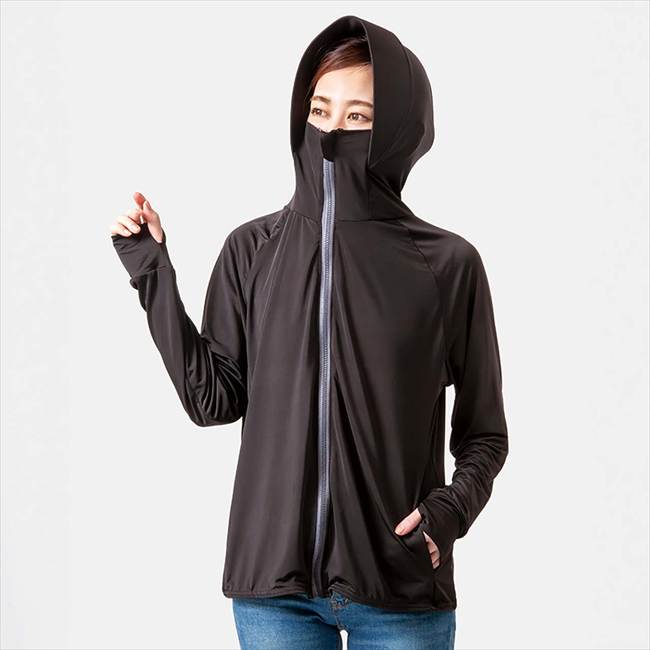 ■商品紹介：地面からの照り返し、上からの紫外線からもしっかりガード。大きめのフードだから髪型も気にならない。 ●プールや海でも使える塩素対応糸を採用。 色落ちや劣化がしにくい。 ●ひんやりマイナス5℃※当社測定基準により、製品の裏面(肌接触面)温度の測定値になります。 体感を保証するものではありません。 (試験番号S21-03088/ユニチカガーメンテック(株)調べ) ・指穴付きの袖口で手の甲、手の平もしっかりカバー ・樹脂製の芯入りツバ付きフード ・鼻先まで付いたファスナーで顔まですっぽり ・フードをおろしても首元、襟元をプロテクト。 ・伸縮性に富んで動きやすい。・全生地薄くて通気性抜群で速乾性も良い。軽やか素材でゆったり着心地。 ・シワになりにくくコンパクト。 ・ポケット付き ・ボディラインが出にくいゆったりサイズ ・UVカット率98% ・UPF最高ランク50+ ・近赤外線カット率98% ■商品内容：Mサイズ：身長154〜162cm、バスト79〜87cm、着丈60cm、袖丈70cm／300g Lサイズ：身長154〜162cm、バスト86〜94cm、着丈65cm、袖丈71cm／345g 材質：ポリエステル90％、ポリウレタン10％　 ■パッケージサイズ：11.5×7.2×24.5cm ■重量：M:370g L：415g ■素材・カラー・生産地他：材質：ポリエステル90％、ポリウレタン10％　 ブラック 中国製 ■アレルゲン： メーカー希望小売価格はメーカーカタログに基づいて掲載しています ■さまざまなギフトアイテムをご用意しております。 内祝　内祝い　お祝い返し　ウェディングギフト　ブライダルギフト　引き出物　引出物　結婚引き出物　結婚引出物　結婚内祝い　出産内祝い 命名内祝い　入園内祝い　入学内祝い　卒園内祝い　卒業内祝い　就職内祝い　新築内祝い　引越し内祝い　快気内祝い　開店内祝い　二次会 披露宴　お祝い　御祝　結婚式　結婚祝い　出産祝い　初節句　七五三　入園祝い　入学祝い　卒園祝い　卒業祝い　成人式　就職祝い　昇進祝い 新築祝い　上棟祝い　引っ越し祝い　引越し祝い　開店祝い　退職祝い　快気祝い　全快祝い　初老祝い　還暦祝い　古稀祝い　喜寿祝い　傘寿祝い 米寿祝い　卒寿祝い　白寿祝い　長寿祝い　金婚式　銀婚式　ダイヤモンド婚式　結婚記念日　ギフト　ギフトセット　セット　詰め合わせ　贈答品　お返し お礼　御礼　ごあいさつ　ご挨拶　御挨拶　プレゼント　お見舞い　お見舞御礼　お餞別　引越し　引越しご挨拶　記念日　誕生日　父の日　母の日　敬老の日 記念品　卒業記念品　定年退職記念品　ゴルフコンペ　コンペ景品　景品　賞品　粗品　お香典返し　香典返し　志　満中陰志　弔事　会葬御礼　法要 法要引き出物　法要引出物　法事　法事引き出物　法事引出物　忌明け　四十九日　七七日忌明け志　一周忌　三回忌　回忌法要　偲び草　粗供養　初盆 供物　お供え　お中元　御中元　お歳暮　御歳暮　お年賀　御年賀　残暑見舞い　年始挨拶　ボーリング大会　景品　レミパン　ゼリー　スターバックス 千疋屋　結婚式　そうめん　ローラアシュレイ　プリン　話題　ディズニー　カタログギフト　ティファール　ビタクラフト　ステンレスタンブラー　リラックマ のし無料　メッセージカード無料　ラッピング無料 ギフトにぴったりのアイテムをご紹介！ 贈り物に悩んでいる方へ、心温まるギフトアイテムを取り揃えました。高品質な食品、ふわふわのタオル、美しい食器、そしてセンスあふれる雑貨まで、幅広いラインナップであなたの大切な人への思いを伝えます。 特徴 高品質：厳選された素材と丁寧な製造工程で作られた商品ばかり。どれも長く愛用いただけます。 多用途：どんなシーンでも使える万能アイテムが揃っています。誕生日、結婚祝い、新築祝いなど、さまざまな場面に最適です。 デザイン：シンプルで洗練されたデザインから、カラフルで個性的なものまで、多彩なバリエーションをご用意。 お手頃価格：高品質ながら手ごろな価格で、コストパフォーマンスも抜群。 おすすめの用途とシーン 誕生日プレゼント：大切な人の特別な日を祝うために、実用的かつ心温まるギフトを。食品やタオルは、日常で役立つアイテムとして喜ばれます。 結婚祝い：新しい生活を始めるカップルに、美しい食器やおしゃれな雑貨を。幸せな家庭を築くお手伝いができます。 新築祝い：新しい家に引っ越した友人や家族へ、インテリアにぴったりの雑貨や実用的なタオルを。快適な生活をサポートします。 お返しギフト：感謝の気持ちを込めて、おしゃれで実用的なアイテムを。食品はもちろん、使い心地の良いタオルや美しい食器も喜ばれます。 季節の贈り物：お中元やお歳暮、季節の挨拶として、季節に合ったギフトを。夏には涼しげな雑貨、冬には温かみのあるタオルや食品が最適です。 贈る相手に合わせたおすすめ グルメな方へ：美味しい食品を贈れば、食卓が一層華やかに。特別な時間を演出します。 家庭的な方へ：ふわふわのタオルや使いやすい食器で、日常生活に彩りを。 オシャレな方へ：センスあふれる雑貨で、インテリアを一層魅力的に。 まとめ あなたの気持ちを込めたギフト選びをお手伝いします。どれも心を込めて選んだアイテムばかりです。大切な人への贈り物として、自信を持っておすすめします。 商品概要 [分類] 以下のような商品をお探しの方にオススメです。スイーツ スィーツ スウィーツ Sweets ケーキ お菓子 洋菓子 デザート おやつ 小腹対策 食品 食べ物 / チョコレートケーキ チョコレート ガトーショコラ チーズケーキ 生菓子 生ケーキ ベイクドチーズケーキ [評価・マスコミ] ランキング1位のおすすめ(お勧め オススメ) インスタ映え SNS 評判 今話題の人気商品 [サービス] 以下のサービスをご利用いだだけます。不可の場合あり。お取り寄せ 全国配送 全国発送 オーダー 注文 デリバリー 取寄せ 宅配 ネット通販 持ち運び可 / 送料無料 送料込み 無料ギフト対応 日持ち長い 長期保存 賞味期限が長い 名入れ 当日発送 お急ぎ便 即日配送 即日発送 翌日配送 翌日発送 前日に買う あす楽 明日楽 即納 翌日 あす着 明日届く 配送日指定可 冷凍保存可 冷凍保管 冷凍便 ギフトラッピング ギフト対応 予約 メッセージ付き 有料メッセージカード 有料お誕生日カード ホワイトデー当日お届け可能 [パッケージ] 　 以下のような包装でお届けします。詰め合わせ セット アソート 化粧箱入り ラッピング不要 個包装 小分け 手提げ袋（有償） 2重梱包 [デザイン] 以下のようなイメージをお求めの方におすすめです。お洒落 可愛い ゴージャス 高級感 プレミアム サプライズ感 美しい インパクト 面白い 珍しい 希少 驚き シンプル 上品 スタイリッシュ エレガント モダン [ご用途] 工夫次第で様々な用途でご利用いただけます。贈り物 プレゼント ギフト プチギフト 贈答品 お祝い 御祝い 退職祝い 内祝い 出産祝い 出産内祝い 入学祝い 卒業祝い ご褒美 手土産 お土産 お使い物 お返し お礼 ご挨拶 ご進物 お配り 配る ばらまき バレンタインデー バレンタインデイ ヴァレンタイン 友チョコ 義理チョコ 本命チョコ 逆チョコ バレンタインチョコ ホワイトデー ホワイトデイ ホワイトデーのお返し 七五三 ひな祭り こどもの日 ハロウィン クリスマス お中元 お年賀 ウインターギフト 御中元 御歳暮 サマーギフト 残暑見舞い お歳暮 母の日 父の日 敬老の日 敬老会記念品 敬老会 結婚祝い 結婚内祝い 結婚記念日 結婚式二次会 二次会のプチギフト 結婚披露宴の引き出物 引き菓子 ウエディングパーティー 成人祝い 長寿祝い 還暦祝い 古希祝い 古稀祝い 喜寿祝い 傘寿祝い 米寿祝い 卒寿祝い 白寿祝い 紀寿祝い 百寿祝い 成人式 セレモニー イベント 内祝い 快気祝い 快気内祝い 出産内祝い 出産祝い 記念日 お返し ご進物 御使い物 お礼 ご挨拶 御礼 ご祝儀 祝儀の品 お使い物 ノベルティー 粗品 景品 長寿 法事 法要 仏事 年忌法事 志 粗供養 供養返し 香典返し 満中陰志 御供え お供え 御供物 弔事 七五三 ひな祭り 入学祝い 卒業祝い 卒園祝い 退職祝い 入社祝い 成人式 成人式のお祝い 朝食 食事代わり ティータイム ブレイクタイム ホームパーティー クリスマスケーキ 誕生日プレゼント 誕生祝い バースデーケーキ 学校 会社 職場 法人 取引先 部活 イベント サークル 介護施設 [おすすめの方] 以下のような様々なお客様にお喜びいただいております。10代 20代 30代 40代 50代 60代 70代 80代 90代 100歳以上 お母さん お父さん ママ パパ 兄弟姉妹 彼氏 彼女 恋人 義理の母 叔父さん 親戚の お嬢さん 大家族 家族 赤ちゃん 祖父 祖母 叔父 叔母 孫 おじいちゃん おばあちゃん じいじ ばあば 夫 旦那 妻 奥様 お嫁さん 奥さん 親 両親 娘 同僚 友達 仲間 友人 親友 上司 部下 先輩 後輩 お世話になった方 恩師 先生 大人数 女友達 法人 女性 男性 大人 子ども 子供用 小学生 中学生 高校生 男の子 女の子 辛党 甘党 甘いものが苦手 高齢者 お年寄り [その他おすすめ] 以下のような商品に興味のある方にもオススメです。大量 大量購入 財布に優しい 大人数 業務用 大量スイーツ お試し コスパ良い /地面からの照り返し、上からの紫外線からもしっかりガード。大きめのフードだから髪型も気にならない。 ●プールや海でも使える塩素対応糸を採用。 色落ちや劣化がしにくい。 ●ひんやりマイナス5℃※当社測定基準により、製品の裏面(肌接触面)温度の測定値になります。 体感を保証するものではありません。 (試験番号S21-03088/ユニチカガーメンテック(株)調べ) ・指穴付きの袖口で手の甲、手の平もしっかりカバー ・樹脂製の芯入りツバ付きフード ・鼻先まで付いたファスナーで顔まですっぽり ・フードをおろしても首元、襟元をプロテクト。 ・伸縮性に富んで動きやすい。・全生地薄くて通気性抜群で速乾性も良い。軽やか素材でゆったり着心地。 ・シワになりにくくコンパクト。 ・ポケット付き ・ボディラインが出にくいゆったりサイズ ・UVカット率98% ・UPF最高ランク50+ ・近赤外線カット率98%
