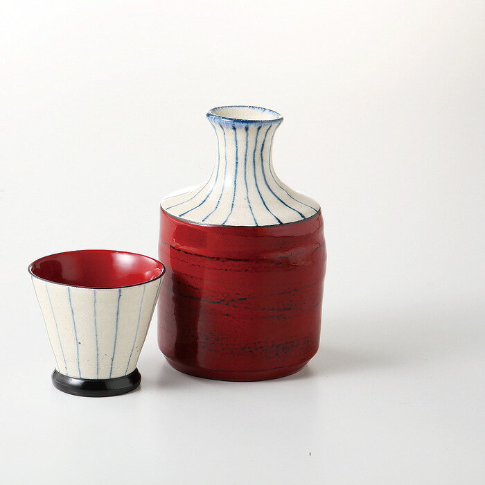■商品内容：※電子レンジ・食洗機可 品：徳利×1／φ7.8×12cm・250cc、盃×1／φ6.3×5.6cm・70cc 陶器 ■パッケージサイズ：箱：14.5×12×11cm 貼箱 ■産地：美濃焼 ■重量：370g メーカー希望小売価格はメーカーカタログに基づいて掲載しています ■さまざまなギフトアイテムをご用意しております。 内祝　内祝い　お祝い返し　ウェディングギフト　ブライダルギフト　引き出物　引出物　結婚引き出物　結婚引出物　結婚内祝い　出産内祝い 命名内祝い　入園内祝い　入学内祝い　卒園内祝い　卒業内祝い　就職内祝い　新築内祝い　引越し内祝い　快気内祝い　開店内祝い　二次会 披露宴　お祝い　御祝　結婚式　結婚祝い　出産祝い　初節句　七五三　入園祝い　入学祝い　卒園祝い　卒業祝い　成人式　就職祝い　昇進祝い 新築祝い　上棟祝い　引っ越し祝い　引越し祝い　開店祝い　退職祝い　快気祝い　全快祝い　初老祝い　還暦祝い　古稀祝い　喜寿祝い　傘寿祝い 米寿祝い　卒寿祝い　白寿祝い　長寿祝い　金婚式　銀婚式　ダイヤモンド婚式　結婚記念日　ギフト　ギフトセット　セット　詰め合わせ　贈答品　お返し お礼　御礼　ごあいさつ　ご挨拶　御挨拶　プレゼント　お見舞い　お見舞御礼　お餞別　引越し　引越しご挨拶　記念日　誕生日　父の日　母の日　敬老の日 記念品　卒業記念品　定年退職記念品　ゴルフコンペ　コンペ景品　景品　賞品　粗品　お香典返し　香典返し　志　満中陰志　弔事　会葬御礼　法要 法要引き出物　法要引出物　法事　法事引き出物　法事引出物　忌明け　四十九日　七七日忌明け志　一周忌　三回忌　回忌法要　偲び草　粗供養　初盆 供物　お供え　お中元　御中元　お歳暮　御歳暮　お年賀　御年賀　残暑見舞い　年始挨拶　ボーリング大会　景品　レミパン　ゼリー　スターバックス 千疋屋　結婚式　そうめん　ローラアシュレイ　プリン　話題　ディズニー　カタログギフト　ティファール　ビタクラフト　ステンレスタンブラー　リラックマ のし無料　メッセージカード無料　ラッピング無料 ギフトにぴったりのアイテムをご紹介！ 贈り物に悩んでいる方へ、心温まるギフトアイテムを取り揃えました。高品質な食品、ふわふわのタオル、美しい食器、そしてセンスあふれる雑貨まで、幅広いラインナップであなたの大切な人への思いを伝えます。 特徴 高品質：厳選された素材と丁寧な製造工程で作られた商品ばかり。どれも長く愛用いただけます。 多用途：どんなシーンでも使える万能アイテムが揃っています。誕生日、結婚祝い、新築祝いなど、さまざまな場面に最適です。 デザイン：シンプルで洗練されたデザインから、カラフルで個性的なものまで、多彩なバリエーションをご用意。 お手頃価格：高品質ながら手ごろな価格で、コストパフォーマンスも抜群。 おすすめの用途とシーン 誕生日プレゼント：大切な人の特別な日を祝うために、実用的かつ心温まるギフトを。食品やタオルは、日常で役立つアイテムとして喜ばれます。 結婚祝い：新しい生活を始めるカップルに、美しい食器やおしゃれな雑貨を。幸せな家庭を築くお手伝いができます。 新築祝い：新しい家に引っ越した友人や家族へ、インテリアにぴったりの雑貨や実用的なタオルを。快適な生活をサポートします。 お返しギフト：感謝の気持ちを込めて、おしゃれで実用的なアイテムを。食品はもちろん、使い心地の良いタオルや美しい食器も喜ばれます。 季節の贈り物：お中元やお歳暮、季節の挨拶として、季節に合ったギフトを。夏には涼しげな雑貨、冬には温かみのあるタオルや食品が最適です。 贈る相手に合わせたおすすめ グルメな方へ：美味しい食品を贈れば、食卓が一層華やかに。特別な時間を演出します。 家庭的な方へ：ふわふわのタオルや使いやすい食器で、日常生活に彩りを。 オシャレな方へ：センスあふれる雑貨で、インテリアを一層魅力的に。 まとめ あなたの気持ちを込めたギフト選びをお手伝いします。どれも心を込めて選んだアイテムばかりです。大切な人への贈り物として、自信を持っておすすめします。 商品概要 [分類] 以下のような商品をお探しの方にオススメです。スイーツ スィーツ スウィーツ Sweets ケーキ お菓子 洋菓子 デザート おやつ 小腹対策 食品 食べ物 / チョコレートケーキ チョコレート ガトーショコラ チーズケーキ 生菓子 生ケーキ ベイクドチーズケーキ [評価・マスコミ] ランキング1位のおすすめ(お勧め オススメ) インスタ映え SNS 評判 今話題の人気商品 [サービス] 以下のサービスをご利用いだだけます。不可の場合あり。お取り寄せ 全国配送 全国発送 オーダー 注文 デリバリー 取寄せ 宅配 ネット通販 持ち運び可 / 送料無料 送料込み 無料ギフト対応 日持ち長い 長期保存 賞味期限が長い 名入れ 当日発送 お急ぎ便 即日配送 即日発送 翌日配送 翌日発送 前日に買う あす楽 明日楽 即納 翌日 あす着 明日届く 配送日指定可 冷凍保存可 冷凍保管 冷凍便 ギフトラッピング ギフト対応 予約 メッセージ付き 有料メッセージカード 有料お誕生日カード ホワイトデー当日お届け可能 [パッケージ] 　 以下のような包装でお届けします。詰め合わせ セット アソート 化粧箱入り ラッピング不要 個包装 小分け 手提げ袋（有償） 2重梱包 [デザイン] 以下のようなイメージをお求めの方におすすめです。お洒落 可愛い ゴージャス 高級感 プレミアム サプライズ感 美しい インパクト 面白い 珍しい 希少 驚き シンプル 上品 スタイリッシュ エレガント モダン [ご用途] 工夫次第で様々な用途でご利用いただけます。贈り物 プレゼント ギフト プチギフト 贈答品 お祝い 御祝い 退職祝い 内祝い 出産祝い 出産内祝い 入学祝い 卒業祝い ご褒美 手土産 お土産 お使い物 お返し お礼 ご挨拶 ご進物 お配り 配る ばらまき バレンタインデー バレンタインデイ ヴァレンタイン 友チョコ 義理チョコ 本命チョコ 逆チョコ バレンタインチョコ ホワイトデー ホワイトデイ ホワイトデーのお返し 七五三 ひな祭り こどもの日 ハロウィン クリスマス お中元 お年賀 ウインターギフト 御中元 御歳暮 サマーギフト 残暑見舞い お歳暮 母の日 父の日 敬老の日 敬老会記念品 敬老会 結婚祝い 結婚内祝い 結婚記念日 結婚式二次会 二次会のプチギフト 結婚披露宴の引き出物 引き菓子 ウエディングパーティー 成人祝い 長寿祝い 還暦祝い 古希祝い 古稀祝い 喜寿祝い 傘寿祝い 米寿祝い 卒寿祝い 白寿祝い 紀寿祝い 百寿祝い 成人式 セレモニー イベント 内祝い 快気祝い 快気内祝い 出産内祝い 出産祝い 記念日 お返し ご進物 御使い物 お礼 ご挨拶 御礼 ご祝儀 祝儀の品 お使い物 ノベルティー 粗品 景品 長寿 法事 法要 仏事 年忌法事 志 粗供養 供養返し 香典返し 満中陰志 御供え お供え 御供物 弔事 七五三 ひな祭り 入学祝い 卒業祝い 卒園祝い 退職祝い 入社祝い 成人式 成人式のお祝い 朝食 食事代わり ティータイム ブレイクタイム ホームパーティー クリスマスケーキ 誕生日プレゼント 誕生祝い バースデーケーキ 学校 会社 職場 法人 取引先 部活 イベント サークル 介護施設 [おすすめの方] 以下のような様々なお客様にお喜びいただいております。10代 20代 30代 40代 50代 60代 70代 80代 90代 100歳以上 お母さん お父さん ママ パパ 兄弟姉妹 彼氏 彼女 恋人 義理の母 叔父さん 親戚の お嬢さん 大家族 家族 赤ちゃん 祖父 祖母 叔父 叔母 孫 おじいちゃん おばあちゃん じいじ ばあば 夫 旦那 妻 奥様 お嫁さん 奥さん 親 両親 娘 同僚 友達 仲間 友人 親友 上司 部下 先輩 後輩 お世話になった方 恩師 先生 大人数 女友達 法人 女性 男性 大人 子ども 子供用 小学生 中学生 高校生 男の子 女の子 辛党 甘党 甘いものが苦手 高齢者 お年寄り [その他おすすめ] 以下のような商品に興味のある方にもオススメです。大量 大量購入 財布に優しい 大人数 業務用 大量スイーツ お試し コスパ良い /※電子レンジ・食洗機可