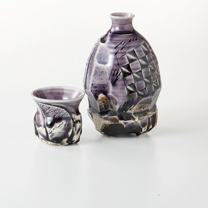 ■商品内容：手造り・手描き 品：徳利×1／φ8×13cm・300cc、グイ呑×1／φ5.8×5.2cm・50cc 陶器 ■パッケージサイズ：箱：22×10×10cm 貼箱 ■産地：美濃焼 ■重量：490g メーカー希望小売価格はメーカーカタログに基づいて掲載しています ■さまざまなギフトアイテムをご用意しております。 内祝　内祝い　お祝い返し　ウェディングギフト　ブライダルギフト　引き出物　引出物　結婚引き出物　結婚引出物　結婚内祝い　出産内祝い 命名内祝い　入園内祝い　入学内祝い　卒園内祝い　卒業内祝い　就職内祝い　新築内祝い　引越し内祝い　快気内祝い　開店内祝い　二次会 披露宴　お祝い　御祝　結婚式　結婚祝い　出産祝い　初節句　七五三　入園祝い　入学祝い　卒園祝い　卒業祝い　成人式　就職祝い　昇進祝い 新築祝い　上棟祝い　引っ越し祝い　引越し祝い　開店祝い　退職祝い　快気祝い　全快祝い　初老祝い　還暦祝い　古稀祝い　喜寿祝い　傘寿祝い 米寿祝い　卒寿祝い　白寿祝い　長寿祝い　金婚式　銀婚式　ダイヤモンド婚式　結婚記念日　ギフト　ギフトセット　セット　詰め合わせ　贈答品　お返し お礼　御礼　ごあいさつ　ご挨拶　御挨拶　プレゼント　お見舞い　お見舞御礼　お餞別　引越し　引越しご挨拶　記念日　誕生日　父の日　母の日　敬老の日 記念品　卒業記念品　定年退職記念品　ゴルフコンペ　コンペ景品　景品　賞品　粗品　お香典返し　香典返し　志　満中陰志　弔事　会葬御礼　法要 法要引き出物　法要引出物　法事　法事引き出物　法事引出物　忌明け　四十九日　七七日忌明け志　一周忌　三回忌　回忌法要　偲び草　粗供養　初盆 供物　お供え　お中元　御中元　お歳暮　御歳暮　お年賀　御年賀　残暑見舞い　年始挨拶　ボーリング大会　景品　レミパン　ゼリー　スターバックス 千疋屋　結婚式　そうめん　ローラアシュレイ　プリン　話題　ディズニー　カタログギフト　ティファール　ビタクラフト　ステンレスタンブラー　リラックマ のし無料　メッセージカード無料　ラッピング無料 ギフトにぴったりのアイテムをご紹介！ 贈り物に悩んでいる方へ、心温まるギフトアイテムを取り揃えました。高品質な食品、ふわふわのタオル、美しい食器、そしてセンスあふれる雑貨まで、幅広いラインナップであなたの大切な人への思いを伝えます。 特徴 高品質：厳選された素材と丁寧な製造工程で作られた商品ばかり。どれも長く愛用いただけます。 多用途：どんなシーンでも使える万能アイテムが揃っています。誕生日、結婚祝い、新築祝いなど、さまざまな場面に最適です。 デザイン：シンプルで洗練されたデザインから、カラフルで個性的なものまで、多彩なバリエーションをご用意。 お手頃価格：高品質ながら手ごろな価格で、コストパフォーマンスも抜群。 おすすめの用途とシーン 誕生日プレゼント：大切な人の特別な日を祝うために、実用的かつ心温まるギフトを。食品やタオルは、日常で役立つアイテムとして喜ばれます。 結婚祝い：新しい生活を始めるカップルに、美しい食器やおしゃれな雑貨を。幸せな家庭を築くお手伝いができます。 新築祝い：新しい家に引っ越した友人や家族へ、インテリアにぴったりの雑貨や実用的なタオルを。快適な生活をサポートします。 お返しギフト：感謝の気持ちを込めて、おしゃれで実用的なアイテムを。食品はもちろん、使い心地の良いタオルや美しい食器も喜ばれます。 季節の贈り物：お中元やお歳暮、季節の挨拶として、季節に合ったギフトを。夏には涼しげな雑貨、冬には温かみのあるタオルや食品が最適です。 贈る相手に合わせたおすすめ グルメな方へ：美味しい食品を贈れば、食卓が一層華やかに。特別な時間を演出します。 家庭的な方へ：ふわふわのタオルや使いやすい食器で、日常生活に彩りを。 オシャレな方へ：センスあふれる雑貨で、インテリアを一層魅力的に。 まとめ あなたの気持ちを込めたギフト選びをお手伝いします。どれも心を込めて選んだアイテムばかりです。大切な人への贈り物として、自信を持っておすすめします。 商品概要 [分類] 以下のような商品をお探しの方にオススメです。スイーツ スィーツ スウィーツ Sweets ケーキ お菓子 洋菓子 デザート おやつ 小腹対策 食品 食べ物 / チョコレートケーキ チョコレート ガトーショコラ チーズケーキ 生菓子 生ケーキ ベイクドチーズケーキ [評価・マスコミ] ランキング1位のおすすめ(お勧め オススメ) インスタ映え SNS 評判 今話題の人気商品 [サービス] 以下のサービスをご利用いだだけます。不可の場合あり。お取り寄せ 全国配送 全国発送 オーダー 注文 デリバリー 取寄せ 宅配 ネット通販 持ち運び可 / 送料無料 送料込み 無料ギフト対応 日持ち長い 長期保存 賞味期限が長い 名入れ 当日発送 お急ぎ便 即日配送 即日発送 翌日配送 翌日発送 前日に買う あす楽 明日楽 即納 翌日 あす着 明日届く 配送日指定可 冷凍保存可 冷凍保管 冷凍便 ギフトラッピング ギフト対応 予約 メッセージ付き 有料メッセージカード 有料お誕生日カード ホワイトデー当日お届け可能 [パッケージ] 　 以下のような包装でお届けします。詰め合わせ セット アソート 化粧箱入り ラッピング不要 個包装 小分け 手提げ袋（有償） 2重梱包 [デザイン] 以下のようなイメージをお求めの方におすすめです。お洒落 可愛い ゴージャス 高級感 プレミアム サプライズ感 美しい インパクト 面白い 珍しい 希少 驚き シンプル 上品 スタイリッシュ エレガント モダン [ご用途] 工夫次第で様々な用途でご利用いただけます。贈り物 プレゼント ギフト プチギフト 贈答品 お祝い 御祝い 退職祝い 内祝い 出産祝い 出産内祝い 入学祝い 卒業祝い ご褒美 手土産 お土産 お使い物 お返し お礼 ご挨拶 ご進物 お配り 配る ばらまき バレンタインデー バレンタインデイ ヴァレンタイン 友チョコ 義理チョコ 本命チョコ 逆チョコ バレンタインチョコ ホワイトデー ホワイトデイ ホワイトデーのお返し 七五三 ひな祭り こどもの日 ハロウィン クリスマス お中元 お年賀 ウインターギフト 御中元 御歳暮 サマーギフト 残暑見舞い お歳暮 母の日 父の日 敬老の日 敬老会記念品 敬老会 結婚祝い 結婚内祝い 結婚記念日 結婚式二次会 二次会のプチギフト 結婚披露宴の引き出物 引き菓子 ウエディングパーティー 成人祝い 長寿祝い 還暦祝い 古希祝い 古稀祝い 喜寿祝い 傘寿祝い 米寿祝い 卒寿祝い 白寿祝い 紀寿祝い 百寿祝い 成人式 セレモニー イベント 内祝い 快気祝い 快気内祝い 出産内祝い 出産祝い 記念日 お返し ご進物 御使い物 お礼 ご挨拶 御礼 ご祝儀 祝儀の品 お使い物 ノベルティー 粗品 景品 長寿 法事 法要 仏事 年忌法事 志 粗供養 供養返し 香典返し 満中陰志 御供え お供え 御供物 弔事 七五三 ひな祭り 入学祝い 卒業祝い 卒園祝い 退職祝い 入社祝い 成人式 成人式のお祝い 朝食 食事代わり ティータイム ブレイクタイム ホームパーティー クリスマスケーキ 誕生日プレゼント 誕生祝い バースデーケーキ 学校 会社 職場 法人 取引先 部活 イベント サークル 介護施設 [おすすめの方] 以下のような様々なお客様にお喜びいただいております。10代 20代 30代 40代 50代 60代 70代 80代 90代 100歳以上 お母さん お父さん ママ パパ 兄弟姉妹 彼氏 彼女 恋人 義理の母 叔父さん 親戚の お嬢さん 大家族 家族 赤ちゃん 祖父 祖母 叔父 叔母 孫 おじいちゃん おばあちゃん じいじ ばあば 夫 旦那 妻 奥様 お嫁さん 奥さん 親 両親 娘 同僚 友達 仲間 友人 親友 上司 部下 先輩 後輩 お世話になった方 恩師 先生 大人数 女友達 法人 女性 男性 大人 子ども 子供用 小学生 中学生 高校生 男の子 女の子 辛党 甘党 甘いものが苦手 高齢者 お年寄り [その他おすすめ] 以下のような商品に興味のある方にもオススメです。大量 大量購入 財布に優しい 大人数 業務用 大量スイーツ お試し コスパ良い /手造り・手描き