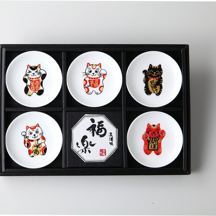 ■商品内容： 品：小皿×5／φ9×1.6cm 磁器 ■パッケージサイズ：箱：30.8×21×2.6cm 化粧箱 ■産地：美濃焼 ■重量：460g メーカー希望小売価格はメーカーカタログに基づいて掲載しています ■さまざまなギフトアイテムをご用意しております。 内祝　内祝い　お祝い返し　ウェディングギフト　ブライダルギフト　引き出物　引出物　結婚引き出物　結婚引出物　結婚内祝い　出産内祝い 命名内祝い　入園内祝い　入学内祝い　卒園内祝い　卒業内祝い　就職内祝い　新築内祝い　引越し内祝い　快気内祝い　開店内祝い　二次会 披露宴　お祝い　御祝　結婚式　結婚祝い　出産祝い　初節句　七五三　入園祝い　入学祝い　卒園祝い　卒業祝い　成人式　就職祝い　昇進祝い 新築祝い　上棟祝い　引っ越し祝い　引越し祝い　開店祝い　退職祝い　快気祝い　全快祝い　初老祝い　還暦祝い　古稀祝い　喜寿祝い　傘寿祝い 米寿祝い　卒寿祝い　白寿祝い　長寿祝い　金婚式　銀婚式　ダイヤモンド婚式　結婚記念日　ギフト　ギフトセット　セット　詰め合わせ　贈答品　お返し お礼　御礼　ごあいさつ　ご挨拶　御挨拶　プレゼント　お見舞い　お見舞御礼　お餞別　引越し　引越しご挨拶　記念日　誕生日　父の日　母の日　敬老の日 記念品　卒業記念品　定年退職記念品　ゴルフコンペ　コンペ景品　景品　賞品　粗品　お香典返し　香典返し　志　満中陰志　弔事　会葬御礼　法要 法要引き出物　法要引出物　法事　法事引き出物　法事引出物　忌明け　四十九日　七七日忌明け志　一周忌　三回忌　回忌法要　偲び草　粗供養　初盆 供物　お供え　お中元　御中元　お歳暮　御歳暮　お年賀　御年賀　残暑見舞い　年始挨拶　ボーリング大会　景品　レミパン　ゼリー　スターバックス 千疋屋　結婚式　そうめん　ローラアシュレイ　プリン　話題　ディズニー　カタログギフト　ティファール　ビタクラフト　ステンレスタンブラー　リラックマ のし無料　メッセージカード無料　ラッピング無料 ギフトにぴったりのアイテムをご紹介！ 贈り物に悩んでいる方へ、心温まるギフトアイテムを取り揃えました。高品質な食品、ふわふわのタオル、美しい食器、そしてセンスあふれる雑貨まで、幅広いラインナップであなたの大切な人への思いを伝えます。 特徴 高品質：厳選された素材と丁寧な製造工程で作られた商品ばかり。どれも長く愛用いただけます。 多用途：どんなシーンでも使える万能アイテムが揃っています。誕生日、結婚祝い、新築祝いなど、さまざまな場面に最適です。 デザイン：シンプルで洗練されたデザインから、カラフルで個性的なものまで、多彩なバリエーションをご用意。 お手頃価格：高品質ながら手ごろな価格で、コストパフォーマンスも抜群。 おすすめの用途とシーン 誕生日プレゼント：大切な人の特別な日を祝うために、実用的かつ心温まるギフトを。食品やタオルは、日常で役立つアイテムとして喜ばれます。 結婚祝い：新しい生活を始めるカップルに、美しい食器やおしゃれな雑貨を。幸せな家庭を築くお手伝いができます。 新築祝い：新しい家に引っ越した友人や家族へ、インテリアにぴったりの雑貨や実用的なタオルを。快適な生活をサポートします。 お返しギフト：感謝の気持ちを込めて、おしゃれで実用的なアイテムを。食品はもちろん、使い心地の良いタオルや美しい食器も喜ばれます。 季節の贈り物：お中元やお歳暮、季節の挨拶として、季節に合ったギフトを。夏には涼しげな雑貨、冬には温かみのあるタオルや食品が最適です。 贈る相手に合わせたおすすめ グルメな方へ：美味しい食品を贈れば、食卓が一層華やかに。特別な時間を演出します。 家庭的な方へ：ふわふわのタオルや使いやすい食器で、日常生活に彩りを。 オシャレな方へ：センスあふれる雑貨で、インテリアを一層魅力的に。 まとめ あなたの気持ちを込めたギフト選びをお手伝いします。どれも心を込めて選んだアイテムばかりです。大切な人への贈り物として、自信を持っておすすめします。 商品概要 [分類] 以下のような商品をお探しの方にオススメです。スイーツ スィーツ スウィーツ Sweets ケーキ お菓子 洋菓子 デザート おやつ 小腹対策 食品 食べ物 / チョコレートケーキ チョコレート ガトーショコラ チーズケーキ 生菓子 生ケーキ ベイクドチーズケーキ [評価・マスコミ] ランキング1位のおすすめ(お勧め オススメ) インスタ映え SNS 評判 今話題の人気商品 [サービス] 以下のサービスをご利用いだだけます。不可の場合あり。お取り寄せ 全国配送 全国発送 オーダー 注文 デリバリー 取寄せ 宅配 ネット通販 持ち運び可 / 送料無料 送料込み 無料ギフト対応 日持ち長い 長期保存 賞味期限が長い 名入れ 当日発送 お急ぎ便 即日配送 即日発送 翌日配送 翌日発送 前日に買う あす楽 明日楽 即納 翌日 あす着 明日届く 配送日指定可 冷凍保存可 冷凍保管 冷凍便 ギフトラッピング ギフト対応 予約 メッセージ付き 有料メッセージカード 有料お誕生日カード ホワイトデー当日お届け可能 [パッケージ] 　 以下のような包装でお届けします。詰め合わせ セット アソート 化粧箱入り ラッピング不要 個包装 小分け 手提げ袋（有償） 2重梱包 [デザイン] 以下のようなイメージをお求めの方におすすめです。お洒落 可愛い ゴージャス 高級感 プレミアム サプライズ感 美しい インパクト 面白い 珍しい 希少 驚き シンプル 上品 スタイリッシュ エレガント モダン [ご用途] 工夫次第で様々な用途でご利用いただけます。贈り物 プレゼント ギフト プチギフト 贈答品 お祝い 御祝い 退職祝い 内祝い 出産祝い 出産内祝い 入学祝い 卒業祝い ご褒美 手土産 お土産 お使い物 お返し お礼 ご挨拶 ご進物 お配り 配る ばらまき バレンタインデー バレンタインデイ ヴァレンタイン 友チョコ 義理チョコ 本命チョコ 逆チョコ バレンタインチョコ ホワイトデー ホワイトデイ ホワイトデーのお返し 七五三 ひな祭り こどもの日 ハロウィン クリスマス お中元 お年賀 ウインターギフト 御中元 御歳暮 サマーギフト 残暑見舞い お歳暮 母の日 父の日 敬老の日 敬老会記念品 敬老会 結婚祝い 結婚内祝い 結婚記念日 結婚式二次会 二次会のプチギフト 結婚披露宴の引き出物 引き菓子 ウエディングパーティー 成人祝い 長寿祝い 還暦祝い 古希祝い 古稀祝い 喜寿祝い 傘寿祝い 米寿祝い 卒寿祝い 白寿祝い 紀寿祝い 百寿祝い 成人式 セレモニー イベント 内祝い 快気祝い 快気内祝い 出産内祝い 出産祝い 記念日 お返し ご進物 御使い物 お礼 ご挨拶 御礼 ご祝儀 祝儀の品 お使い物 ノベルティー 粗品 景品 長寿 法事 法要 仏事 年忌法事 志 粗供養 供養返し 香典返し 満中陰志 御供え お供え 御供物 弔事 七五三 ひな祭り 入学祝い 卒業祝い 卒園祝い 退職祝い 入社祝い 成人式 成人式のお祝い 朝食 食事代わり ティータイム ブレイクタイム ホームパーティー クリスマスケーキ 誕生日プレゼント 誕生祝い バースデーケーキ 学校 会社 職場 法人 取引先 部活 イベント サークル 介護施設 [おすすめの方] 以下のような様々なお客様にお喜びいただいております。10代 20代 30代 40代 50代 60代 70代 80代 90代 100歳以上 お母さん お父さん ママ パパ 兄弟姉妹 彼氏 彼女 恋人 義理の母 叔父さん 親戚の お嬢さん 大家族 家族 赤ちゃん 祖父 祖母 叔父 叔母 孫 おじいちゃん おばあちゃん じいじ ばあば 夫 旦那 妻 奥様 お嫁さん 奥さん 親 両親 娘 同僚 友達 仲間 友人 親友 上司 部下 先輩 後輩 お世話になった方 恩師 先生 大人数 女友達 法人 女性 男性 大人 子ども 子供用 小学生 中学生 高校生 男の子 女の子 辛党 甘党 甘いものが苦手 高齢者 お年寄り [その他おすすめ] 以下のような商品に興味のある方にもオススメです。大量 大量購入 財布に優しい 大人数 業務用 大量スイーツ お試し コスパ良い /