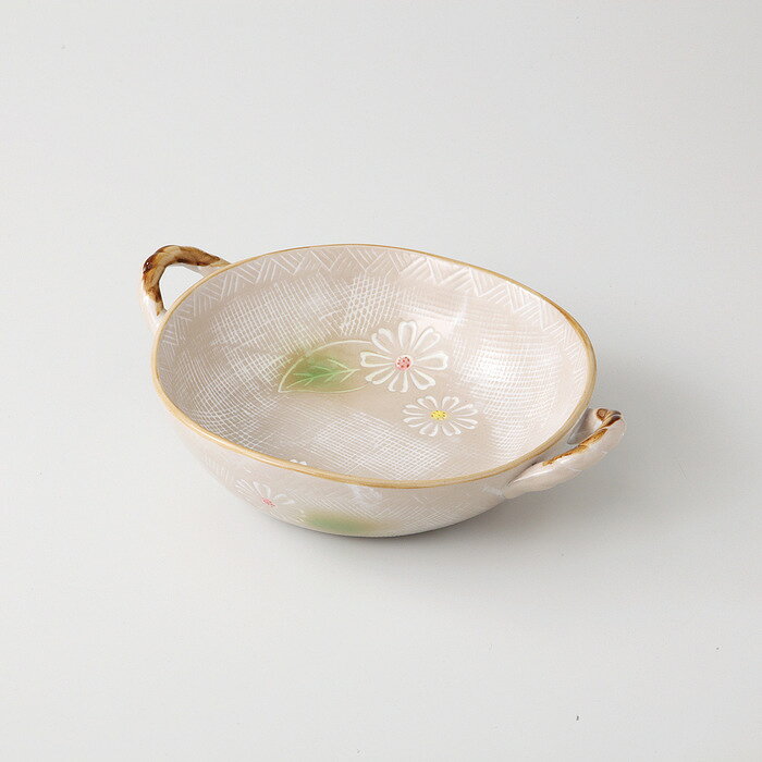 ■商品内容： 品：手付鉢×1／φ19.5×6.5cm 陶器 ■パッケージサイズ：箱：20×20×7cm 貼箱 ■産地：中国製 ■重量：800g メーカー希望小売価格はメーカーカタログに基づいて掲載しています ■さまざまなギフトアイテムをご用意しております。 内祝　内祝い　お祝い返し　ウェディングギフト　ブライダルギフト　引き出物　引出物　結婚引き出物　結婚引出物　結婚内祝い　出産内祝い 命名内祝い　入園内祝い　入学内祝い　卒園内祝い　卒業内祝い　就職内祝い　新築内祝い　引越し内祝い　快気内祝い　開店内祝い　二次会 披露宴　お祝い　御祝　結婚式　結婚祝い　出産祝い　初節句　七五三　入園祝い　入学祝い　卒園祝い　卒業祝い　成人式　就職祝い　昇進祝い 新築祝い　上棟祝い　引っ越し祝い　引越し祝い　開店祝い　退職祝い　快気祝い　全快祝い　初老祝い　還暦祝い　古稀祝い　喜寿祝い　傘寿祝い 米寿祝い　卒寿祝い　白寿祝い　長寿祝い　金婚式　銀婚式　ダイヤモンド婚式　結婚記念日　ギフト　ギフトセット　セット　詰め合わせ　贈答品　お返し お礼　御礼　ごあいさつ　ご挨拶　御挨拶　プレゼント　お見舞い　お見舞御礼　お餞別　引越し　引越しご挨拶　記念日　誕生日　父の日　母の日　敬老の日 記念品　卒業記念品　定年退職記念品　ゴルフコンペ　コンペ景品　景品　賞品　粗品　お香典返し　香典返し　志　満中陰志　弔事　会葬御礼　法要 法要引き出物　法要引出物　法事　法事引き出物　法事引出物　忌明け　四十九日　七七日忌明け志　一周忌　三回忌　回忌法要　偲び草　粗供養　初盆 供物　お供え　お中元　御中元　お歳暮　御歳暮　お年賀　御年賀　残暑見舞い　年始挨拶　ボーリング大会　景品　レミパン　ゼリー　スターバックス 千疋屋　結婚式　そうめん　ローラアシュレイ　プリン　話題　ディズニー　カタログギフト　ティファール　ビタクラフト　ステンレスタンブラー　リラックマ のし無料　メッセージカード無料　ラッピング無料 ギフトにぴったりのアイテムをご紹介！ 贈り物に悩んでいる方へ、心温まるギフトアイテムを取り揃えました。高品質な食品、ふわふわのタオル、美しい食器、そしてセンスあふれる雑貨まで、幅広いラインナップであなたの大切な人への思いを伝えます。 特徴 高品質：厳選された素材と丁寧な製造工程で作られた商品ばかり。どれも長く愛用いただけます。 多用途：どんなシーンでも使える万能アイテムが揃っています。誕生日、結婚祝い、新築祝いなど、さまざまな場面に最適です。 デザイン：シンプルで洗練されたデザインから、カラフルで個性的なものまで、多彩なバリエーションをご用意。 お手頃価格：高品質ながら手ごろな価格で、コストパフォーマンスも抜群。 おすすめの用途とシーン 誕生日プレゼント：大切な人の特別な日を祝うために、実用的かつ心温まるギフトを。食品やタオルは、日常で役立つアイテムとして喜ばれます。 結婚祝い：新しい生活を始めるカップルに、美しい食器やおしゃれな雑貨を。幸せな家庭を築くお手伝いができます。 新築祝い：新しい家に引っ越した友人や家族へ、インテリアにぴったりの雑貨や実用的なタオルを。快適な生活をサポートします。 お返しギフト：感謝の気持ちを込めて、おしゃれで実用的なアイテムを。食品はもちろん、使い心地の良いタオルや美しい食器も喜ばれます。 季節の贈り物：お中元やお歳暮、季節の挨拶として、季節に合ったギフトを。夏には涼しげな雑貨、冬には温かみのあるタオルや食品が最適です。 贈る相手に合わせたおすすめ グルメな方へ：美味しい食品を贈れば、食卓が一層華やかに。特別な時間を演出します。 家庭的な方へ：ふわふわのタオルや使いやすい食器で、日常生活に彩りを。 オシャレな方へ：センスあふれる雑貨で、インテリアを一層魅力的に。 まとめ あなたの気持ちを込めたギフト選びをお手伝いします。どれも心を込めて選んだアイテムばかりです。大切な人への贈り物として、自信を持っておすすめします。 商品概要 [分類] 以下のような商品をお探しの方にオススメです。スイーツ スィーツ スウィーツ Sweets ケーキ お菓子 洋菓子 デザート おやつ 小腹対策 食品 食べ物 / チョコレートケーキ チョコレート ガトーショコラ チーズケーキ 生菓子 生ケーキ ベイクドチーズケーキ [評価・マスコミ] ランキング1位のおすすめ(お勧め オススメ) インスタ映え SNS 評判 今話題の人気商品 [サービス] 以下のサービスをご利用いだだけます。不可の場合あり。お取り寄せ 全国配送 全国発送 オーダー 注文 デリバリー 取寄せ 宅配 ネット通販 持ち運び可 / 送料無料 送料込み 無料ギフト対応 日持ち長い 長期保存 賞味期限が長い 名入れ 当日発送 お急ぎ便 即日配送 即日発送 翌日配送 翌日発送 前日に買う あす楽 明日楽 即納 翌日 あす着 明日届く 配送日指定可 冷凍保存可 冷凍保管 冷凍便 ギフトラッピング ギフト対応 予約 メッセージ付き 有料メッセージカード 有料お誕生日カード ホワイトデー当日お届け可能 [パッケージ] 　 以下のような包装でお届けします。詰め合わせ セット アソート 化粧箱入り ラッピング不要 個包装 小分け 手提げ袋（有償） 2重梱包 [デザイン] 以下のようなイメージをお求めの方におすすめです。お洒落 可愛い ゴージャス 高級感 プレミアム サプライズ感 美しい インパクト 面白い 珍しい 希少 驚き シンプル 上品 スタイリッシュ エレガント モダン [ご用途] 工夫次第で様々な用途でご利用いただけます。贈り物 プレゼント ギフト プチギフト 贈答品 お祝い 御祝い 退職祝い 内祝い 出産祝い 出産内祝い 入学祝い 卒業祝い ご褒美 手土産 お土産 お使い物 お返し お礼 ご挨拶 ご進物 お配り 配る ばらまき バレンタインデー バレンタインデイ ヴァレンタイン 友チョコ 義理チョコ 本命チョコ 逆チョコ バレンタインチョコ ホワイトデー ホワイトデイ ホワイトデーのお返し 七五三 ひな祭り こどもの日 ハロウィン クリスマス お中元 お年賀 ウインターギフト 御中元 御歳暮 サマーギフト 残暑見舞い お歳暮 母の日 父の日 敬老の日 敬老会記念品 敬老会 結婚祝い 結婚内祝い 結婚記念日 結婚式二次会 二次会のプチギフト 結婚披露宴の引き出物 引き菓子 ウエディングパーティー 成人祝い 長寿祝い 還暦祝い 古希祝い 古稀祝い 喜寿祝い 傘寿祝い 米寿祝い 卒寿祝い 白寿祝い 紀寿祝い 百寿祝い 成人式 セレモニー イベント 内祝い 快気祝い 快気内祝い 出産内祝い 出産祝い 記念日 お返し ご進物 御使い物 お礼 ご挨拶 御礼 ご祝儀 祝儀の品 お使い物 ノベルティー 粗品 景品 長寿 法事 法要 仏事 年忌法事 志 粗供養 供養返し 香典返し 満中陰志 御供え お供え 御供物 弔事 七五三 ひな祭り 入学祝い 卒業祝い 卒園祝い 退職祝い 入社祝い 成人式 成人式のお祝い 朝食 食事代わり ティータイム ブレイクタイム ホームパーティー クリスマスケーキ 誕生日プレゼント 誕生祝い バースデーケーキ 学校 会社 職場 法人 取引先 部活 イベント サークル 介護施設 [おすすめの方] 以下のような様々なお客様にお喜びいただいております。10代 20代 30代 40代 50代 60代 70代 80代 90代 100歳以上 お母さん お父さん ママ パパ 兄弟姉妹 彼氏 彼女 恋人 義理の母 叔父さん 親戚の お嬢さん 大家族 家族 赤ちゃん 祖父 祖母 叔父 叔母 孫 おじいちゃん おばあちゃん じいじ ばあば 夫 旦那 妻 奥様 お嫁さん 奥さん 親 両親 娘 同僚 友達 仲間 友人 親友 上司 部下 先輩 後輩 お世話になった方 恩師 先生 大人数 女友達 法人 女性 男性 大人 子ども 子供用 小学生 中学生 高校生 男の子 女の子 辛党 甘党 甘いものが苦手 高齢者 お年寄り [その他おすすめ] 以下のような商品に興味のある方にもオススメです。大量 大量購入 財布に優しい 大人数 業務用 大量スイーツ お試し コスパ良い /
