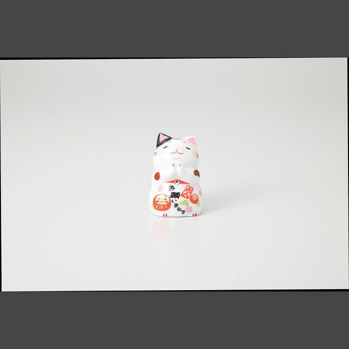 ■商品内容： 品：猫×1／4×4×6.5cm 磁器 ■パッケージサイズ：箱：7×5×5cm ボール箱 ■産地：中国製 ■重量：50g メーカー希望小売価格はメーカーカタログに基づいて掲載しています ■さまざまなギフトアイテムをご用意しております。 内祝　内祝い　お祝い返し　ウェディングギフト　ブライダルギフト　引き出物　引出物　結婚引き出物　結婚引出物　結婚内祝い　出産内祝い 命名内祝い　入園内祝い　入学内祝い　卒園内祝い　卒業内祝い　就職内祝い　新築内祝い　引越し内祝い　快気内祝い　開店内祝い　二次会 披露宴　お祝い　御祝　結婚式　結婚祝い　出産祝い　初節句　七五三　入園祝い　入学祝い　卒園祝い　卒業祝い　成人式　就職祝い　昇進祝い 新築祝い　上棟祝い　引っ越し祝い　引越し祝い　開店祝い　退職祝い　快気祝い　全快祝い　初老祝い　還暦祝い　古稀祝い　喜寿祝い　傘寿祝い 米寿祝い　卒寿祝い　白寿祝い　長寿祝い　金婚式　銀婚式　ダイヤモンド婚式　結婚記念日　ギフト　ギフトセット　セット　詰め合わせ　贈答品　お返し お礼　御礼　ごあいさつ　ご挨拶　御挨拶　プレゼント　お見舞い　お見舞御礼　お餞別　引越し　引越しご挨拶　記念日　誕生日　父の日　母の日　敬老の日 記念品　卒業記念品　定年退職記念品　ゴルフコンペ　コンペ景品　景品　賞品　粗品　お香典返し　香典返し　志　満中陰志　弔事　会葬御礼　法要 法要引き出物　法要引出物　法事　法事引き出物　法事引出物　忌明け　四十九日　七七日忌明け志　一周忌　三回忌　回忌法要　偲び草　粗供養　初盆 供物　お供え　お中元　御中元　お歳暮　御歳暮　お年賀　御年賀　残暑見舞い　年始挨拶　ボーリング大会　景品　レミパン　ゼリー　スターバックス 千疋屋　結婚式　そうめん　ローラアシュレイ　プリン　話題　ディズニー　カタログギフト　ティファール　ビタクラフト　ステンレスタンブラー　リラックマ のし無料　メッセージカード無料　ラッピング無料 ギフトにぴったりのアイテムをご紹介！ 贈り物に悩んでいる方へ、心温まるギフトアイテムを取り揃えました。高品質な食品、ふわふわのタオル、美しい食器、そしてセンスあふれる雑貨まで、幅広いラインナップであなたの大切な人への思いを伝えます。 特徴 高品質：厳選された素材と丁寧な製造工程で作られた商品ばかり。どれも長く愛用いただけます。 多用途：どんなシーンでも使える万能アイテムが揃っています。誕生日、結婚祝い、新築祝いなど、さまざまな場面に最適です。 デザイン：シンプルで洗練されたデザインから、カラフルで個性的なものまで、多彩なバリエーションをご用意。 お手頃価格：高品質ながら手ごろな価格で、コストパフォーマンスも抜群。 おすすめの用途とシーン 誕生日プレゼント：大切な人の特別な日を祝うために、実用的かつ心温まるギフトを。食品やタオルは、日常で役立つアイテムとして喜ばれます。 結婚祝い：新しい生活を始めるカップルに、美しい食器やおしゃれな雑貨を。幸せな家庭を築くお手伝いができます。 新築祝い：新しい家に引っ越した友人や家族へ、インテリアにぴったりの雑貨や実用的なタオルを。快適な生活をサポートします。 お返しギフト：感謝の気持ちを込めて、おしゃれで実用的なアイテムを。食品はもちろん、使い心地の良いタオルや美しい食器も喜ばれます。 季節の贈り物：お中元やお歳暮、季節の挨拶として、季節に合ったギフトを。夏には涼しげな雑貨、冬には温かみのあるタオルや食品が最適です。 贈る相手に合わせたおすすめ グルメな方へ：美味しい食品を贈れば、食卓が一層華やかに。特別な時間を演出します。 家庭的な方へ：ふわふわのタオルや使いやすい食器で、日常生活に彩りを。 オシャレな方へ：センスあふれる雑貨で、インテリアを一層魅力的に。 まとめ あなたの気持ちを込めたギフト選びをお手伝いします。どれも心を込めて選んだアイテムばかりです。大切な人への贈り物として、自信を持っておすすめします。 商品概要 [分類] 以下のような商品をお探しの方にオススメです。スイーツ スィーツ スウィーツ Sweets ケーキ お菓子 洋菓子 デザート おやつ 小腹対策 食品 食べ物 / チョコレートケーキ チョコレート ガトーショコラ チーズケーキ 生菓子 生ケーキ ベイクドチーズケーキ [評価・マスコミ] ランキング1位のおすすめ(お勧め オススメ) インスタ映え SNS 評判 今話題の人気商品 [サービス] 以下のサービスをご利用いだだけます。不可の場合あり。お取り寄せ 全国配送 全国発送 オーダー 注文 デリバリー 取寄せ 宅配 ネット通販 持ち運び可 / 送料無料 送料込み 無料ギフト対応 日持ち長い 長期保存 賞味期限が長い 名入れ 当日発送 お急ぎ便 即日配送 即日発送 翌日配送 翌日発送 前日に買う あす楽 明日楽 即納 翌日 あす着 明日届く 配送日指定可 冷凍保存可 冷凍保管 冷凍便 ギフトラッピング ギフト対応 予約 メッセージ付き 有料メッセージカード 有料お誕生日カード ホワイトデー当日お届け可能 [パッケージ] 　 以下のような包装でお届けします。詰め合わせ セット アソート 化粧箱入り ラッピング不要 個包装 小分け 手提げ袋（有償） 2重梱包 [デザイン] 以下のようなイメージをお求めの方におすすめです。お洒落 可愛い ゴージャス 高級感 プレミアム サプライズ感 美しい インパクト 面白い 珍しい 希少 驚き シンプル 上品 スタイリッシュ エレガント モダン [ご用途] 工夫次第で様々な用途でご利用いただけます。贈り物 プレゼント ギフト プチギフト 贈答品 お祝い 御祝い 退職祝い 内祝い 出産祝い 出産内祝い 入学祝い 卒業祝い ご褒美 手土産 お土産 お使い物 お返し お礼 ご挨拶 ご進物 お配り 配る ばらまき バレンタインデー バレンタインデイ ヴァレンタイン 友チョコ 義理チョコ 本命チョコ 逆チョコ バレンタインチョコ ホワイトデー ホワイトデイ ホワイトデーのお返し 七五三 ひな祭り こどもの日 ハロウィン クリスマス お中元 お年賀 ウインターギフト 御中元 御歳暮 サマーギフト 残暑見舞い お歳暮 母の日 父の日 敬老の日 敬老会記念品 敬老会 結婚祝い 結婚内祝い 結婚記念日 結婚式二次会 二次会のプチギフト 結婚披露宴の引き出物 引き菓子 ウエディングパーティー 成人祝い 長寿祝い 還暦祝い 古希祝い 古稀祝い 喜寿祝い 傘寿祝い 米寿祝い 卒寿祝い 白寿祝い 紀寿祝い 百寿祝い 成人式 セレモニー イベント 内祝い 快気祝い 快気内祝い 出産内祝い 出産祝い 記念日 お返し ご進物 御使い物 お礼 ご挨拶 御礼 ご祝儀 祝儀の品 お使い物 ノベルティー 粗品 景品 長寿 法事 法要 仏事 年忌法事 志 粗供養 供養返し 香典返し 満中陰志 御供え お供え 御供物 弔事 七五三 ひな祭り 入学祝い 卒業祝い 卒園祝い 退職祝い 入社祝い 成人式 成人式のお祝い 朝食 食事代わり ティータイム ブレイクタイム ホームパーティー クリスマスケーキ 誕生日プレゼント 誕生祝い バースデーケーキ 学校 会社 職場 法人 取引先 部活 イベント サークル 介護施設 [おすすめの方] 以下のような様々なお客様にお喜びいただいております。10代 20代 30代 40代 50代 60代 70代 80代 90代 100歳以上 お母さん お父さん ママ パパ 兄弟姉妹 彼氏 彼女 恋人 義理の母 叔父さん 親戚の お嬢さん 大家族 家族 赤ちゃん 祖父 祖母 叔父 叔母 孫 おじいちゃん おばあちゃん じいじ ばあば 夫 旦那 妻 奥様 お嫁さん 奥さん 親 両親 娘 同僚 友達 仲間 友人 親友 上司 部下 先輩 後輩 お世話になった方 恩師 先生 大人数 女友達 法人 女性 男性 大人 子ども 子供用 小学生 中学生 高校生 男の子 女の子 辛党 甘党 甘いものが苦手 高齢者 お年寄り [その他おすすめ] 以下のような商品に興味のある方にもオススメです。大量 大量購入 財布に優しい 大人数 業務用 大量スイーツ お試し コスパ良い /