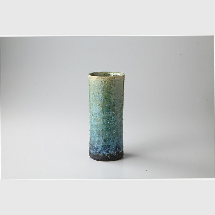 ■商品内容： 品：花入×1／10×10×22cm 陶器 ■パッケージサイズ：箱：11×11×23cm ボール箱 ■産地：信楽焼 ■重量：1.1kg メーカー希望小売価格はメーカーカタログに基づいて掲載しています ■さまざまなギフトアイテムをご用意しております。 内祝　内祝い　お祝い返し　ウェディングギフト　ブライダルギフト　引き出物　引出物　結婚引き出物　結婚引出物　結婚内祝い　出産内祝い 命名内祝い　入園内祝い　入学内祝い　卒園内祝い　卒業内祝い　就職内祝い　新築内祝い　引越し内祝い　快気内祝い　開店内祝い　二次会 披露宴　お祝い　御祝　結婚式　結婚祝い　出産祝い　初節句　七五三　入園祝い　入学祝い　卒園祝い　卒業祝い　成人式　就職祝い　昇進祝い 新築祝い　上棟祝い　引っ越し祝い　引越し祝い　開店祝い　退職祝い　快気祝い　全快祝い　初老祝い　還暦祝い　古稀祝い　喜寿祝い　傘寿祝い 米寿祝い　卒寿祝い　白寿祝い　長寿祝い　金婚式　銀婚式　ダイヤモンド婚式　結婚記念日　ギフト　ギフトセット　セット　詰め合わせ　贈答品　お返し お礼　御礼　ごあいさつ　ご挨拶　御挨拶　プレゼント　お見舞い　お見舞御礼　お餞別　引越し　引越しご挨拶　記念日　誕生日　父の日　母の日　敬老の日 記念品　卒業記念品　定年退職記念品　ゴルフコンペ　コンペ景品　景品　賞品　粗品　お香典返し　香典返し　志　満中陰志　弔事　会葬御礼　法要 法要引き出物　法要引出物　法事　法事引き出物　法事引出物　忌明け　四十九日　七七日忌明け志　一周忌　三回忌　回忌法要　偲び草　粗供養　初盆 供物　お供え　お中元　御中元　お歳暮　御歳暮　お年賀　御年賀　残暑見舞い　年始挨拶　ボーリング大会　景品　レミパン　ゼリー　スターバックス 千疋屋　結婚式　そうめん　ローラアシュレイ　プリン　話題　ディズニー　カタログギフト　ティファール　ビタクラフト　ステンレスタンブラー　リラックマ のし無料　メッセージカード無料　ラッピング無料 ギフトにぴったりのアイテムをご紹介！ 贈り物に悩んでいる方へ、心温まるギフトアイテムを取り揃えました。高品質な食品、ふわふわのタオル、美しい食器、そしてセンスあふれる雑貨まで、幅広いラインナップであなたの大切な人への思いを伝えます。 特徴 高品質：厳選された素材と丁寧な製造工程で作られた商品ばかり。どれも長く愛用いただけます。 多用途：どんなシーンでも使える万能アイテムが揃っています。誕生日、結婚祝い、新築祝いなど、さまざまな場面に最適です。 デザイン：シンプルで洗練されたデザインから、カラフルで個性的なものまで、多彩なバリエーションをご用意。 お手頃価格：高品質ながら手ごろな価格で、コストパフォーマンスも抜群。 おすすめの用途とシーン 誕生日プレゼント：大切な人の特別な日を祝うために、実用的かつ心温まるギフトを。食品やタオルは、日常で役立つアイテムとして喜ばれます。 結婚祝い：新しい生活を始めるカップルに、美しい食器やおしゃれな雑貨を。幸せな家庭を築くお手伝いができます。 新築祝い：新しい家に引っ越した友人や家族へ、インテリアにぴったりの雑貨や実用的なタオルを。快適な生活をサポートします。 お返しギフト：感謝の気持ちを込めて、おしゃれで実用的なアイテムを。食品はもちろん、使い心地の良いタオルや美しい食器も喜ばれます。 季節の贈り物：お中元やお歳暮、季節の挨拶として、季節に合ったギフトを。夏には涼しげな雑貨、冬には温かみのあるタオルや食品が最適です。 贈る相手に合わせたおすすめ グルメな方へ：美味しい食品を贈れば、食卓が一層華やかに。特別な時間を演出します。 家庭的な方へ：ふわふわのタオルや使いやすい食器で、日常生活に彩りを。 オシャレな方へ：センスあふれる雑貨で、インテリアを一層魅力的に。 まとめ あなたの気持ちを込めたギフト選びをお手伝いします。どれも心を込めて選んだアイテムばかりです。大切な人への贈り物として、自信を持っておすすめします。 商品概要 [分類] 以下のような商品をお探しの方にオススメです。スイーツ スィーツ スウィーツ Sweets ケーキ お菓子 洋菓子 デザート おやつ 小腹対策 食品 食べ物 / チョコレートケーキ チョコレート ガトーショコラ チーズケーキ 生菓子 生ケーキ ベイクドチーズケーキ [評価・マスコミ] ランキング1位のおすすめ(お勧め オススメ) インスタ映え SNS 評判 今話題の人気商品 [サービス] 以下のサービスをご利用いだだけます。不可の場合あり。お取り寄せ 全国配送 全国発送 オーダー 注文 デリバリー 取寄せ 宅配 ネット通販 持ち運び可 / 送料無料 送料込み 無料ギフト対応 日持ち長い 長期保存 賞味期限が長い 名入れ 当日発送 お急ぎ便 即日配送 即日発送 翌日配送 翌日発送 前日に買う あす楽 明日楽 即納 翌日 あす着 明日届く 配送日指定可 冷凍保存可 冷凍保管 冷凍便 ギフトラッピング ギフト対応 予約 メッセージ付き 有料メッセージカード 有料お誕生日カード ホワイトデー当日お届け可能 [パッケージ] 　 以下のような包装でお届けします。詰め合わせ セット アソート 化粧箱入り ラッピング不要 個包装 小分け 手提げ袋（有償） 2重梱包 [デザイン] 以下のようなイメージをお求めの方におすすめです。お洒落 可愛い ゴージャス 高級感 プレミアム サプライズ感 美しい インパクト 面白い 珍しい 希少 驚き シンプル 上品 スタイリッシュ エレガント モダン [ご用途] 工夫次第で様々な用途でご利用いただけます。贈り物 プレゼント ギフト プチギフト 贈答品 お祝い 御祝い 退職祝い 内祝い 出産祝い 出産内祝い 入学祝い 卒業祝い ご褒美 手土産 お土産 お使い物 お返し お礼 ご挨拶 ご進物 お配り 配る ばらまき バレンタインデー バレンタインデイ ヴァレンタイン 友チョコ 義理チョコ 本命チョコ 逆チョコ バレンタインチョコ ホワイトデー ホワイトデイ ホワイトデーのお返し 七五三 ひな祭り こどもの日 ハロウィン クリスマス お中元 お年賀 ウインターギフト 御中元 御歳暮 サマーギフト 残暑見舞い お歳暮 母の日 父の日 敬老の日 敬老会記念品 敬老会 結婚祝い 結婚内祝い 結婚記念日 結婚式二次会 二次会のプチギフト 結婚披露宴の引き出物 引き菓子 ウエディングパーティー 成人祝い 長寿祝い 還暦祝い 古希祝い 古稀祝い 喜寿祝い 傘寿祝い 米寿祝い 卒寿祝い 白寿祝い 紀寿祝い 百寿祝い 成人式 セレモニー イベント 内祝い 快気祝い 快気内祝い 出産内祝い 出産祝い 記念日 お返し ご進物 御使い物 お礼 ご挨拶 御礼 ご祝儀 祝儀の品 お使い物 ノベルティー 粗品 景品 長寿 法事 法要 仏事 年忌法事 志 粗供養 供養返し 香典返し 満中陰志 御供え お供え 御供物 弔事 七五三 ひな祭り 入学祝い 卒業祝い 卒園祝い 退職祝い 入社祝い 成人式 成人式のお祝い 朝食 食事代わり ティータイム ブレイクタイム ホームパーティー クリスマスケーキ 誕生日プレゼント 誕生祝い バースデーケーキ 学校 会社 職場 法人 取引先 部活 イベント サークル 介護施設 [おすすめの方] 以下のような様々なお客様にお喜びいただいております。10代 20代 30代 40代 50代 60代 70代 80代 90代 100歳以上 お母さん お父さん ママ パパ 兄弟姉妹 彼氏 彼女 恋人 義理の母 叔父さん 親戚の お嬢さん 大家族 家族 赤ちゃん 祖父 祖母 叔父 叔母 孫 おじいちゃん おばあちゃん じいじ ばあば 夫 旦那 妻 奥様 お嫁さん 奥さん 親 両親 娘 同僚 友達 仲間 友人 親友 上司 部下 先輩 後輩 お世話になった方 恩師 先生 大人数 女友達 法人 女性 男性 大人 子ども 子供用 小学生 中学生 高校生 男の子 女の子 辛党 甘党 甘いものが苦手 高齢者 お年寄り [その他おすすめ] 以下のような商品に興味のある方にもオススメです。大量 大量購入 財布に優しい 大人数 業務用 大量スイーツ お試し コスパ良い /