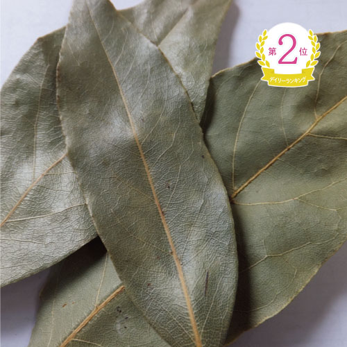 ローレルリーフホールオーガニック20g原産国：スペイン英名：Bay Leaf, Whole学名：Laurus nobilis科目：クスノキ科部位：葉別名：ゲッケイジュ（月桂樹）/ベイ月桂樹の葉。素材の臭みを消すので、料理でも幅広く使われています。特に煮込み料理には向いています。また、リースの材料としてもおすすめです。ハーブティーの基本の淹れ方ティースプーン1〜2杯(約2グラム)のドライハーブをポットに入れ、150cc〜200cc程度の熱湯を注ぎ、フタをして3〜5分間蒸らします。※実や根など硬いものは、軽くつぶすとより香りが立ちます。保存方法直射日光・高温多湿を避け、冷暗所にて密閉保存下さい。開封後はどうぞお早めにご使用下さい。