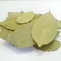 ローレルリーフホール20g原産国：トルコ英名：Bay Leaf, Whole学名：Laurus nobilis科目：クスノキ科部位：葉別名：ゲッケイジュ（月桂樹）/ベイ月桂樹の葉。素材の臭みを消すので、料理でも幅広く使われています。特に煮込み料理には向いています。また、リースの材料としてもおすすめです。ハーブティーの基本の淹れ方ティースプーン1〜2杯(約2グラム)のドライハーブをポットに入れ、150cc〜200cc程度の熱湯を注ぎ、フタをして3〜5分間蒸らします。※実や根など硬いものは、軽くつぶすとより香りが立ちます。保存方法直射日光・高温多湿を避け、冷暗所にて密閉保存下さい。開封後はどうぞお早めにご使用下さい。