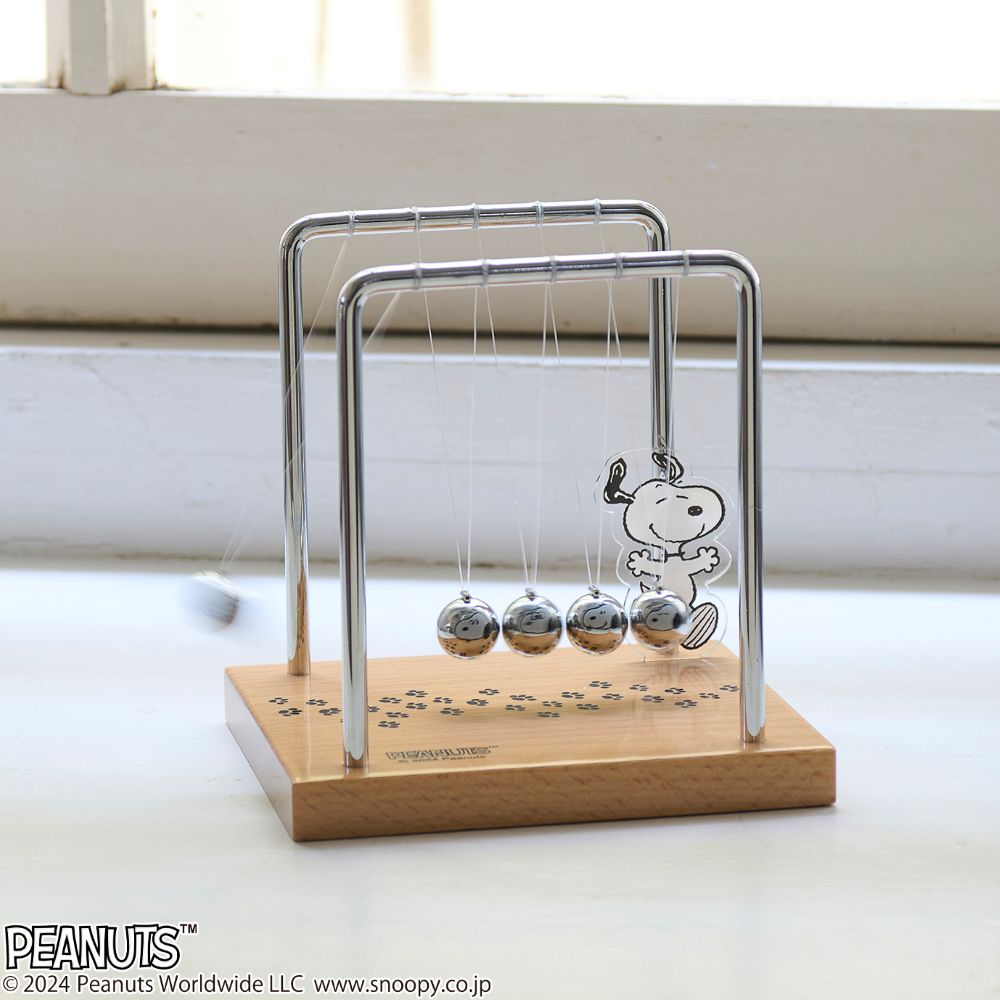 Rakuten - スヌーピー　PEANUTS　ニュートンのゆりかご　スヌーピーのバランスボールです　何と鉄球には5種のスヌーピーの顔がプリント　ダンスをしている？スヌーピーの専用アクスタが付属します　H135×W135×D115ミリ 重量390g　サイエンス　ギフト