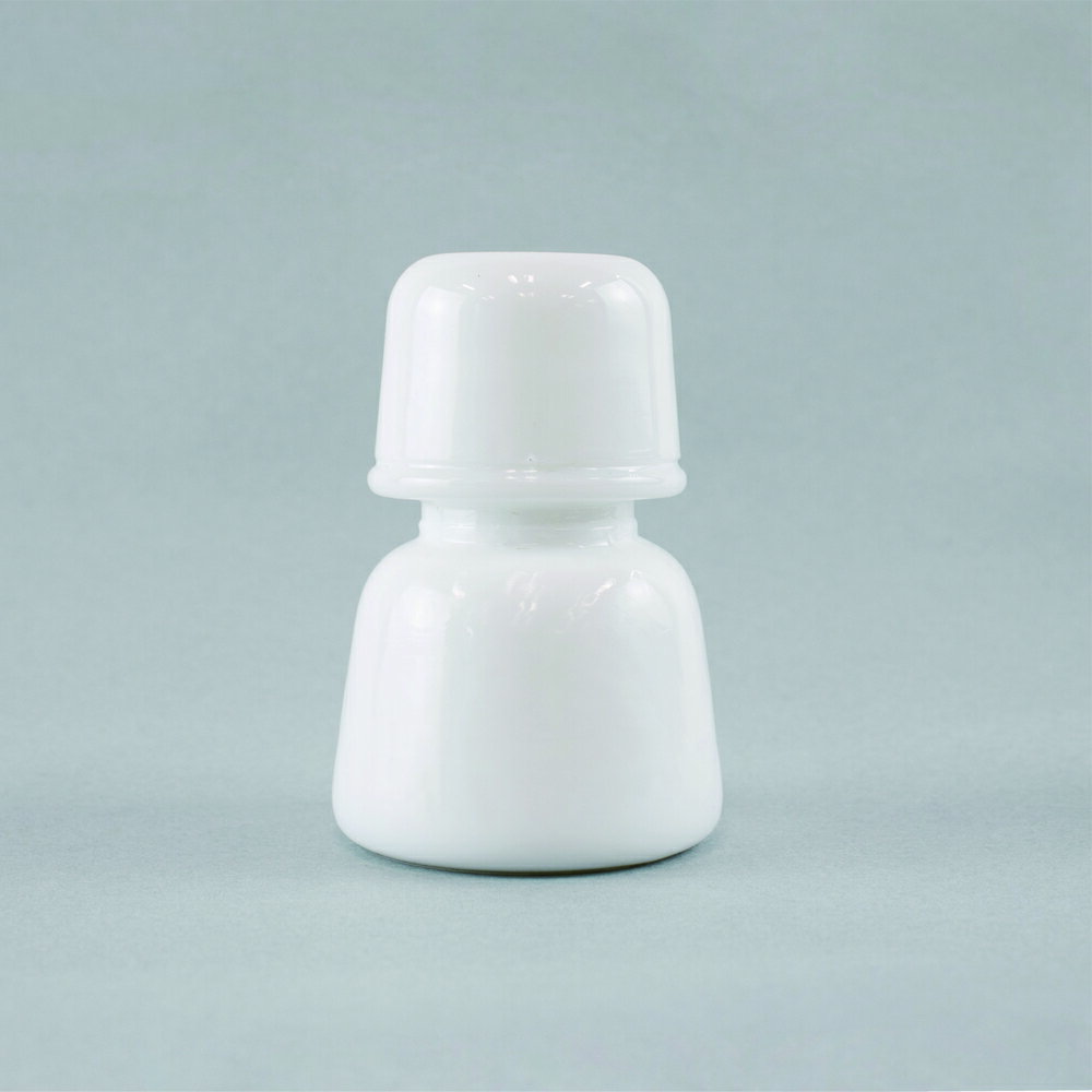 堀内製作所　歯科用ガラス　リーグラス　丸型薬瓶　(Lサイズ) ●カラー：乳白色 ●寸法：直径49mm × 高さ73mm ●容量：約 30ml 「暮らしに寄り添う小さなガラス器具を届けたい」 そんな思いから生まれたREGLAS（リーグラス）は...