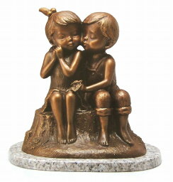 彫刻　玉野勢三　「ちいさな初恋」　ブロンズ像　銅製　銘あり　石台付き　人物像　座像　並んで座る子供たち　男の子と女の子　高さ約25cm　高岡銅器