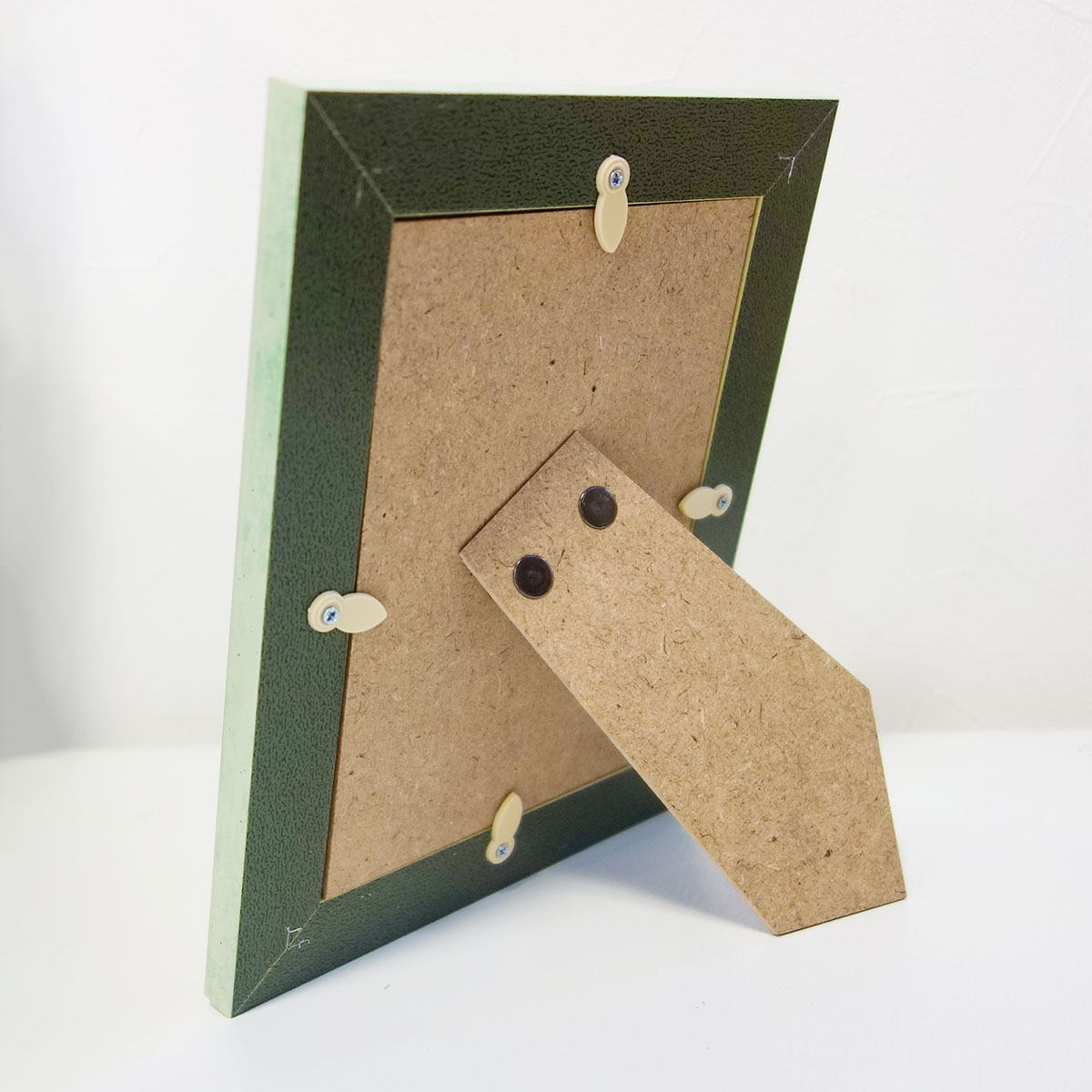 8237H 写真立て はがきがピッタリ収まる額 H判 ハガキサイズ(内寸151x107mm)パステルカラー 全3色 軽量 樹脂製 スタンド付き 写真入れ フォトフレーム フレーム幅30mm